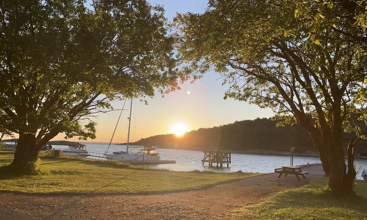 Jensesundet - Bolærne: {"base": "no", "no": "Kveldsstemning", "se": "Kv\u00e4llsst\u00e4mning", "en": "Evening atmosphere", "da": "Aftenstemning", "fr": "Ambiance du soir", "de": "Abendstimmung", "es": "Ambiente nocturno", "it": "Atmosfera serale", "pt": "P\u00f4r do Sol", "nl": "Avondsfeer", "pl": "Wieczorna atmosfera", "uk": "\u0412\u0435\u0447\u0456\u0440\u043d\u044f \u0430\u0442\u043c\u043e\u0441\u0444\u0435\u0440\u0430", "ro": "Ambian\u021b\u0103 de sear\u0103", "tr": "Ak\u015fam havas\u0131", "el": "\u0392\u03c1\u03b1\u03b4\u03b9\u03bd\u03ae \u03b1\u03c4\u03bc\u03cc\u03c3\u03c6\u03b1\u03b9\u03c1\u03b1", "cs": "Ve\u010dern\u00ed n\u00e1lada", "hu": "Esti hangulat", "fi": "Iltatunnelma", "bg": "\u0412\u0435\u0447\u0435\u0440\u043d\u0430 \u0430\u0442\u043c\u043e\u0441\u0444\u0435\u0440\u0430", "sr": "Ve\u010dernja atmosfera", "et": "\u00d5htune meeleolu", "lv": "Vakara noska\u0146a", "lt": "Vakaro atmosfera"}