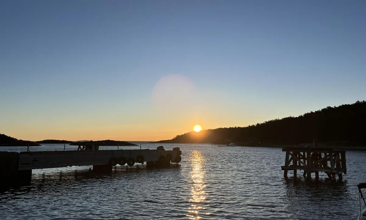 Jensesundet - Bolærne: {"base": "da", "no": "Solnedgang", "se": "Solnedg\u00e5ng", "en": "Sunset", "da": "Solnedgang", "fr": "Coucher du soleil", "de": "Sonnenuntergang", "es": "Puesta de sol", "it": "Tramonto", "pt": "P\u00f4r do sol", "nl": "Zonsondergang", "pl": "Zach\u00f3d s\u0142o\u0144ca", "uk": "\u0417\u0430\u0445\u0456\u0434 \u0441\u043e\u043d\u0446\u044f", "ro": "Apus de soare", "tr": "G\u00fcn bat\u0131m\u0131", "el": "\u0397\u03bb\u03b9\u03bf\u03b2\u03b1\u03c3\u03af\u03bb\u03b5\u03bc\u03b1", "cs": "Z\u00e1pad slunce", "hu": "Naplemente", "fi": "Auringonlasku", "bg": "\u0417\u0430\u043b\u0435\u0437", "sr": "\u0417\u0430\u043b\u0430\u0437\u0430\u043a \u0441\u0443\u043d\u0446\u0430", "et": "P\u00e4ikeseloojang", "lv": "Saulriets", "lt": "Saul\u0117lydis"}