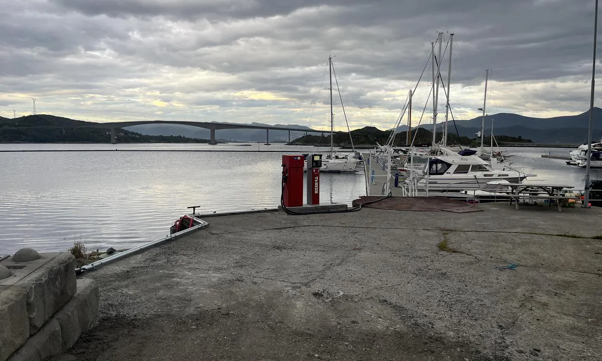Jensholm: {"base": "no", "no": "Drivstoff\r\n98 Bensin\r\nFarget Diesel EN 590", "se": "Br\u00e4nsle<br>98 Bensin<br>F\u00e4rgad Diesel EN 590", "en": "Fuel\n98 Gasoline\nDyed Diesel EN 590", "da": "Br\u00e6ndstof<br>98 Benzin<br>Farvet Diesel EN 590"}