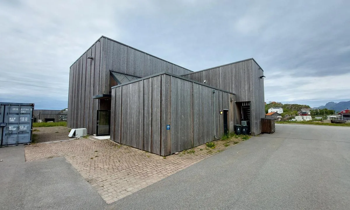 {"base": "en", "no": "Offentlig toalett tilgjengelig Kuholmveien 2.<br>D\u00f8r p\u00e5 siden.", "se": "Offentlig toalett tillg\u00e4nglig Kuholmveien 2.<br>D\u00f6rren p\u00e5 sidan.", "en": "Public toilet available Kuholmveien 2. \r\nDoor on the side.", "da": "Offentligt toilet tilg\u00e6ngeligt Kuholmveien 2.<br>D\u00f8r p\u00e5 siden.", "fr": "Toilette publique disponible \u00e0 Kuholmveien 2. <br> Porte sur le c\u00f4t\u00e9.", "de": "\u00d6ffentliche Toilette verf\u00fcgbar Kuholmveien 2. T\u00fcr an der Seite.", "es": "Ba\u00f1o p\u00fablico disponible Kuholmveien 2. <br> Puerta en el lado.", "it": "Servizi igienici pubblici disponibili a Kuholmveien 2.<br>Porta laterale.", "pt": "Banheiro p\u00fablico dispon\u00edvel Kuholmveien 2. Porta na lateral.", "nl": "Openbaar toilet beschikbaar Kuholmveien 2.<br>Deur aan de zijkant.", "pl": "<p>Publiczny toaleta dost\u0119pna Kuholmveien 2.<br>Drzwi z boku.</p>", "uk": "\u0414\u043e\u0441\u0442\u0443\u043f\u043d\u0438\u0439 \u0433\u0440\u043e\u043c\u0430\u0434\u0441\u044c\u043a\u0438\u0439 \u0442\u0443\u0430\u043b\u0435\u0442 Kuholmveien 2. <br> \u0414\u0432\u0435\u0440\u0456 \u0437\u0431\u043e\u043a\u0443.", "ro": "Toalet\u0103 public\u0103 disponibil\u0103 la Kuholmveien 2.<br>U\u0219\u0103 pe partea lateral\u0103.", "tr": "Herkese a\u00e7\u0131k tuvalet Kuholmveien 2. <br> Yan tarafta kap\u0131.", "el": "\u0394\u03b9\u03b1\u03b8\u03ad\u03c3\u03b9\u03bc\u03b7 \u03b4\u03b7\u03bc\u03cc\u03c3\u03b9\u03b1 \u03c4\u03bf\u03c5\u03b1\u03bb\u03ad\u03c4\u03b1 Kuholmveien 2. <br>\u03a0\u03cc\u03c1\u03c4\u03b1 \u03c3\u03c4\u03bf \u03c0\u03bb\u03ac\u03b9.", "cs": "Ve\u0159ejn\u00e1 toaleta k dispozici Kuholmveien 2. <br> Dve\u0159e na boku.", "hu": "Nyilv\u00e1nos WC el\u00e9rhet\u0151 Kuholmveien 2.<br />Ajt\u00f3 az oldalon.", "fi": "Yleinen wc saatavilla osoitteessa Kuholmveien 2.<br>Ovi sivulla.", "bg": "\u041e\u0431\u0449\u0435\u0441\u0442\u0432\u0435\u043d\u0430 \u0442\u043e\u0430\u043b\u0435\u0442\u043d\u0430 \u0434\u043e\u0441\u0442\u044a\u043f\u043d\u0430 \u043d\u0430 Kuholmveien 2.<br>\u0412\u0440\u0430\u0442\u0430 \u043e\u0442\u0441\u0442\u0440\u0430\u043d\u0438.", "sr": "Javni toalet dostupan Kuholmveien 2.<br>Vrata sa strane.", "et": "Avalik tualett saadaval Kuholmveien 2. <br>Uks k\u00fcljel.", "lv": "Publisk\u0101 tualete pieejama Kuholmveien 2.<br>Durvis s\u0101nos.", "lt": "Vie\u0161asis tualetas prieinamas Kuholmveien 2. Durys i\u0161 \u0161ono."}