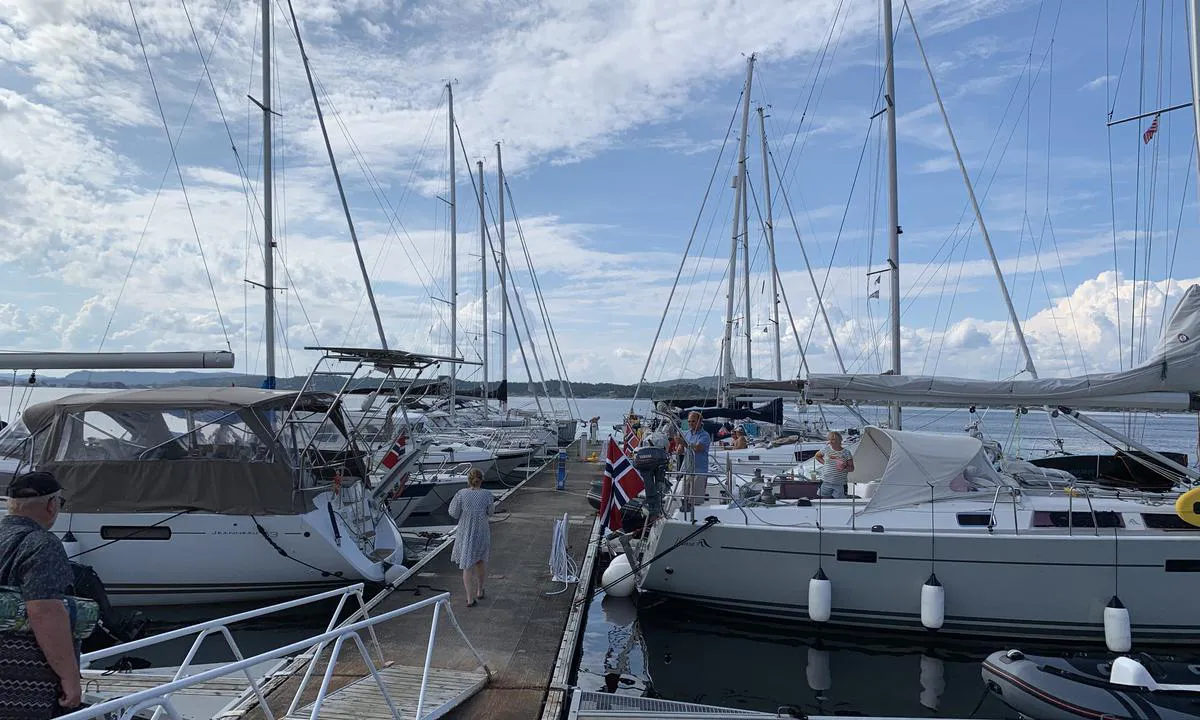 Jomfruland Gjestehavn: Søndre hovedbrygge. Dobbeltbåsene er vel store nok til en stor og en liten båt. Merk 53 foteren helt innerst til venstre - der er det fint og dypt.