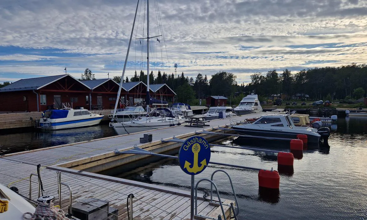 Junkön: {"base": "en", "no": "Den mer skjermede flytebryggen har ingen vann og str\u00f8mmen er sv\u00e6rt begrenset og krever en veldig, veldig lang kabel fra der bildet er tatt.", "se": "Den mer skyddade pontonen har inget vatten och elektricitet \u00e4r mycket begr\u00e4nsad och kr\u00e4ver en mycket, mycket l\u00e5ng kabel fr\u00e5n d\u00e4r fotot \u00e4r taget.", "en": "The more sheltered pontoon has no water and electricity is very limited and requires a very very long cable from where the photo is taken.", "da": "Den mere beskyttede ponton har ingen vand og elektricitet er meget begr\u00e6nset og kr\u00e6ver en meget, meget lang kabel fra hvor billedet er taget.", "fr": "Le ponton le plus abrit\u00e9 n'a pas d'eau et l'\u00e9lectricit\u00e9 est tr\u00e8s limit\u00e9e et n\u00e9cessite un tr\u00e8s tr\u00e8s long c\u00e2ble depuis l'endroit o\u00f9 la photo est prise.", "de": "Der gesch\u00fctztere Ponton hat kein Wasser und der Stromanschluss ist sehr begrenzt und erfordert ein sehr, sehr langes Kabel von dem Punkt aus, an dem das Foto aufgenommen wurde.", "es": "El pantal\u00e1n m\u00e1s resguardado no tiene agua y la electricidad es muy limitada y requiere un cable muy muy largo desde donde se toma la foto.", "it": "Il pontile pi\u00f9 riparato non ha acqua e l'elettricit\u00e0 \u00e8 molto limitata e richiede un cavo molto molto lungo da dove viene scattata la foto.", "pt": "O pont\u00e3o mais abrigado n\u00e3o tem \u00e1gua e a eletricidade \u00e9 muito limitada, sendo necess\u00e1rio um cabo muito, muito longo desde onde a foto foi tirada.", "nl": "De meer beschutte aanlegsteiger heeft geen water en elektriciteit is zeer beperkt en vereist een zeer, zeer lange kabel vanaf de plaats waar de foto is genomen.", "pl": "Bardziej os\u0142oni\u0119ta przysta\u0144 nie ma wody, a dost\u0119p do elektryczno\u015bci jest bardzo ograniczony i wymaga bardzo, bardzo d\u0142ugiego kabla od miejsca, gdzie zrobiono zdj\u0119cie.", "uk": "\u0411\u0456\u043b\u044c\u0448 \u0437\u0430\u0445\u0438\u0449\u0435\u043d\u0438\u0439 \u043f\u0456\u0440\u0441 \u043d\u0435 \u043c\u0430\u0454 \u0432\u043e\u0434\u0438, \u0430 \u0435\u043b\u0435\u043a\u0442\u0440\u0438\u043a\u0430 \u0434\u0443\u0436\u0435 \u043e\u0431\u043c\u0435\u0436\u0435\u043d\u0430 \u0456 \u0432\u0438\u043c\u0430\u0433\u0430\u0454 \u0434\u0443\u0436\u0435-\u0434\u0443\u0436\u0435 \u0434\u043e\u0432\u0433\u043e\u0433\u043e \u043a\u0430\u0431\u0435\u043b\u044e \u0432\u0456\u0434 \u043c\u0456\u0441\u0446\u044f, \u0434\u0435 \u0431\u0443\u043b\u043e \u0437\u0440\u043e\u0431\u043b\u0435\u043d\u043e \u0444\u043e\u0442\u043e.", "ro": "Pontonul mai ad\u0103postit nu are ap\u0103, iar electricitatea este foarte limitat\u0103 \u0219i necesit\u0103 un cablu foarte, foarte lung de unde a fost f\u0103cut\u0103 fotografia.", "tr": "Daha korunakl\u0131 olan iskelede su yoktur ve elektrik \u00e7ok s\u0131n\u0131rl\u0131d\u0131r ve foto\u011fraf\u0131n \u00e7ekildi\u011fi yerden \u00e7ok \u00e7ok uzun bir kablo gerektirir.", "el": "\u0397 \u03c0\u03b9\u03bf \u03c0\u03c1\u03bf\u03c3\u03c4\u03b1\u03c4\u03b5\u03c5\u03bc\u03ad\u03bd\u03b7 \u03c0\u03c1\u03bf\u03b2\u03bb\u03ae\u03c4\u03b1 \u03b4\u03b5\u03bd \u03ad\u03c7\u03b5\u03b9 \u03bd\u03b5\u03c1\u03cc \u03ba\u03b1\u03b9 \u03c4\u03bf \u03c1\u03b5\u03cd\u03bc\u03b1 \u03b5\u03af\u03bd\u03b1\u03b9 \u03c0\u03bf\u03bb\u03cd \u03c0\u03b5\u03c1\u03b9\u03bf\u03c1\u03b9\u03c3\u03bc\u03ad\u03bd\u03bf \u03ba\u03b1\u03b9 \u03b1\u03c0\u03b1\u03b9\u03c4\u03b5\u03af \u03ad\u03bd\u03b1 \u03c0\u03bf\u03bb\u03cd \u03c0\u03bf\u03bb\u03cd \u03bc\u03b1\u03ba\u03c1\u03cd \u03ba\u03b1\u03bb\u03ce\u03b4\u03b9\u03bf \u03b1\u03c0\u03cc \u03c4\u03bf \u03c3\u03b7\u03bc\u03b5\u03af\u03bf \u03c0\u03bf\u03c5 \u03ad\u03c7\u03b5\u03b9 \u03bb\u03b7\u03c6\u03b8\u03b5\u03af \u03b7 \u03c6\u03c9\u03c4\u03bf\u03b3\u03c1\u03b1\u03c6\u03af\u03b1.", "cs": "L\u00e9pe chr\u00e1n\u011bn\u00e9 ponton nem\u00e1 vodu a elekt\u0159ina je velmi omezena a vy\u017eaduje velmi velmi dlouh\u00fd kabel od m\u00edsta, kde byla po\u0159\u00edzena fotografie.", "hu": "A v\u00e9dettebb \u00fasz\u00f3m\u00f3l\u00f3n nincs v\u00edz, \u00e9s az \u00e1ramell\u00e1t\u00e1s nagyon korl\u00e1tozott, nagyon-nagyon hossz\u00fa k\u00e1belre van sz\u00fcks\u00e9g ahhoz a helyhez, ahol a f\u00e9nyk\u00e9p k\u00e9sz\u00fclt.", "fi": "Suojaisemmalla ponttonilla ei ole vett\u00e4 ja s\u00e4hk\u00f6 on hyvin rajoitettua, ja tarvitset eritt\u00e4in pitk\u00e4n kaapelin siit\u00e4, mist\u00e4 kuva on otettu.", "bg": "\u041f\u043e-\u0437\u0430\u0449\u0438\u0442\u0435\u043d\u0438\u044f\u0442 \u043f\u043e\u043d\u0442\u043e\u043d \u043d\u044f\u043c\u0430 \u0432\u043e\u0434\u0430, \u0430 \u0435\u043b\u0435\u043a\u0442\u0440\u0438\u0447\u0435\u0441\u0442\u0432\u043e\u0442\u043e \u0435 \u043c\u043d\u043e\u0433\u043e \u043e\u0433\u0440\u0430\u043d\u0438\u0447\u0435\u043d\u043e \u0438 \u0438\u0437\u0438\u0441\u043a\u0432\u0430 \u043c\u043d\u043e\u0433\u043e \u043c\u043d\u043e\u0433\u043e \u0434\u044a\u043b\u044a\u0433 \u043a\u0430\u0431\u0435\u043b \u043e\u0442 \u043c\u044f\u0441\u0442\u043e\u0442\u043e, \u043a\u044a\u0434\u0435\u0442\u043e \u0435 \u043d\u0430\u043f\u0440\u0430\u0432\u0435\u043d\u0430 \u0441\u043d\u0438\u043c\u043a\u0430\u0442\u0430.", "sr": "Za\u0161ti\u0107eniji ponton nema vodu, a struja je veoma ograni\u010dena i zahteva veoma, veoma dug kabl od mesta gde je fotografija snimljena.", "et": "Rohkem varjatud pontoonil ei ole vett ja elekter on v\u00e4ga piiratud ning vajab foto tegemise kohast v\u00e4ga-v\u00e4ga pikka kaablit.", "lv": "Vair\u0101k aizsarg\u0101tais pontons nav apr\u012bkots ar \u016bdeni, un elektr\u012bba ir \u013coti ierobe\u017eota: nepiecie\u0161ams \u013coti, \u013coti gar\u0161 kabelis no vietas, kur tika uz\u0146emts foto.", "lt": "Labiau apsaugotas pontonas neturi vandens, o elektra yra labai ribota ir reikalauja labai ilgo laido nuo vietos, kur buvo daryta nuotrauka."}