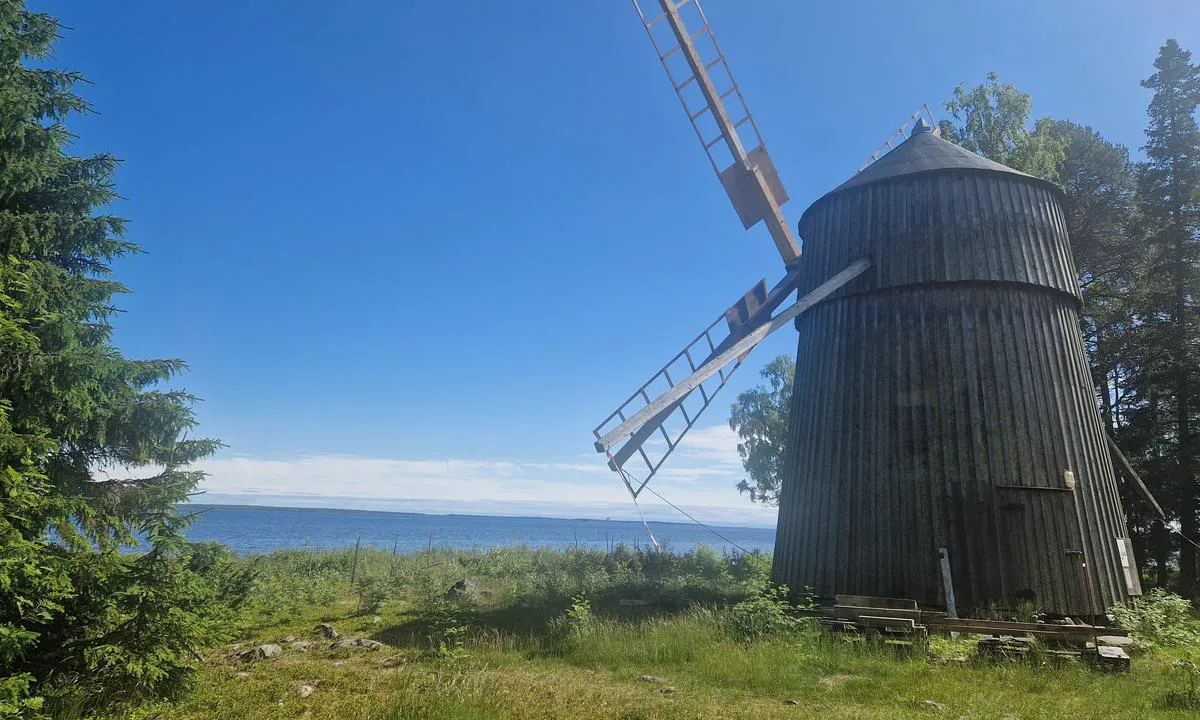 Junkön: {"base": "en", "no": "Den gamle vindm\u00f8llen er under vurdering (2025) og det er ikke mulig \u00e5 bes\u00f8ke den under arbeidet.", "se": "Den gamla v\u00e4derkvarnen \u00e4r under reflektion (2025) och det finns inget bes\u00f6ksalternativ under arbetet.", "en": "The old windmill is under reflection (2025) and there is no visit option during the work.", "da": "Den gamle vindm\u00f8lle er under reparation (2025) og der er ingen bes\u00f8gsoption under arbejdet.", "fr": "Le vieux moulin \u00e0 vent est en cours de r\u00e9flexion (2025) et il n'y a pas d'option de visite pendant les travaux.", "de": "Die alte Windm\u00fchle wird renoviert (2025) und eine Besichtigung ist w\u00e4hrend der Arbeiten nicht m\u00f6glich.", "es": "El antiguo molino de viento est\u00e1 en obras de restauraci\u00f3n (2025) y no hay opci\u00f3n de visita durante el trabajo.", "it": "Il vecchio mulino a vento \u00e8 in fase di restauro (2025) e non \u00e8 possibile visitarlo durante i lavori.", "pt": "O antigo moinho de vento est\u00e1 em reformas (2025) e n\u00e3o h\u00e1 op\u00e7\u00e3o de visita durante o trabalho.", "nl": "De oude windmolen is onder reflectie (2025) en er is geen bezoekoptie tijdens de werkzaamheden.", "pl": "Stary wiatrak jest w trakcie renowacji (2025) i nie ma mo\u017cliwo\u015bci wizyt podczas prac.", "uk": "\u0421\u0442\u0430\u0440\u0438\u0439 \u043c\u043b\u0438\u043d \u0437\u043d\u0430\u0445\u043e\u0434\u0438\u0442\u044c\u0441\u044f \u043d\u0430 \u0440\u0435\u043a\u043e\u043d\u0441\u0442\u0440\u0443\u043a\u0446\u0456\u0457 (2025) \u0456 \u0432\u0430\u0440\u0456\u0430\u043d\u0442 \u0432\u0456\u0434\u0432\u0456\u0434\u0443\u0432\u0430\u043d\u043d\u044f \u043f\u0456\u0434 \u0447\u0430\u0441 \u0440\u043e\u0431\u0456\u0442 \u0432\u0456\u0434\u0441\u0443\u0442\u043d\u0456\u0439.", "ro": "Vechiul t\u00e2rg de v\u00e2nt este \u00een curs de reabilitare (2025) \u0219i nu exist\u0103 op\u021biunea de a-l vizita \u00een timpul lucr\u0103rilor.", "tr": "Eski yel de\u011firmeni yeniden de\u011ferlendirme alt\u0131nda (2025) ve \u00e7al\u0131\u015fmalar s\u0131ras\u0131nda ziyaret se\u00e7ene\u011fi yok.", "el": "\u039f \u03c0\u03b1\u03bb\u03b9\u03cc\u03c2 \u03b1\u03bd\u03b5\u03bc\u03cc\u03bc\u03c5\u03bb\u03bf\u03c2 \u03b2\u03c1\u03af\u03c3\u03ba\u03b5\u03c4\u03b1\u03b9 \u03c5\u03c0\u03cc \u03b1\u03c0\u03bf\u03ba\u03b1\u03c4\u03ac\u03c3\u03c4\u03b1\u03c3\u03b7 (2025) \u03ba\u03b1\u03b9 \u03b4\u03b5\u03bd \u03c5\u03c0\u03ac\u03c1\u03c7\u03b5\u03b9 \u03b4\u03c5\u03bd\u03b1\u03c4\u03cc\u03c4\u03b7\u03c4\u03b1 \u03b5\u03c0\u03af\u03c3\u03ba\u03b5\u03c8\u03b7\u03c2 \u03ba\u03b1\u03c4\u03ac \u03c4\u03b7 \u03b4\u03b9\u03ac\u03c1\u03ba\u03b5\u03b9\u03b1 \u03c4\u03c9\u03bd \u03b5\u03c1\u03b3\u03b1\u03c3\u03b9\u03ce\u03bd.", "cs": "Star\u00fd v\u011btrn\u00fd ml\u00fdn je v procesu renovace (2025) a b\u011bhem prac\u00ed nen\u00ed mo\u017enost n\u00e1v\u0161t\u011bvy.", "hu": "A r\u00e9gi sz\u00e9lmalom fel\u00faj\u00edt\u00e1s alatt \u00e1ll (2025), \u00e9s a munk\u00e1latok ideje alatt nem l\u00e1togathat\u00f3.", "fi": "Vanha mylly on tarkastelussa (2025) eik\u00e4 vierailuja voi tehd\u00e4 t\u00f6iden aikana.", "bg": "\u0421\u0442\u0430\u0440\u0430\u0442\u0430 \u0432\u044f\u0442\u044a\u0440\u043d\u0430 \u043c\u0435\u043b\u043d\u0438\u0446\u0430 \u0435 \u043f\u043e\u0434 \u0440\u0435\u043d\u043e\u0432\u0430\u0446\u0438\u044f (2025) \u0438 \u043d\u044f\u043c\u0430 \u0432\u044a\u0437\u043c\u043e\u0436\u043d\u043e\u0441\u0442 \u0437\u0430 \u043f\u043e\u0441\u0435\u0449\u0435\u043d\u0438\u0435 \u043f\u043e \u0432\u0440\u0435\u043c\u0435 \u043d\u0430 \u0440\u0430\u0431\u043e\u0442\u0430\u0442\u0430.", "sr": "Stari vetrenja\u010da je pod reflekcijom (2025) i nema opcije posete tokom radova.", "et": "Vana tuuleveski on kaalumisel (2025) ja t\u00f6\u00f6 ajal ei ole k\u00fclastusv\u00f5imalust.", "lv": "Vecais v\u0113jdzirnavas tiek restaur\u0113tas (2025) un darba laik\u0101 apmekl\u0113jums nav iesp\u0113jams.", "lt": "Senasis v\u0117jarodis yra rekonstrukcijoje (2025) ir darb\u0173 metu lankymo galimybi\u0173 n\u0117ra."}