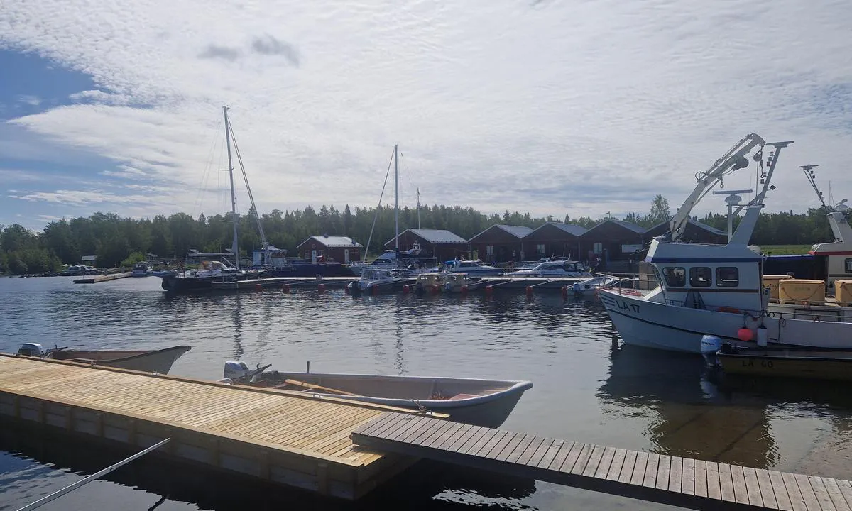 Junkön: {"base": "en", "no": "N\u00e5r fiskeb\u00e5ten kommer inn kan du kj\u00f8pe fersk fisk. Du kan sp\u00f8rre kaf\u00e9en n\u00e5r det er mulig.", "se": "N\u00e4r fiskeb\u00e5ten kommer in kan du k\u00f6pa f\u00e4rsk fisk. Du kan fr\u00e5ga p\u00e5 caf\u00e9et n\u00e4r det \u00e4r m\u00f6jligt.", "en": "When the fisher boat comes in you can buy fresh fish. You can ask to the caf\u00e9 when that is possible.", "da": "N\u00e5r fiskerb\u00e5den kommer ind, kan du k\u00f8be frisk fisk. Du kan sp\u00f8rge caf\u00e9en, hvorn\u00e5r det er muligt.", "fr": "Lorsque le bateau de p\u00eache arrive, vous pouvez acheter du poisson frais. Vous pouvez demander au caf\u00e9 quand cela est possible.", "de": "Wenn das Fischerboot hereinkommt, k\u00f6nnen Sie frischen Fisch kaufen. Sie k\u00f6nnen im Caf\u00e9 nachfragen, wann das m\u00f6glich ist.", "es": "Cuando el barco pesquero llega, puedes comprar pescado fresco. Puedes preguntar en el caf\u00e9 cu\u00e1ndo es posible.", "it": "Quando il peschereccio arriva, puoi comprare pesce fresco. Puoi chiedere al caff\u00e8 quando \u00e8 possibile.", "pt": "Quando o barco de pesca chega, voc\u00ea pode comprar peixe fresco. Voc\u00ea pode perguntar ao caf\u00e9 quando isso \u00e9 poss\u00edvel.", "nl": "Wanneer de vissersboot binnenkomt, kun je verse vis kopen. Je kunt bij het caf\u00e9 navragen wanneer dat mogelijk is.", "pl": "Kiedy kuter rybacki przyp\u0142ywa, mo\u017cesz kupi\u0107 \u015bwie\u017c\u0105 ryb\u0119. Mo\u017cesz zapyta\u0107 w kawiarni, kiedy to jest mo\u017cliwe.", "uk": "\u041a\u043e\u043b\u0438 \u0440\u0438\u0431\u0430\u043b\u044c\u0441\u044c\u043a\u0438\u0439 \u0447\u043e\u0432\u0435\u043d \u043f\u043e\u0432\u0435\u0440\u0442\u0430\u0454\u0442\u044c\u0441\u044f, \u0432\u0438 \u043c\u043e\u0436\u0435\u0442\u0435 \u043a\u0443\u043f\u0438\u0442\u0438 \u0441\u0432\u0456\u0436\u0443 \u0440\u0438\u0431\u0443. \u0412\u0438 \u043c\u043e\u0436\u0435\u0442\u0435 \u0437\u0430\u043f\u0438\u0442\u0430\u0442\u0438 \u0443 \u043a\u0430\u0444\u0435, \u043a\u043e\u043b\u0438 \u0446\u0435 \u043c\u043e\u0436\u043b\u0438\u0432\u043e.", "ro": "C\u00e2nd barca de pescuit intr\u0103 \u00een port, pute\u021bi cump\u0103ra pe\u0219te proasp\u0103t. Pute\u021bi \u00eentreba la cafenea c\u00e2nd este posibil acest lucru.", "tr": "Bal\u0131k\u00e7\u0131 teknesi geldi\u011finde taze bal\u0131k sat\u0131n alabilirsiniz. Bunun m\u00fcmk\u00fcn olup olmad\u0131\u011f\u0131n\u0131 kafeye sorabilirsiniz.", "el": "\u038c\u03c4\u03b1\u03bd \u03c4\u03bf \u03b1\u03bb\u03b9\u03b5\u03c5\u03c4\u03b9\u03ba\u03cc \u03c3\u03ba\u03ac\u03c6\u03bf\u03c2 \u03ad\u03c1\u03c7\u03b5\u03c4\u03b1\u03b9, \u03bc\u03c0\u03bf\u03c1\u03b5\u03af\u03c4\u03b5 \u03bd\u03b1 \u03b1\u03b3\u03bf\u03c1\u03ac\u03c3\u03b5\u03c4\u03b5 \u03c6\u03c1\u03ad\u03c3\u03ba\u03bf \u03c8\u03ac\u03c1\u03b9. \u039c\u03c0\u03bf\u03c1\u03b5\u03af\u03c4\u03b5 \u03bd\u03b1 \u03c1\u03c9\u03c4\u03ae\u03c3\u03b5\u03c4\u03b5 \u03c3\u03c4\u03bf \u03ba\u03b1\u03c6\u03ad \u03c0\u03cc\u03c4\u03b5 \u03b5\u03af\u03bd\u03b1\u03b9 \u03b4\u03c5\u03bd\u03b1\u03c4\u03cc\u03bd.", "cs": "Kdy\u017e p\u0159ijede ryb\u00e1\u0159sk\u00e1 lo\u010f, m\u016f\u017eete si koupit \u010derstv\u00e9 ryby. M\u016f\u017eete se zeptat v kav\u00e1rn\u011b, kdy je to mo\u017en\u00e9.", "hu": "Amikor a hal\u00e1szhaj\u00f3 be\u00e9rkezik, friss halat v\u00e1s\u00e1rolhat. Megk\u00e9rdezheti a k\u00e1v\u00e9z\u00f3t, mikor lesz ez lehets\u00e9ges.", "fi": "Kun kalastusvene saapuu, voit ostaa tuoretta kalaa. Voit kysy\u00e4 kahvilasta, milloin se on mahdollista.", "bg": "\u041a\u043e\u0433\u0430\u0442\u043e \u0440\u0438\u0431\u0430\u0440\u0441\u043a\u0430\u0442\u0430 \u043b\u043e\u0434\u043a\u0430 \u043f\u0440\u0438\u0441\u0442\u0438\u0433\u043d\u0435, \u043c\u043e\u0436\u0435\u0442\u0435 \u0434\u0430 \u043a\u0443\u043f\u0438\u0442\u0435 \u043f\u0440\u044f\u0441\u043d\u0430 \u0440\u0438\u0431\u0430. \u041c\u043e\u0436\u0435\u0442\u0435 \u0434\u0430 \u043f\u043e\u043f\u0438\u0442\u0430\u0442\u0435 \u0432 \u043a\u0430\u0444\u0435\u043d\u0435\u0442\u043e, \u043a\u043e\u0433\u0430\u0442\u043e \u0442\u043e\u0432\u0430 \u0435 \u0432\u044a\u0437\u043c\u043e\u0436\u043d\u043e.", "sr": "Kada ribarski brod do\u0111e mo\u017eete kupiti sve\u017eu ribu. Mo\u017eete pitati u kafi\u0107u kada je to mogu\u0107e.", "et": "Kui kalapaat saabub, saate osta v\u00e4rsket kala. K\u00fcsi kohvikust, millal see v\u00f5imalik on.", "lv": "Kad zvejas laiva ien\u0101k, j\u016bs varat nopirkt svaigas zivis. Varat pajaut\u0101t kafejn\u012bcai, kad tas ir iesp\u0113jams.", "lt": "Kai \u017evej\u0173 valtis atplaukia, galite nusipirkti \u0161vie\u017eios \u017euvies. Kavin\u0117s galite paklausti, kada tai \u012fmanoma."}
