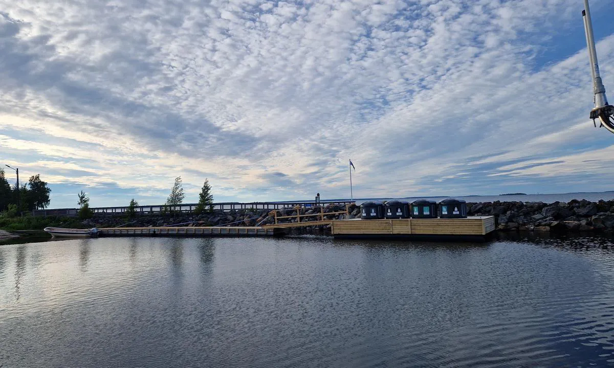 Junkön: {"base": "en", "no": "Resirkuleringspontongen.", "se": "\u00c5tervinningspontonen.", "en": "The recycling pontoon.", "da": "Genbrugspontonen.", "fr": "Le ponton de recyclage.", "de": "Der Recycling-Ponton.", "es": "El pont\u00f3n de reciclaje.", "it": "Il pontile per il riciclaggio.", "pt": "O pont\u00e3o de reciclagem.", "nl": "De recyclepontoon.", "pl": "Ponton do recyklingu.", "uk": "\u041f\u043e\u043d\u0442\u043e\u043d \u0434\u043b\u044f \u043f\u0435\u0440\u0435\u0440\u043e\u0431\u043a\u0438.", "ro": "Pontonul de reciclare.", "tr": "Geri d\u00f6n\u00fc\u015f\u00fcm y\u00fczer iskelesi.", "el": "\u0397 \u03b1\u03bd\u03b1\u03ba\u03c5\u03ba\u03bb\u03bf\u03cd\u03bc\u03b5\u03bd\u03b7 \u03c0\u03bb\u03c9\u03c4\u03ae \u03c0\u03c1\u03bf\u03b2\u03bb\u03ae\u03c4\u03b1.", "cs": "Recykla\u010dn\u00ed ponton.", "hu": "Az \u00fajrahasznos\u00edt\u00f3 \u00fasz\u00f3ponton.", "fi": "Kierr\u00e4tysponttooni", "bg": "\u041f\u043e\u043d\u0442\u043e\u043d\u044a\u0442 \u0437\u0430 \u0440\u0435\u0446\u0438\u043a\u043b\u0438\u0440\u0430\u043d\u0435.", "sr": "\u041f\u043e\u043d\u0442\u043e\u043d \u0437\u0430 \u0440\u0435\u0446\u0438\u043a\u043b\u0430\u0436\u0443.", "et": "Ringlussev\u00f5tu pontoon.", "lv": "P\u0101rstr\u0101des pontons.", "lt": "Perdirbimo pontonas."}