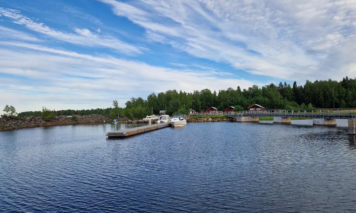 Junkön: {"base": "en", "no": "En av de tre bryggene. Den har vann og elektrisitet.", "se": "En av de tre pontonerna. Den har vatten och elektricitet.", "en": "Once of the three pontoons. That one has water and electricity.", "da": "En af de tre pontoner. Den ene har vand og elektricitet.", "fr": "Une des trois pontons. Celui-l\u00e0 a de l'eau et de l'\u00e9lectricit\u00e9.", "de": "Einer der drei Pontons. Dieser hat Wasser und Strom.", "es": "Uno de los tres pontones. Ese tiene agua y electricidad.", "it": "Uno dei tre pontili. Quello ha acqua ed elettricit\u00e0.", "pt": "Uma das tr\u00eas pontes flutuantes. Aquela tem \u00e1gua e eletricidade.", "nl": "Een van de drie pontons. Die heeft water en elektriciteit.", "pl": "Jeden z trzech pomost\u00f3w. Ten ma wod\u0119 i pr\u0105d.", "uk": "\u041e\u0434\u0438\u043d \u0437 \u0442\u0440\u044c\u043e\u0445 \u043f\u043e\u043d\u0442\u043e\u043d\u0456\u0432. \u0426\u0435\u0439 \u043c\u0430\u0454 \u0432\u043e\u0434\u0443 \u0442\u0430 \u0435\u043b\u0435\u043a\u0442\u0440\u0438\u043a\u0443.", "ro": "Unul dintre cele trei pontoane. Acesta are ap\u0103 \u0219i electricitate.", "tr": "\u00dc\u00e7 pontondan biri. Bu pontonun suyu ve elektri\u011fi var.", "el": "\u039c\u03af\u03b1 \u03b1\u03c0\u03cc \u03c4\u03b9\u03c2 \u03c4\u03c1\u03b5\u03b9\u03c2 \u03c0\u03bb\u03c9\u03c4\u03ad\u03c2 \u03b1\u03c0\u03bf\u03b2\u03ac\u03b8\u03c1\u03b5\u03c2. \u0391\u03c5\u03c4\u03ae \u03b4\u03b9\u03b1\u03b8\u03ad\u03c4\u03b5\u03b9 \u03bd\u03b5\u03c1\u03cc \u03ba\u03b1\u03b9 \u03b7\u03bb\u03b5\u03ba\u03c4\u03c1\u03b9\u03ba\u03cc \u03c1\u03b5\u03cd\u03bc\u03b1.", "cs": "Jedno z t\u0159\u00ed ponton\u016f. Tento ponton m\u00e1 vodu a elekt\u0159inu.", "hu": "Az egyik a h\u00e1rom m\u00f3l\u00f3b\u00f3l. Az egyiken van v\u00edz \u00e9s villany.", "fi": "Yhdell\u00e4 kolmesta ponttoonista. Siell\u00e4 on vett\u00e4 ja s\u00e4hk\u00f6\u00e4.", "bg": "\u0415\u0434\u0438\u043d \u043e\u0442 \u0442\u0440\u0438\u0442\u0435 \u043f\u043e\u043d\u0442\u043e\u043d\u0430. \u0422\u043e\u0437\u0438 \u0438\u043c\u0430 \u0432\u043e\u0434\u0430 \u0438 \u0435\u043b\u0435\u043a\u0442\u0440\u0438\u0447\u0435\u0441\u0442\u0432\u043e.", "sr": "Jedan od tri pontona. Taj ima vodu i struju.", "et": "\u00dcks kolmest pontoonist. Sellel on vesi ja elekter.", "lv": "Viens no trim pontoniem. \u0160im ir \u016bdens un elektr\u012bba.", "lt": "Vienas i\u0161 trij\u0173 ponton\u0173. Tas turi vanden\u012f ir elektr\u0105."}