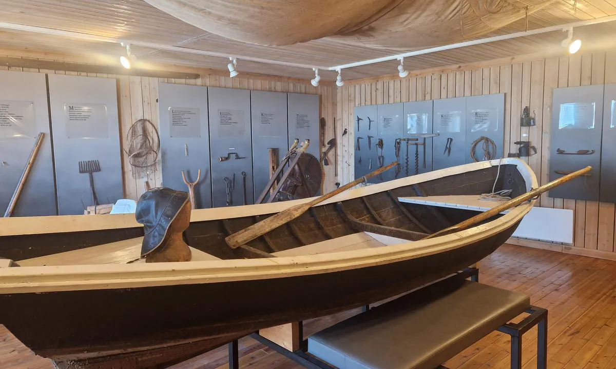 Junkön: {"base": "en", "no": "Museet er direkte tilknyttet kafeen.", "se": "Museet \u00e4r direkt anslutet till Caf\u00e9et.", "en": "The museum is directly connected to the Caf\u00e9.", "da": "Museet er direkte forbundet med Caf\u00e9en.", "fr": "Le mus\u00e9e est directement reli\u00e9 au Caf\u00e9.", "de": "Das Museum ist direkt mit dem Caf\u00e9 verbunden.", "es": "El museo est\u00e1 directamente conectado al Caf\u00e9.", "it": "Il museo \u00e8 direttamente collegato al Caf\u00e9.", "pt": "O museu est\u00e1 diretamente ligado ao Caf\u00e9.", "nl": "Het museum is direct verbonden met het Caf\u00e9.", "pl": "Muzeum jest bezpo\u015brednio po\u0142\u0105czone z kawiarni\u0105.", "uk": "\u041c\u0443\u0437\u0435\u0439 \u0431\u0435\u0437\u043f\u043e\u0441\u0435\u0440\u0435\u0434\u043d\u044c\u043e \u0437'\u0454\u0434\u043d\u0430\u043d\u0438\u0439 \u0437 \u043a\u0430\u0444\u0435.", "ro": "Muzeul este direct conectat la Cafenea.", "tr": "M\u00fcze do\u011frudan Kafe'ye ba\u011fl\u0131d\u0131r.", "el": "\u03a4\u03bf \u03bc\u03bf\u03c5\u03c3\u03b5\u03af\u03bf \u03b5\u03af\u03bd\u03b1\u03b9 \u03b1\u03c0\u03b5\u03c5\u03b8\u03b5\u03af\u03b1\u03c2 \u03c3\u03c5\u03bd\u03b4\u03b5\u03b4\u03b5\u03bc\u03ad\u03bd\u03bf \u03bc\u03b5 \u03c4\u03bf \u039a\u03b1\u03c6\u03ad.", "cs": "Muzeum je p\u0159\u00edmo spojeno s kav\u00e1rnou.", "hu": "A m\u00fazeum k\u00f6zvetlen\u00fcl kapcsol\u00f3dik a K\u00e1v\u00e9z\u00f3hoz.", "fi": "Museo on suoraan yhteydess\u00e4 kahvilaan.", "bg": "\u041c\u0443\u0437\u0435\u044f\u0442 \u0435 \u0434\u0438\u0440\u0435\u043a\u0442\u043d\u043e \u0441\u0432\u044a\u0440\u0437\u0430\u043d \u0441 \u043a\u0430\u0444\u0435\u043d\u0435\u0442\u043e.", "sr": "Muzej je direktno povezan sa kafeom.", "et": "Muuseum on otse \u00fchendatud kohvikuga.", "lv": "Muzejs ir tie\u0161i savienots ar kafejn\u012bcu.", "lt": "Muziejus yra tiesiogiai sujungtas su kavine."}