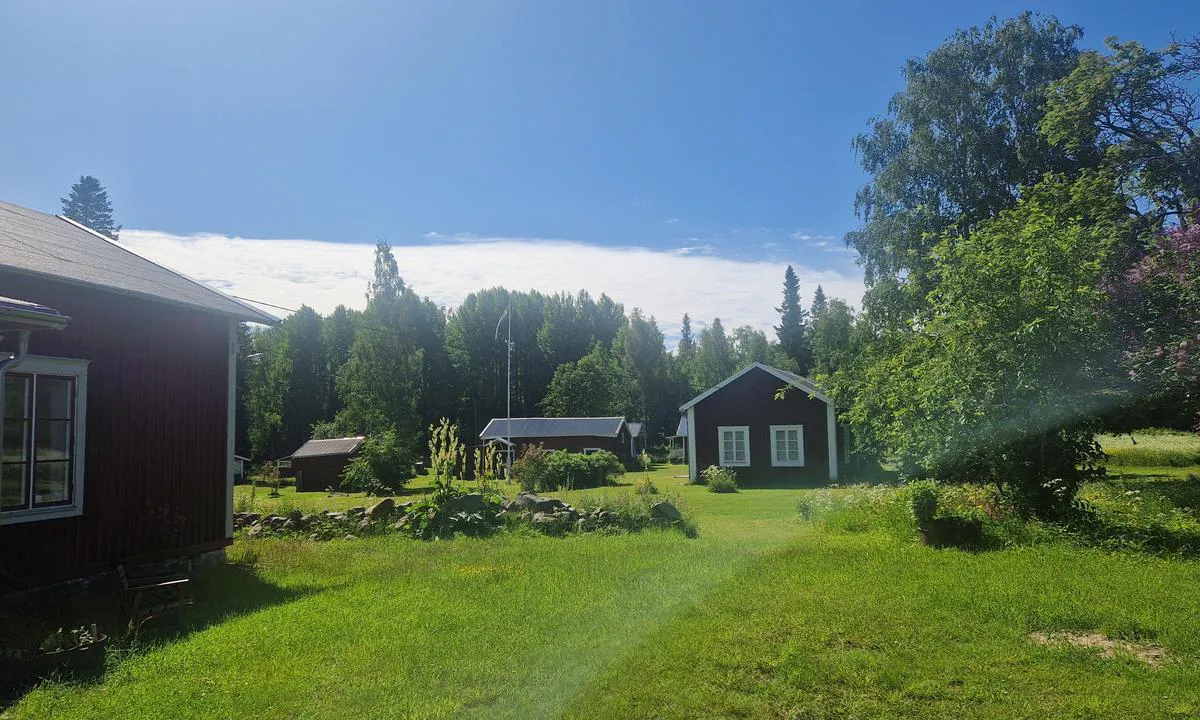 Junkön: {"base": "en", "no": "Landskapet p\u00e5 \u00f8ya og landsbyen er veldig skj\u00f8nne, men forvent ikke \u00e5 finne noen butikk. I havnen er det en kaf\u00e9.", "se": "Landskapet p\u00e5 \u00f6n och byn \u00e4r mycket trevliga, men f\u00f6rv\u00e4nta dig inte att hitta n\u00e5gon aff\u00e4r. <br /> I hamnen finns det ett caf\u00e9.", "en": "The island countryside and the village are very nice, but do not expect to find any shop.\r\nIn the harbour, there is a caf\u00e9.", "da": "\u00d8ens landskab og landsbyen er meget flotte, men forvent ikke at finde nogen butikker.<br> I havnen er der en caf\u00e9.", "fr": "La campagne de l'\u00eele et le village sont tr\u00e8s agr\u00e9ables, mais ne vous attendez pas \u00e0 trouver de magasin.<br>Dans le port, il y a un caf\u00e9.", "de": "Die Insel-Landschaft und das Dorf sind sehr sch\u00f6n, aber es gibt keine Gesch\u00e4fte. Im Hafen gibt es ein Caf\u00e9.", "es": "El paisaje de la isla y el pueblo son muy bonitos, pero no esperes encontrar ninguna tienda.<br>En el puerto, hay un caf\u00e9.", "it": "La campagna dell'isola e il villaggio sono molto belli, ma non aspettatevi di trovare alcun negozio. Nel porto, c'\u00e8 un caff\u00e8.", "pt": "O campo da ilha e a aldeia s\u00e3o muito agrad\u00e1veis, mas n\u00e3o espere encontrar nenhuma loja. No porto, h\u00e1 um caf\u00e9.", "nl": "Het landschap van het eiland en het dorp zijn erg mooi, maar verwacht geen winkel te vinden.<br>In de haven is er een caf\u00e9.", "pl": "Okolica wyspy i wioski jest bardzo \u0142adna, ale nie spodziewaj si\u0119 znale\u017a\u0107 \u017cadnego sklepu. W porcie jest kawiarnia.", "uk": "\u0421\u0456\u043b\u044c\u0441\u044c\u043a\u0456 \u043a\u0440\u0430\u0454\u0432\u0438\u0434\u0438 \u043e\u0441\u0442\u0440\u043e\u0432\u0430 \u0442\u0430 \u0441\u0435\u043b\u043e \u0434\u0443\u0436\u0435 \u043f\u0440\u0438\u0454\u043c\u043d\u0456, \u0430\u043b\u0435 \u043d\u0435 \u0440\u043e\u0437\u0440\u0430\u0445\u043e\u0432\u0443\u0439\u0442\u0435 \u0437\u043d\u0430\u0439\u0442\u0438 \u044f\u043a\u0456\u0441\u044c \u043c\u0430\u0433\u0430\u0437\u0438\u043d\u0438.<br>\u0423 \u0433\u0430\u0432\u0430\u043d\u0456 \u0454 \u043a\u0430\u0444\u0435.", "ro": "Peisajul insulei \u0219i satul sunt foarte frumoase, dar nu v\u0103 a\u0219tepta\u021bi s\u0103 g\u0103si\u021bi vreun magazin.<br>\u00cen port, exist\u0103 o cafenea.", "tr": "Adaya ait k\u0131rsal alan ve k\u00f6y \u00e7ok g\u00fczel, ancak herhangi bir d\u00fckkan bulmay\u0131 beklemeyin.<br>Limanda, bir kafe bulunmaktad\u0131r.", "el": "\u0397 \u03cd\u03c0\u03b1\u03b9\u03b8\u03c1\u03bf\u03c2 \u03c4\u03bf\u03c5 \u03bd\u03b7\u03c3\u03b9\u03bf\u03cd \u03ba\u03b1\u03b9 \u03c4\u03bf \u03c7\u03c9\u03c1\u03b9\u03cc \u03b5\u03af\u03bd\u03b1\u03b9 \u03c0\u03bf\u03bb\u03cd \u03c9\u03c1\u03b1\u03af\u03b1, \u03b1\u03bb\u03bb\u03ac \u03bc\u03b7\u03bd \u03c0\u03b5\u03c1\u03b9\u03bc\u03ad\u03bd\u03b5\u03c4\u03b5 \u03bd\u03b1 \u03b2\u03c1\u03b5\u03af\u03c4\u03b5 \u03ba\u03b1\u03bd\u03ad\u03bd\u03b1 \u03ba\u03b1\u03c4\u03ac\u03c3\u03c4\u03b7\u03bc\u03b1.<br>\u03a3\u03c4\u03bf \u03bb\u03b9\u03bc\u03ac\u03bd\u03b9, \u03c5\u03c0\u03ac\u03c1\u03c7\u03b5\u03b9 \u03ad\u03bd\u03b1 \u03ba\u03b1\u03c6\u03ad.", "cs": "Ostrovn\u00ed krajina a vesnice jsou velmi p\u011bkn\u00e9, ale neo\u010dek\u00e1vejte, \u017ee zde najdete n\u011bjak\u00fd obchod.<br> V p\u0159\u00edstavu je kav\u00e1rna.", "hu": "A sziget vid\u00e9ke \u00e9s a falu nagyon sz\u00e9p, de ne v\u00e1rjon semmilyen boltot tal\u00e1lni.<br />A kik\u00f6t\u0151ben van egy k\u00e1v\u00e9z\u00f3.", "fi": "Saaren maaseutu ja kyl\u00e4 ovat eritt\u00e4in mukavia, mutta \u00e4l\u00e4 odota l\u00f6yt\u00e4v\u00e4si kauppaa.<br>Satamassa on kahvila.", "bg": "\u041e\u0441\u0442\u0440\u043e\u0432\u043d\u0430\u0442\u0430 \u043f\u0440\u0438\u0440\u043e\u0434\u0430 \u0438 \u0441\u0435\u043b\u043e\u0442\u043e \u0441\u0430 \u043c\u043d\u043e\u0433\u043e \u0445\u0443\u0431\u0430\u0432\u0438, \u043d\u043e \u043d\u0435 \u043e\u0447\u0430\u043a\u0432\u0430\u0439\u0442\u0435 \u0434\u0430 \u043d\u0430\u043c\u0435\u0440\u0438\u0442\u0435 \u043d\u0438\u043a\u0430\u043a\u044a\u0432 \u043c\u0430\u0433\u0430\u0437\u0438\u043d. \u0412 \u043f\u0440\u0438\u0441\u0442\u0430\u043d\u0438\u0449\u0435\u0442\u043e \u0438\u043c\u0430 \u043a\u0430\u0444\u0435.", "sr": "Ostrvski predeo i selo su veoma lepi, ali ne o\u010dekujte da \u0107ete prona\u0107i bilo kakvu prodavnicu. U luci se nalazi kafi\u0107.", "et": "Saare maastik ja k\u00fcla on v\u00e4ga ilusad, kuid \u00e4rge oodake, et leiate poe.<br> Sadamas on kohvik.", "lv": "Salas lauku ainava un ciems ir \u013coti jauki, bet neceriet atrast veikalu. Ost\u0101 ir kafejn\u012bca.", "lt": "Salos kaimo vietov\u0117 ir kaimas yra labai gra\u017e\u016bs, ta\u010diau nesitik\u0117kite rasti jokios parduotuv\u0117s. Uoste yra kavin\u0117."}