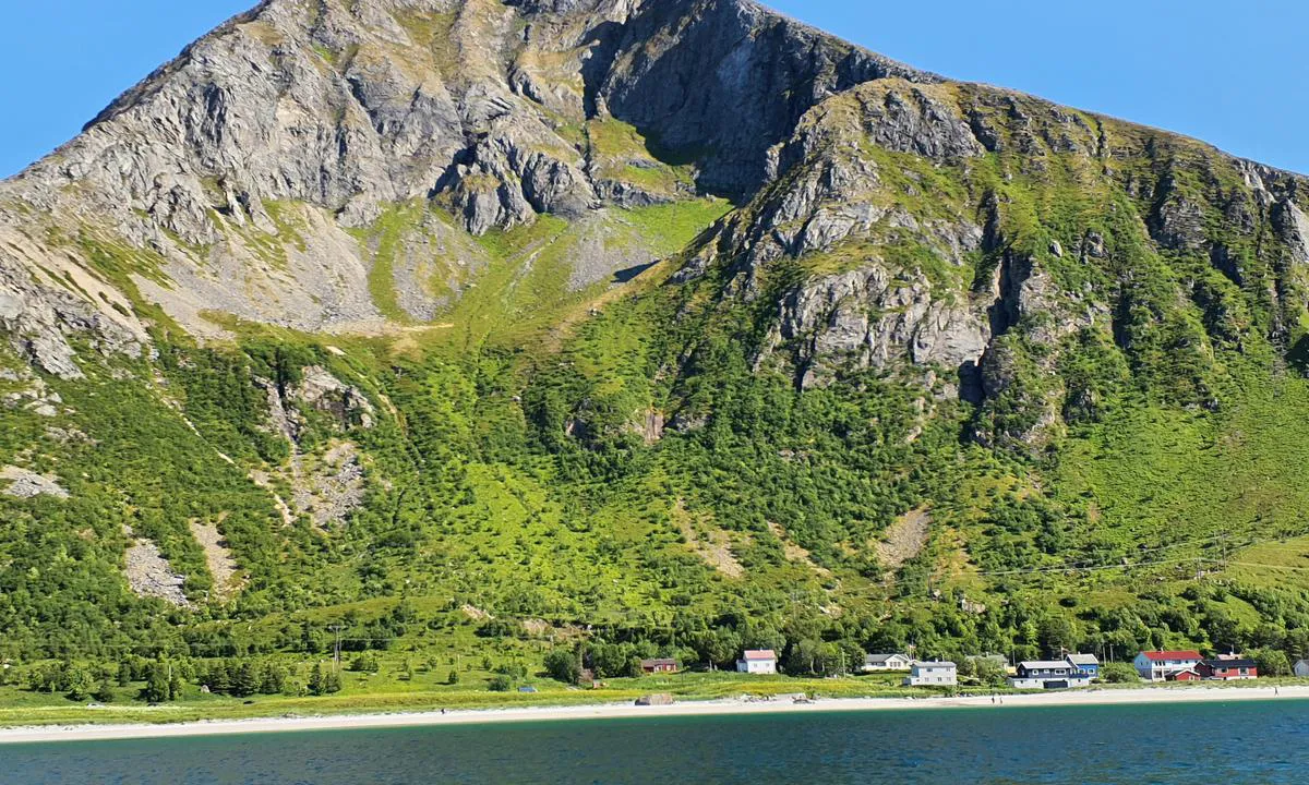 Jusnesvika: {"base": "en", "no": "Fin sandstrand.", "se": "Fin sandstrand.", "en": "Nice sand beach.", "da": "Dejlig sandstrand.", "fr": "Belle plage de sable.", "de": "Sch\u00f6ner Sandstrand.", "es": "Bonita playa de arena.", "it": "Bella spiaggia di sabbia.", "pt": "Praia de areia agrad\u00e1vel.", "nl": "Mooi zandstrand.", "pl": "\u0141adna piaszczysta pla\u017ca.", "uk": "\u0413\u0430\u0440\u043d\u0438\u0439 \u043f\u0456\u0449\u0430\u043d\u0438\u0439 \u043f\u043b\u044f\u0436.", "ro": "Plaj\u0103 frumoas\u0103 cu nisip.", "tr": "G\u00fczel kum plaj\u0131.", "el": "\u03a9\u03c1\u03b1\u03af\u03b1 \u03b1\u03bc\u03bc\u03ce\u03b4\u03b7\u03c2 \u03c0\u03b1\u03c1\u03b1\u03bb\u03af\u03b1.", "cs": "P\u011bkn\u00e1 p\u00edse\u010dn\u00e1 pl\u00e1\u017e.", "hu": "Sz\u00e9p homokos strand.", "fi": "Mukava hiekkaranta.", "bg": "\u0425\u0443\u0431\u0430\u0432 \u043f\u044f\u0441\u044a\u0447\u0435\u043d \u043f\u043b\u0430\u0436.", "sr": "Lepa pe\u0161\u010dana pla\u017ea.", "et": "Ilus liivarand.", "lv": "Laba smil\u0161u pludmale.", "lt": "Gra\u017eus sm\u0117lio papl\u016bdimys."}