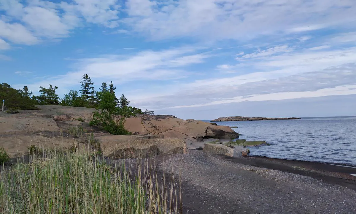 Jussarö: Blacksand beach,