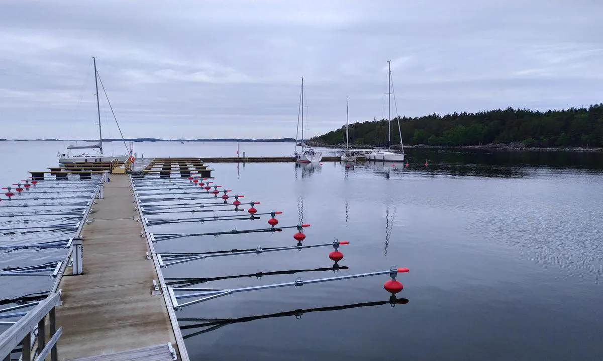 Jussarö: New marina has pretty good protection, especially north and south. Old military base, now protected. There was mine long time ago - south side has black sand beach facing to open sea. Nice hiking spot.