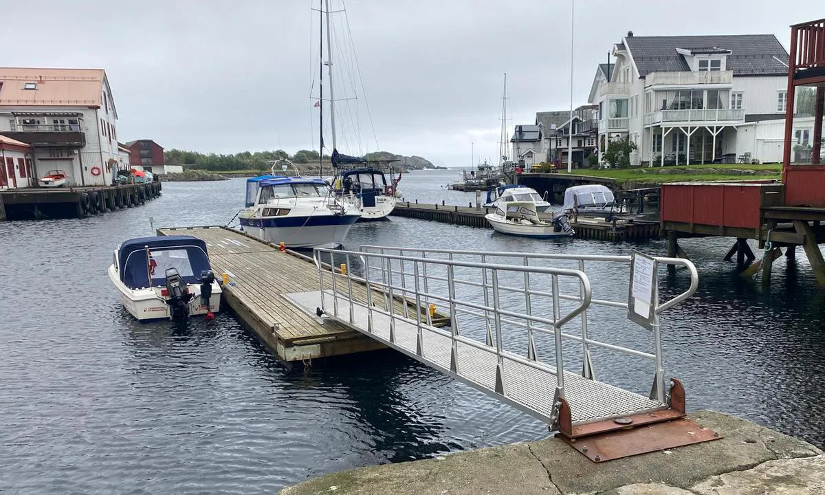 Kabelvåg: {"base": "no", "no": "Kommunal gjestebrygge n\u00e6rmest, restauranten sin gjestebrygge i bakgrunnen.", "se": "Kommunal g\u00e4stbrygga n\u00e4rmast, restaurangens g\u00e4stbrygga i bakgrunden.", "en": "Municipal guest pier closest, the restaurant's guest pier in the background.", "da": "Kommunal g\u00e6stebro n\u00e6rmest, restaurantens g\u00e6stebro i baggrunden.", "fr": "Quai d'accueil municipal au premier plan, quai d'accueil du restaurant en arri\u00e8re-plan.", "de": "Kommunaler G\u00e4steanleger am n\u00e4chsten, der G\u00e4steanleger des Restaurants im Hintergrund.", "es": "Muelle de invitados municipal m\u00e1s cercano, el muelle de invitados del restaurante en el fondo.", "it": "Molo comunale per gli ospiti pi\u00f9 vicino, molo per gli ospiti del ristorante sullo sfondo.", "pt": "Ponte de h\u00f3spede municipal mais pr\u00f3xima, ponte de h\u00f3spede do restaurante ao fundo.", "nl": "Gemeentelijke gastensteiger het dichtste bij, de gastensteiger van het restaurant op de achtergrond.", "pl": "Komunalny pomost go\u015bcinny najbli\u017cej, pomost go\u015bcinny restauracji w tle.", "uk": "\u041a\u043e\u043c\u0443\u043d\u0430\u043b\u044c\u043d\u0438\u0439 \u0433\u043e\u0441\u0442\u044c\u043e\u0432\u0438\u0439 \u043f\u0440\u0438\u0447\u0430\u043b \u043d\u0430\u0439\u0431\u043b\u0438\u0436\u0447\u0435, \u0433\u043e\u0441\u0442\u044c\u043e\u0432\u0438\u0439 \u043f\u0440\u0438\u0447\u0430\u043b \u0440\u0435\u0441\u0442\u043e\u0440\u0430\u043d\u0443 \u043d\u0430 \u0437\u0430\u0434\u043d\u044c\u043e\u043c\u0443 \u043f\u043b\u0430\u043d\u0456.", "ro": "Ponton pentru oaspe\u021bi comunal cel mai apropiat, pontonul pentru oaspe\u021bi al restaurantului \u00een fundal.", "tr": "En yak\u0131n olan belediyeye ait misafir iskelesi, arka planda ise restoran\u0131n misafir iskelesi.", "el": "\u0394\u03b7\u03bc\u03bf\u03c4\u03b9\u03ba\u03ae \u03c0\u03c1\u03bf\u03b2\u03bb\u03ae\u03c4\u03b1 \u03b5\u03c0\u03b9\u03c3\u03ba\u03b5\u03c0\u03c4\u03ce\u03bd \u03c0\u03b9\u03bf \u03ba\u03bf\u03bd\u03c4\u03ac, \u03b7 \u03c0\u03c1\u03bf\u03b2\u03bb\u03ae\u03c4\u03b1 \u03b5\u03c0\u03b9\u03c3\u03ba\u03b5\u03c0\u03c4\u03ce\u03bd \u03c4\u03bf\u03c5 \u03b5\u03c3\u03c4\u03b9\u03b1\u03c4\u03bf\u03c1\u03af\u03bf\u03c5 \u03c3\u03c4\u03bf \u03c0\u03b1\u03c1\u03b1\u03c3\u03ba\u03ae\u03bd\u03b9\u03bf.", "cs": "Komun\u00e1ln\u00ed p\u0159\u00edstavi\u0161t\u011b pro hosty nejbl\u00ed\u017ee, p\u0159\u00edstavi\u0161t\u011b restaurace pro hosty v pozad\u00ed.", "hu": "Kommun\u00e1lis vend\u00e9gm\u00f3l\u00f3 a legk\u00f6zelebb, az \u00e9tterem vend\u00e9gm\u00f3l\u00f3ja a h\u00e1tt\u00e9rben.", "fi": "Kunnan vieraslaituri l\u00e4himp\u00e4n\u00e4, ravintolan vieraslaituri taustalla.", "bg": "\u041e\u0431\u0449\u0438\u043d\u0441\u043a\u0438 \u0433\u043e\u0441\u0442\u0443\u0432\u0430\u0449 \u043a\u0435\u0439 \u043d\u0430\u0431\u043b\u0438\u0437\u043e, \u043a\u0435\u0439 \u0437\u0430 \u0433\u043e\u0441\u0442\u0438 \u043d\u0430 \u0440\u0435\u0441\u0442\u043e\u0440\u0430\u043d\u0442\u0430 \u043d\u0430 \u0437\u0430\u0434\u0435\u043d \u043f\u043b\u0430\u043d.", "sr": "\u041e\u043f\u0448\u0442\u0438\u043d\u0441\u043a\u0438 \u0433\u043e\u0441\u0442\u0438\u043d\u0441\u043a\u0438 \u0434\u043e\u043a \u043d\u0430\u0458\u0431\u043b\u0438\u0436\u0438, \u0440\u0435\u0441\u0442\u043e\u0440\u0430\u043d\u0441\u043a\u0438 \u0433\u043e\u0441\u0442\u0438\u043d\u0441\u043a\u0438 \u0434\u043e\u043a \u0443 \u043f\u043e\u0437\u0430\u0434\u0438\u043d\u0438.", "et": "Kommunaalne k\u00fclaliskaile l\u00e4hemal, restorani k\u00fclaliskaile taustal.", "lv": "Pa\u0161vald\u012bbas viesu piest\u0101tne tuv\u0101k, restor\u0101na viesu piest\u0101tne fon\u0101.", "lt": "Savivaldyb\u0117s sve\u010di\u0173 prieplauka ar\u010diausiai, restorano sve\u010di\u0173 prieplauka fone."}