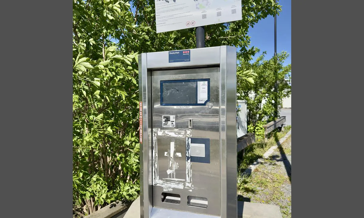 Kadettangen - Sandvika: {"base": "no", "no": "Betalingsautomat", "se": "Betalningsautomat", "en": "Payment machine", "da": "Betalingsautomat", "fr": "Distributeur de paiement", "de": "Zahlungsautomat", "es": "M\u00e1quina de pago", "it": "Distributore automatico per il pagamento", "pt": "M\u00e1quina de Pagamento", "nl": "Betaalautomaat", "pl": "Automat do op\u0142at", "uk": "\u0410\u0432\u0442\u043e\u043c\u0430\u0442 \u0434\u043b\u044f \u043e\u043f\u043b\u0430\u0442\u0438", "ro": "Automat de plat\u0103", "tr": "\u00d6deme otomat\u0131", "el": "\u0391\u03c5\u03c4\u03cc\u03bc\u03b1\u03c4\u03bf\u03c2 \u03c0\u03bb\u03b7\u03c1\u03c9\u03bc\u03ce\u03bd", "cs": "Platebn\u00ed automat", "hu": "Fizet\u00e9si automata", "fi": "Maksuautomaatti", "bg": "\u041f\u043b\u0430\u0442\u0435\u0436\u0435\u043d \u0430\u0432\u0442\u043e\u043c\u0430\u0442", "sr": "\u0410\u0432\u0442\u043e\u043c\u0430\u0442 \u0437\u0430 \u043f\u043b\u0430\u045b\u0430\u045a\u0435", "et": "Makseautomaat", "lv": "Maks\u0101jumu autom\u0101ts", "lt": "Mok\u0117jimo automatas"}