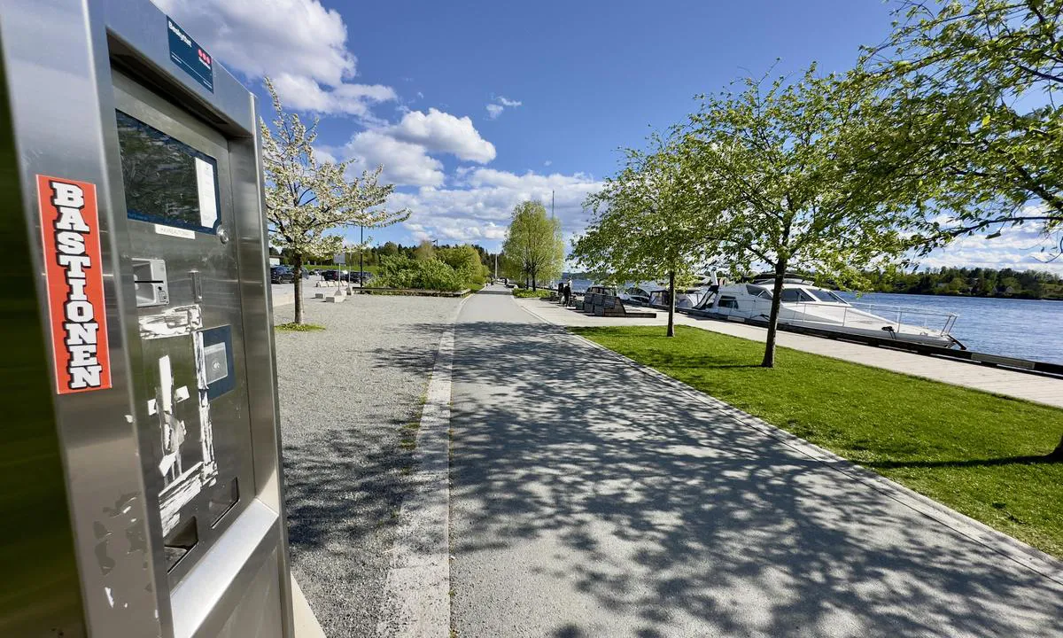 Kadettangen - Sandvika: {"base": "no", "no": "Betalingsautomat p\u00e5 brygga", "se": "Betalningsautomat p\u00e5 bryggan", "en": "Payment machine on the pier", "da": "Betalingsautomat p\u00e5 bryggen", "fr": "Distributeur de paiement sur le quai", "de": "Zahlungsautomat am Steg", "es": "M\u00e1quina de pago en el muelle", "it": "Distributore di pagamento sul molo", "pt": "Caixa autom\u00e1tico de pagamento no cais", "nl": "Betaalautomaat op de steiger", "pl": "Automat p\u0142atniczy na nabrze\u017cu", "uk": "\u041f\u043b\u0430\u0442\u0456\u0436\u043d\u0438\u0439 \u0430\u0432\u0442\u043e\u043c\u0430\u0442 \u043d\u0430 \u043f\u0440\u0438\u0447\u0430\u043b\u0456", "ro": "Automat de plat\u0103 pe debarcader", "tr": "\u0130skelede \u00f6deme otomat\u0131", "el": "\u0391\u03c5\u03c4\u03cc\u03bc\u03b1\u03c4\u03bf\u03c2 \u03c0\u03bb\u03b7\u03c1\u03c9\u03bc\u03ae\u03c2 \u03c3\u03c4\u03bf\u03bd \u03c0\u03c1\u03bf\u03b2\u03bb\u03ae\u03c4\u03b1", "cs": "Platebn\u00ed automat na molu", "hu": "Fizet\u0151automata a m\u00f3l\u00f3n", "fi": "Maksuautomaatti laiturilla", "bg": "\u041f\u043b\u0430\u0442\u0435\u0436\u0435\u043d \u0430\u0432\u0442\u043e\u043c\u0430\u0442 \u043d\u0430 \u043a\u0435\u044f", "sr": "\u0410\u0443\u0442\u043e\u043c\u0430\u0442 \u0437\u0430 \u043f\u043b\u0430\u045b\u0430\u045a\u0435 \u043d\u0430 \u043f\u0440\u0438\u0441\u0442\u0430\u043d\u0438\u0448\u0442\u0443", "et": "Makseterminal kail", "lv": "Apmaksas autom\u0101ts uz piest\u0101tnes", "lt": "Mok\u0117jimo automatas prie prieplaukos"}