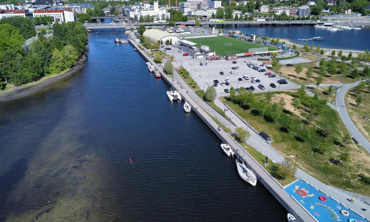 Kadettangen - Sandvika: Gjestebryggene i Sandvika. Longside fortøying på fast kai. Sandvika er en kort gåtur innenfor.