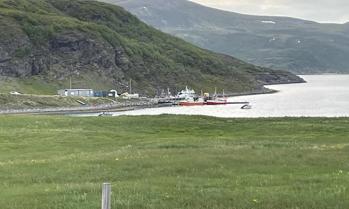 Kalak: {"base": "no", "no": "Foto fra SV.", "se": "Foto fr\u00e5n SV.", "en": "Photo from SW.", "da": "Foto fra SW."}