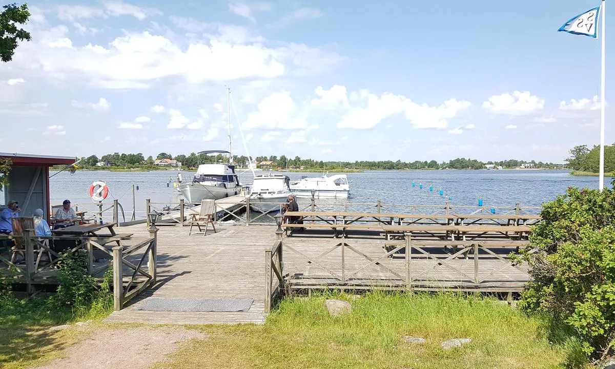 Kalmar - Klubbholmen: {"base": "no", "no": "Vestre brygge. Her er det basert p\u00e5 bakb\u00f8yer p\u00e5 begge sider, men til og med i h\u00f8ysesong da vi var der, l\u00e5 b\u00e5ter longside.", "se": "V\u00e4stra bryggan. H\u00e4r finns det basorat p\u00e5 akterbojar p\u00e5 b\u00e5da sidor, men till och med under h\u00f6gs\u00e4song n\u00e4r vi var d\u00e4r, l\u00e5g b\u00e5tar l\u00e5ngsides.", "en": "West pier. Here it is based on stern buoys on both sides, but even in high season when we were there, boats lay alongside.", "da": "Vestre kaj. Her er det baseret p\u00e5 agterb\u00f8jer p\u00e5 begge sider, men selv i h\u00f8js\u00e6sonen da vi var der, l\u00e5 b\u00e5de langs siden.", "fr": "Quai ouest. Ici, il y a des <i>bou\u00e9es de poupe</i> des deux c\u00f4t\u00e9s, mais m\u00eame en haute saison, quand nous y \u00e9tions, des bateaux \u00e9taient amarr\u00e9s aux c\u00f4t\u00e9s.", "de": "Westlicher Steg. Hier sind Heckbojen auf beiden Seiten vorhanden, aber selbst in der Hochsaison, als wir dort waren, lagen Boote l\u00e4ngsseits.", "es": "Muelle oeste. Aqu\u00ed hay boyas de popa a ambos lados, pero incluso en la temporada alta cuando estuvimos all\u00ed, los barcos estaban atracados de costado.", "it": "Molo ovest. Qui \u00e8 previsto l'ormeggio con boe di poppa su entrambi i lati, ma anche durante l'alta stagione quando ci siamo stati noi, le barche erano ormeggiate di lato.", "pt": "Cais de Oeste. Aqui \u00e9 baseado em boias de popa em ambos os lados, mas mesmo na alta temporada, quando est\u00e1vamos l\u00e1, os barcos estavam atracados lado a lado.", "nl": "Westelijke kade. Hier zijn er aan beide zijden achterboeien, maar zelfs tijdens het hoogseizoen toen wij er waren, lagen er boten langszij.", "pl": "Zachodnie molo. Tutaj cumowanie odbywa si\u0119 za pomoc\u0105 tylnych boi po obu stronach, ale nawet w sezonie, kiedy tam byli\u015bmy, \u0142odzie cumowa\u0142y burt\u0105 do kei.", "uk": "\u0417\u0430\u0445\u0456\u0434\u043d\u0430 \u043f\u0440\u0438\u0441\u0442\u0430\u043d\u044c. \u0422\u0443\u0442 \u043f\u0440\u0438\u0447\u0430\u043b \u0437\u0434\u0456\u0439\u0441\u043d\u044e\u0454\u0442\u044c\u0441\u044f \u0437\u0456 \u0448\u0432\u0430\u0440\u0442\u0443\u0432\u0430\u043d\u043d\u044f\u043c \u0437 \u043e\u0431\u043e\u0445 \u0431\u043e\u043a\u0456\u0432, \u0430\u043b\u0435 \u043d\u0430\u0432\u0456\u0442\u044c \u0443 \u0432\u0438\u0441\u043e\u043a\u0438\u0439 \u0441\u0435\u0437\u043e\u043d, \u043a\u043e\u043b\u0438 \u043c\u0438 \u0442\u0430\u043c \u0431\u0443\u043b\u0438, \u0447\u043e\u0432\u043d\u0438 \u0441\u0442\u043e\u044f\u043b\u0438 \u0432\u0437\u0434\u043e\u0432\u0436 \u043f\u0440\u0438\u0447\u0430\u043b\u0443.", "ro": "Digul de vest. Aici sunt instalate geamanduri de acostare pe ambele p\u0103r\u021bi, dar chiar \u0219i \u00een sezonul de v\u00e2rf, c\u00e2nd am fost acolo, b\u0103rcile erau acostate pe lung.", "tr": "Bat\u0131 iskelesi. Burada her iki tarafta da k\u0131\u00e7tan ba\u011fl\u0131 \u015famand\u0131ralar var, ancak hatta biz oradayken yo\u011fun sezonda bile, tekneler bordalam\u0131\u015f duruyordu.", "el": "\u0394\u03c5\u03c4\u03b9\u03ba\u03ae \u03c0\u03c1\u03bf\u03b2\u03bb\u03ae\u03c4\u03b1. \u0395\u03b4\u03ce \u03c5\u03c0\u03ac\u03c1\u03c7\u03b5\u03b9 \u03ba\u03b1\u03b8\u03b9\u03ad\u03c1\u03c9\u03c3\u03b7 \u03bc\u03b5 \u03c0\u03c1\u03c5\u03bc\u03bd\u03b1\u03af\u03b1 \u03c1\u03b5\u03bc\u03ad\u03c4\u03b6\u03b1 \u03ba\u03b1\u03b9 \u03c3\u03c4\u03b9\u03c2 \u03b4\u03cd\u03bf \u03c0\u03bb\u03b5\u03c5\u03c1\u03ad\u03c2, \u03b1\u03bb\u03bb\u03ac \u03b1\u03ba\u03cc\u03bc\u03b1 \u03ba\u03b1\u03b9 \u03c3\u03c4\u03b7\u03bd \u03c5\u03c8\u03b7\u03bb\u03ae \u03c0\u03b5\u03c1\u03af\u03bf\u03b4\u03bf \u03c0\u03bf\u03c5 \u03ae\u03bc\u03b1\u03c3\u03c4\u03b1\u03bd \u03b5\u03ba\u03b5\u03af, \u03c4\u03b1 \u03c3\u03ba\u03ac\u03c6\u03b7 \u03ae\u03c4\u03b1\u03bd \u03b4\u03b5\u03bc\u03ad\u03bd\u03b1 \u03c0\u03b1\u03c1\u03ac\u03bb\u03bb\u03b7\u03bb\u03b1.", "cs": "Z\u00e1padn\u00ed molo. Zde jsou na obou stran\u00e1ch p\u0159ipojeny z\u00e1\u010fov\u00e9 b\u00f3je, ale i b\u011bhem hlavn\u00ed sez\u00f3ny, kdy jsme tam byli, le\u017eely lod\u011b pod\u00e9ln\u011b (longside).", "hu": "Nyugati m\u00f3l\u00f3. Itt mindk\u00e9t oldalon h\u00e1ts\u00f3 b\u00f3j\u00e1k tal\u00e1lhat\u00f3k, de m\u00e9g a f\u0151szezonban is, amikor ott voltunk, oldalhaj\u00f3kkal voltak kik\u00f6tve a haj\u00f3k.", "fi": "Vestre laituri. T\u00e4\u00e4ll\u00e4 on poijukiinnitys kummallakin puolella, mutta jopa sesonkiaikana, kun olimme siell\u00e4, veneet olivat kylkikiinnityksess\u00e4.", "bg": "\u0417\u0430\u043f\u0430\u0434\u0435\u043d \u043a\u0435\u0439. \u0422\u0443\u043a \u0438\u043c\u0430 \u043e\u0441\u043d\u043e\u0432\u0430 \u043d\u0430 \u0437\u0430\u0434\u043d\u0438 \u0448\u0430\u043c\u0430\u043d\u0434\u0443\u0440\u0438 \u043e\u0442 \u0434\u0432\u0435\u0442\u0435 \u0441\u0442\u0440\u0430\u043d\u0438, \u043d\u043e \u0434\u043e\u0440\u0438 \u0438 \u043f\u0440\u0435\u0437 \u043f\u0438\u043a\u043e\u0432\u0438\u044f \u0441\u0435\u0437\u043e\u043d, \u043a\u043e\u0433\u0430\u0442\u043e \u0431\u044f\u0445\u043c\u0435 \u0442\u0430\u043c, \u043b\u043e\u0434\u043a\u0438 \u0431\u044f\u0445\u0430 \u0437\u0430\u043a\u043e\u0442\u0432\u0435\u043d\u0438 \u043d\u0430\u0434\u043b\u044a\u0436\u043d\u043e.", "sr": "\u0417\u0430\u043f\u0430\u0434\u043d\u0438 \u043c\u043e\u043b. \u041e\u0432\u0434\u0435 \u0458\u0435 \u0437\u0430\u0441\u043d\u043e\u0432\u0430\u043d\u043e \u043d\u0430 \u043f\u043e\u0441\u0442\u0430\u0432\u0459\u0430\u045a\u0443 \u043f\u043e\u043c\u043e\u045b\u043d\u0438\u0445 \u0431\u0443\u0458\u0430 \u0441\u0430 \u043e\u0431\u0435 \u0441\u0442\u0440\u0430\u043d\u0435, \u0430\u043b\u0438 \u0447\u0430\u043a \u0438 \u0443 \u0442\u043e\u043a\u0443 \u0441\u0435\u0437\u043e\u043d\u0435 \u043a\u0430\u0434\u0430 \u0441\u043c\u043e \u0431\u0438\u043b\u0438 \u0442\u0430\u043c\u043e, \u0431\u0440\u043e\u0434\u043e\u0432\u0438 \u0441\u0443 \u0431\u0438\u043b\u0438 \u0432\u0435\u0437\u0430\u043d\u0438 \u0431\u043e\u0447\u043d\u043e.", "et": "L\u00e4\u00e4nekai. Siin on m\u00f5lemal poolel poid, kuid isegi k\u00f5rghooajal, mil me seal olime, seisid paadid k\u00fclg.", "lv": "Rietumu piest\u0101tne. \u0160eit ir pamats uz ab\u0101m pus\u0113m ar paka\u013c\u0113j\u0101m bojas, bet pat augstaj\u0101 sezon\u0101, kad m\u0113s tur bij\u0101m, laivas st\u0101v\u0113ja gareniski.", "lt": "Vakar\u0173 prieplauka. \u010cia i\u0161 abiej\u0173 pusi\u0173 naudojamos galin\u0117s bojos, ta\u010diau net ir did\u017eiausio sezono metu mes ten buvome, laivai stov\u0117jo ilgoje pus\u0117je."}