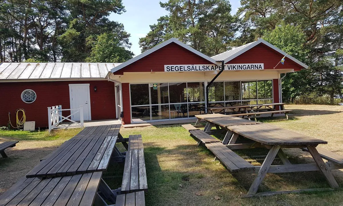 Kalmar - Klubbholmen: {"base": "no", "no": "Diverse ute/inne oppholdsfasiliteter.", "se": "Diverse ute/inne vistelsefaciliteter.", "en": "Various outdoor/indoor recreational facilities.", "da": "Diverse ude/inde opholdsfaciliteter.", "fr": "Installations diverses pour s\u00e9jour \u00e0 l'int\u00e9rieur et \u00e0 l'ext\u00e9rieur.", "de": "Diverse Aufenthaltsbereiche drau\u00dfen und drinnen.", "es": "Diversas instalaciones para descansar dentro y fuera.", "it": "Diverse strutture per soggiorno all'aperto/interno.", "pt": "Diversas instala\u00e7\u00f5es de acomoda\u00e7\u00e3o ao ar livre e interiores.", "nl": "Diverse buiten/binnen verblijffaciliteiten.", "pl": "R\u00f3\u017cnorodne zewn\u0119trzne/wewn\u0119trzne udogodnienia do wypoczynku.", "uk": "\u0420\u0456\u0437\u043d\u043e\u043c\u0430\u043d\u0456\u0442\u043d\u0456 \u0437\u043e\u0432\u043d\u0456\u0448\u043d\u0456/\u0432\u043d\u0443\u0442\u0440\u0456\u0448\u043d\u0456 \u043c\u0456\u0441\u0446\u044f \u0434\u043b\u044f \u0432\u0456\u0434\u043f\u043e\u0447\u0438\u043d\u043a\u0443.", "ro": "Diverse facilit\u0103\u021bi de \u0219edere \u00een interior \u0219i exterior.", "tr": "\u00c7e\u015fitli d\u0131\u015f/i\u00e7 mekan dinlenme olanaklar\u0131.", "el": "\u0394\u03b9\u03ac\u03c6\u03bf\u03c1\u03bf\u03b9 \u03b5\u03be\u03c9\u03c4\u03b5\u03c1\u03b9\u03ba\u03bf\u03af/\u03b5\u03c3\u03c9\u03c4\u03b5\u03c1\u03b9\u03ba\u03bf\u03af \u03c7\u03ce\u03c1\u03bf\u03b9 \u03c0\u03b1\u03c1\u03b1\u03bc\u03bf\u03bd\u03ae\u03c2.", "cs": "R\u016fzn\u00e9 venkovn\u00ed/vnit\u0159n\u00ed rekrea\u010dn\u00ed za\u0159\u00edzen\u00ed.", "hu": "K\u00fcl\u00f6nb\u00f6z\u0151 kinti/benti tart\u00f3zkod\u00e1si l\u00e9tes\u00edtm\u00e9nyek.", "fi": "Monenlaisia ulko-/sis\u00e4oleskelutiloja.", "bg": "\u0420\u0430\u0437\u043d\u043e\u043e\u0431\u0440\u0430\u0437\u043d\u0438 \u0432\u044a\u0442\u0440\u0435\u0448\u043d\u0438/\u0432\u044a\u043d\u0448\u043d\u0438 \u0443\u0434\u043e\u0431\u0441\u0442\u0432\u0430 \u0437\u0430 \u043f\u0440\u0435\u0441\u0442\u043e\u0439.", "sr": "Razli\u010diti spolja\u0161nji/unutra\u0161nji objekti za boravak.", "et": "Mitmesugused v\u00e4lis/sisesed puhkeruumid.", "lv": "Da\u017e\u0101das iek\u0161telpu un \u0101rtelpu atp\u016btas iesp\u0113jas.", "lt": "\u012evairios lauko/vidaus poilsio patalpos."}