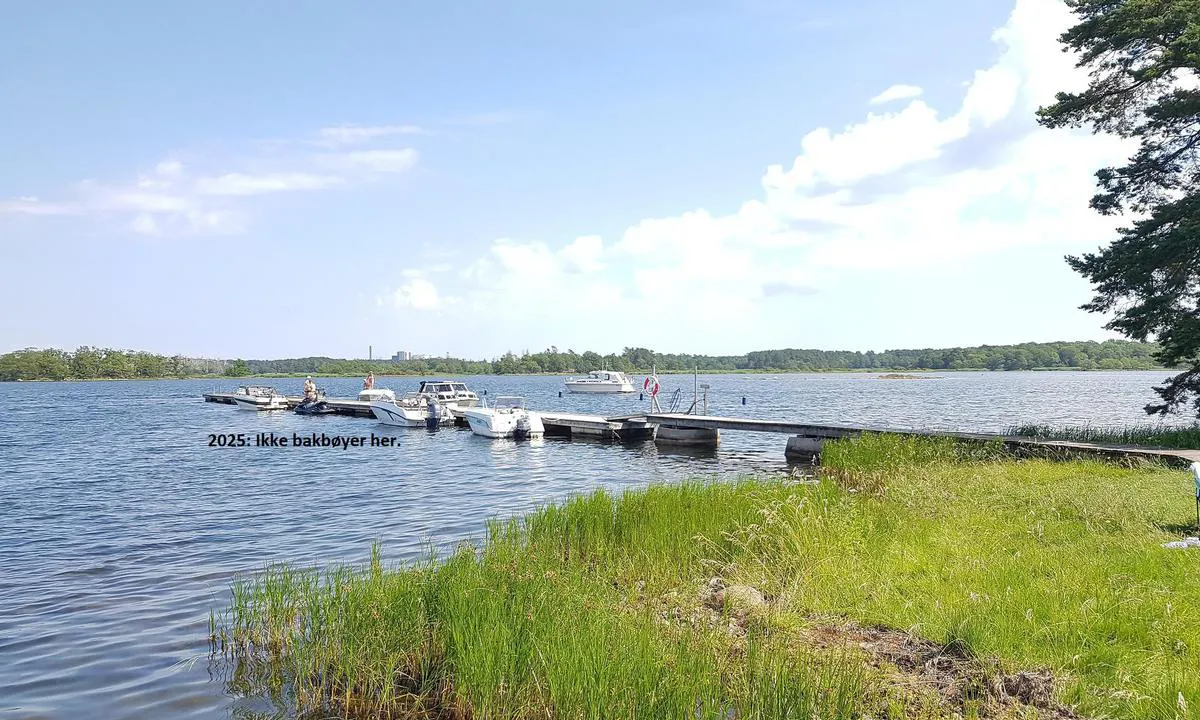 Kalmar - Klubbholmen: {"base": "no", "no": "\u00d8stre nordre brygge. Longside p\u00e5 vestsiden av denne. Det er ogs\u00e5 en brygge p\u00e5 \u00f8stsiden av \u00f8ya.", "se": "\u00d6stra norra bryggan. L\u00e4ngs l\u00e5ngsidan p\u00e5 v\u00e4stsidan av denna. Det finns \u00e4ven en brygga p\u00e5 \u00f6stsidan av \u00f6n.", "en": "Eastern northern pier. Longside on the west side of this. There is also a pier on the east side of the island.", "da": "\u00d8stre nordre bro. Langsides p\u00e5 vestsiden af denne. Der er ogs\u00e5 en bro p\u00e5 \u00f8stsiden af \u00f8en.", "fr": "Jet\u00e9e nord-est. Accostage longitudinal sur le c\u00f4t\u00e9 ouest de celle-ci. Il y a aussi une jet\u00e9e du c\u00f4t\u00e9 est de l'\u00eele.", "de": "\u00d6stlicher Nordpier. L\u00e4ngsseits an der Westseite davon. Es gibt auch einen Pier an der Ostseite der Insel.", "es": "Muelle norte este. A lo largo del lado oeste de este. Tambi\u00e9n hay un muelle en el lado este de la isla.", "it": "Banchina nord-orientale. Longside sul lato ovest di questa. C'\u00e8 anche una banchina sul lato est dell'isola.", "pt": "<p><strong>P\u00eder nordeste oriental.</strong> Atraca\u00e7\u00e3o ao longo do lado oeste deste. <br />Tamb\u00e9m h\u00e1 um p\u00eder no lado leste da ilha.</p>", "nl": "Oostelijke noordelijke steiger. Langszij aan de westzijde hiervan. Er is ook een steiger aan de oostzijde van het eiland.", "pl": "Wschodnie p\u00f3\u0142nocne molo. D\u0142ugo\u015b\u0107 po zachodniej stronie tego. Jest r\u00f3wnie\u017c molo po wschodniej stronie wyspy.", "uk": "\u0421\u0445\u0456\u0434\u043d\u0438\u0439 \u043f\u0456\u0432\u043d\u0456\u0447\u043d\u0438\u0439 \u043f\u0456\u0440\u0441. \u0421\u0442\u043e\u044f\u043d\u043a\u0430 \u0432\u0437\u0434\u043e\u0432\u0436 \u0437\u0430\u0445\u0456\u0434\u043d\u043e\u0433\u043e \u0431\u043e\u043a\u0443 \u0446\u044c\u043e\u0433\u043e. \u0422\u0430\u043a\u043e\u0436 \u0454 \u043f\u0456\u0440\u0441 \u043d\u0430 \u0441\u0445\u0456\u0434\u043d\u0456\u0439 \u0441\u0442\u043e\u0440\u043e\u043d\u0456 \u043e\u0441\u0442\u0440\u043e\u0432\u0430.", "ro": "Digul nordic estic. Al\u0103tura\u021bi-v\u0103 pe partea de vest a acestuia. Exist\u0103 \u0219i un dig pe partea estic\u0103 a insulei.", "tr": "Do\u011fu kuzey iskelesi. Bat\u0131 taraf\u0131na uzun tarafl\u0131 yana\u015fma. Ayr\u0131ca adan\u0131n do\u011fu taraf\u0131nda bir iskele vard\u0131r.", "el": "\u0391\u03bd\u03b1\u03c4\u03bf\u03bb\u03b9\u03ba\u03ae \u03b2\u03cc\u03c1\u03b5\u03b9\u03b1 \u03b1\u03c0\u03bf\u03b2\u03ac\u03b8\u03c1\u03b1. \u03a0\u03bb\u03b5\u03c5\u03c1\u03b9\u03ba\u03ac \u03c3\u03c4\u03b7 \u03b4\u03c5\u03c4\u03b9\u03ba\u03ae \u03c0\u03bb\u03b5\u03c5\u03c1\u03ac \u03b1\u03c5\u03c4\u03ae\u03c2. \u03a5\u03c0\u03ac\u03c1\u03c7\u03b5\u03b9 \u03b5\u03c0\u03af\u03c3\u03b7\u03c2 \u03bc\u03b9\u03b1 \u03b1\u03c0\u03bf\u03b2\u03ac\u03b8\u03c1\u03b1 \u03c3\u03c4\u03b7\u03bd \u03b1\u03bd\u03b1\u03c4\u03bf\u03bb\u03b9\u03ba\u03ae \u03c0\u03bb\u03b5\u03c5\u03c1\u03ac \u03c4\u03bf\u03c5 \u03bd\u03b7\u03c3\u03b9\u03bf\u03cd.", "cs": "V\u00fdchodn\u00ed severn\u00ed molo. Po stran\u011b na z\u00e1padn\u00ed stran\u011b tohoto. Je zde tak\u00e9 molo na v\u00fdchodn\u00ed stran\u011b ostrova.", "hu": "Keleti \u00e9szaki m\u00f3l\u00f3. A nyugati oldalon hossz\u00e1ban. Van egy m\u00f3l\u00f3 a sziget keleti oldal\u00e1n is.", "fi": "It\u00e4inen pohjoinen laituri. Longside t\u00e4m\u00e4n l\u00e4nsipuolella. Saarella on my\u00f6s laituri it\u00e4puolella.", "bg": "\u0418\u0437\u0442\u043e\u0447\u043d\u043e \u0441\u0435\u0432\u0435\u0440\u043d\u043e \u043a\u0435\u0439. \u041f\u043e \u0434\u044a\u043b\u0436\u0438\u043d\u0430\u0442\u0430 \u043d\u0430 \u0437\u0430\u043f\u0430\u0434\u043d\u0430\u0442\u0430 \u0441\u0442\u0440\u0430\u043d\u0430 \u043d\u0430 \u0442\u043e\u0437\u0438 \u043a\u0435\u0439. \u0418\u043c\u0430 \u0441\u044a\u0449\u043e \u043a\u0435\u0439 \u043d\u0430 \u0438\u0437\u0442\u043e\u0447\u043d\u0430\u0442\u0430 \u0441\u0442\u0440\u0430\u043d\u0430 \u043d\u0430 \u043e\u0441\u0442\u0440\u043e\u0432\u0430.", "sr": "Isto\u010dno severno pristani\u0161te. Bokom uz zapadnu stranu iste. Postoji i pristani\u0161te na isto\u010dnoj strani ostrva.", "et": "Idapoolne p\u00f5hjapoolne kai. Piki kail l\u00e4\u00e4nek\u00fcljel. Samuti on kai ka saare idak\u00fcljel.", "lv": "Austrumu zieme\u013cu piest\u0101tne. Gar s\u0101niem t\u0101s rietumu pus\u0113. Uz salas austrumu puses ir ar\u012b piest\u0101tne.", "lt": "Rytin\u0117 \u0161iaurin\u0117 prieplauka. Ilga\u0161on\u0117 vakar\u0173 pus\u0117je. Taip pat yra prieplauka rytin\u0117je salos pus\u0117je."}