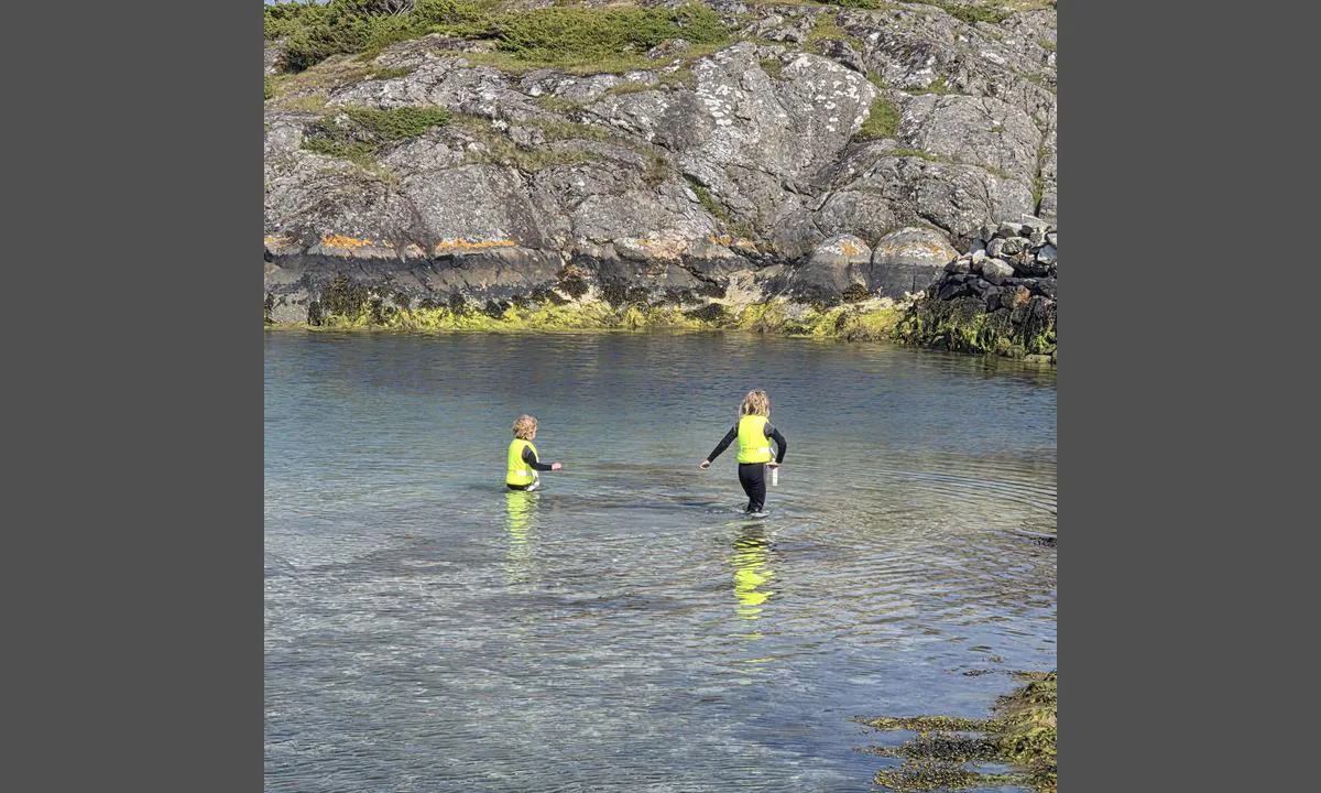 Kalsundholmen Austevoll: {"base": "no", "no": "Ved fj\u00e6re sj\u00f8 var det lett for barn p\u00e5 110 cm (5\u00e5r) og 120 cm (8\u00e5r) \u00e5 herje :)", "se": "Vid l\u00e5gvatten var det l\u00e4tt f\u00f6r barn p\u00e5 110 cm (5 \u00e5r) och 120 cm (8 \u00e5r) att busa :)", "en": "At low tide, it was easy for children of 110 cm (5 years old) and 120 cm (8 years old) to frolic :)", "da": "Ved lavvande var det let for b\u00f8rn p\u00e5 110 cm (5 \u00e5r) og 120 cm (8 \u00e5r) at lege :)", "fr": "\u00c0 mar\u00e9e basse, les enfants de 110 cm (5 ans) et 120 cm (8 ans) pouvaient jouer facilement :)", "de": "Bei Ebbe war es f\u00fcr Kinder von 110 cm (5 Jahre) und 120 cm (8 Jahre) leicht, herumzutoben :)", "es": "Durante la marea baja, era f\u00e1cil para los ni\u00f1os de 110 cm (5 a\u00f1os) y 120 cm (8 a\u00f1os) jugar :)", "it": "Con la bassa marea, era facile per i bambini di 110 cm (5 anni) e 120 cm (8 anni) divertirsi :)", "pt": "Na mar\u00e9 baixa, era f\u00e1cil para crian\u00e7as de 110 cm (5 anos) e 120 cm (8 anos) brincar :)", "nl": "Bij eb was het gemakkelijk voor kinderen van 110 cm (5 jaar) en 120 cm (8 jaar) om te spelen :)", "pl": "Podczas odp\u0142ywu dzieci o wzro\u015bcie 110 cm (5 lat) i 120 cm (8 lat) mog\u0142y \u0142atwo si\u0119 bawi\u0107 :)", "uk": "\u041f\u0440\u0438 \u0432\u0456\u0434\u043f\u043b\u0438\u0432\u0456 \u0434\u0456\u0442\u0438 \u0437\u0440\u043e\u0441\u0442\u043e\u043c 110 \u0441\u043c (5 \u0440\u043e\u043a\u0456\u0432) \u0456 120 \u0441\u043c (8 \u0440\u043e\u043a\u0456\u0432) \u043c\u043e\u0433\u043b\u0438 \u043b\u0435\u0433\u043a\u043e \u043f\u0443\u0441\u0442\u0443\u0432\u0430\u0442\u0438 :)", "ro": "La reflux era u\u0219or pentru copii de 110 cm (5 ani) \u0219i 120 cm (8 ani) s\u0103 se distreze :)", "tr": "Deniz \u00e7ekilmesi oldu\u011funda, 110 cm boyundaki (5 ya\u015f) ve 120 cm boyundaki (8 ya\u015f) \u00e7ocuklar\u0131n e\u011flenmesi kolayd\u0131 :)", "el": "<p>\u039a\u03b1\u03c4\u03ac \u03c4\u03b7\u03bd \u03ac\u03bc\u03c0\u03c9\u03c4\u03b7 \u03ae\u03c4\u03b1\u03bd \u03b5\u03cd\u03ba\u03bf\u03bb\u03bf \u03b3\u03b9\u03b1 \u03c4\u03b1 \u03c0\u03b1\u03b9\u03b4\u03b9\u03ac \u03cd\u03c8\u03bf\u03c5\u03c2 110 \u03b5\u03ba (5 \u03b5\u03c4\u03ce\u03bd) \u03ba\u03b1\u03b9 120 \u03b5\u03ba (8 \u03b5\u03c4\u03ce\u03bd) \u03bd\u03b1 \u03c0\u03b1\u03af\u03b6\u03bf\u03c5\u03bd :)</p>", "cs": "P\u0159i odlivu bylo snadn\u00e9 pro d\u011bti vysok\u00e9 110 cm (5 let) a 120 cm (8 let) si zde hr\u00e1t :)", "hu": "Ap\u00e1lykor k\u00f6nnyen j\u00e1rhatnak a gyermekek 110 cm (5 \u00e9v) \u00e9s 120 cm (8 \u00e9v) magass\u00e1gban :)", "fi": "Matalan veden aikaan oli helppo 110 cm (5 vuotta) ja 120 cm (8 vuotta) lasten leikki\u00e4 :)", "bg": "\u041f\u0440\u0438 \u043e\u0442\u043b\u0438\u0432 \u0431\u0435\u0448\u0435 \u043b\u0435\u0441\u043d\u043e \u0437\u0430 \u0434\u0435\u0446\u0430 \u0441 \u0432\u0438\u0441\u043e\u0447\u0438\u043d\u0430 110 \u0441\u043c (5 \u0433\u043e\u0434\u0438\u043d\u0438) \u0438 120 \u0441\u043c (8 \u0433\u043e\u0434\u0438\u043d\u0438) \u0434\u0430 \u0438\u0433\u0440\u0430\u044f\u0442 :)", "sr": "Za vreme oseke, bilo je lako za decu visine 110 cm (5 godina) i 120 cm (8 godina) da se igraju :)", "et": "Madalvee ajal oli 110 cm (5-aastastel) ja 120 cm (8-aastastel) lastel lihtne m\u00e4ngida :)", "lv": "Pie atpl\u016bdes bija viegli b\u0113rniem, kuru augums ir 110 cm (5 gadi) un 120 cm (8 gadi), trakot :)", "lt": "Esant atosl\u016bgiui vaikams, kuri\u0173 \u016bgis yra 110 cm (5 metai) ir 120 cm (8 metai), buvo lengva siaut\u0117ti :)"}