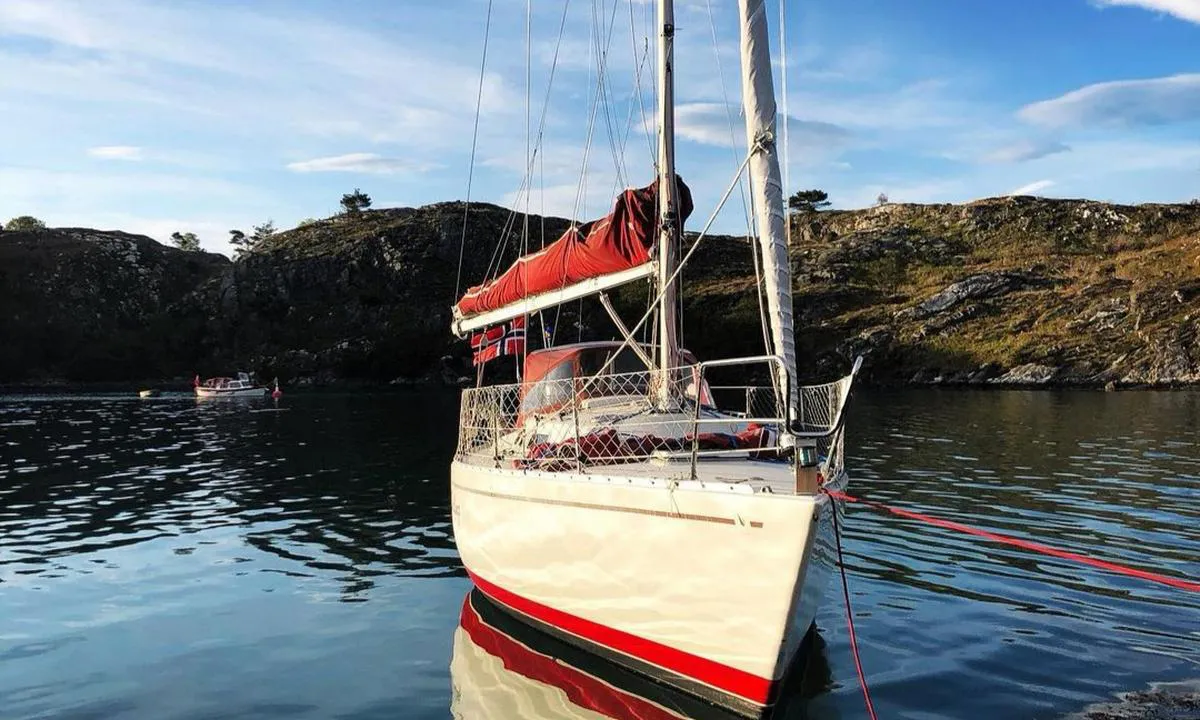 Kalsundholmen Austevoll: Fortøyd mot land med hekkanker.
Fortøyningsbøyen synlig i bakgrunn.