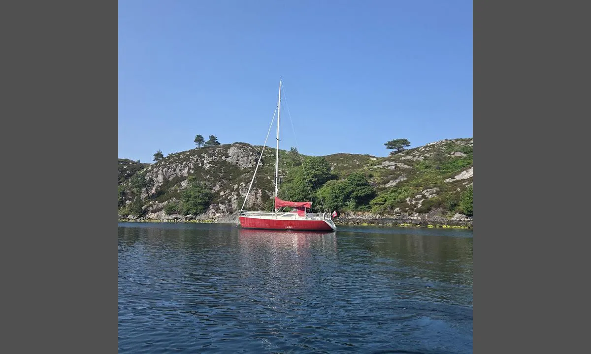 Kalsundholmen Austevoll: {"base": "no", "no": "Flott plass som kidsa p\u00e5 5 og 8 \u00e5r koste seg p\u00e5. Vi hoppet fra stupebrett, snorklet og fant mange krabber. Litt kaldt med 14,7 grader i juli, men det er vel annet \u00e5 forvente n\u00e5r vi er s\u00e5 n\u00e6r Nordsj\u00f8en.", "se": "Fin plats som barnen p\u00e5 5 och 8 \u00e5r trivdes p\u00e5. Vi hoppade fr\u00e5n dykbr\u00e4da, snorklade och hittade m\u00e5nga krabbor. Lite kallt med 14,7 grader i juli, men det \u00e4r v\u00e4l n\u00e5got att f\u00f6rv\u00e4nta n\u00e4r vi \u00e4r s\u00e5 n\u00e4ra Nordsj\u00f6n.", "en": "Great place where the kids aged 5 and 8 enjoyed themselves. We jumped from the diving board, snorkeled, and found many crabs. A bit cold with 14.7 degrees in July, but that is to be expected when we are so close to the North Sea.", "da": "Fantastisk sted som b\u00f8rnene p\u00e5 5 og 8 \u00e5r n\u00f8d. Vi hoppede fra vippen, snorklede og fandt mange krabber. Lidt koldt med 14,7 grader i juli, men det er vel andet at forvente, n\u00e5r vi er s\u00e5 t\u00e6t p\u00e5 Nords\u00f8en.", "fr": "Un endroit magnifique o\u00f9 les enfants de 5 et 8 ans se sont bien amus\u00e9s. Nous avons saut\u00e9 du plongeoir, fait du snorkeling et trouv\u00e9 beaucoup de crabes. Un peu froid avec 14,7 degr\u00e9s en juillet, mais c'est \u00e0 pr\u00e9voir quand on est si pr\u00e8s de la mer du Nord.", "de": "Toller Ort, den die Kinder im Alter von 5 und 8 Jahren genossen haben. Wir sprangen von Sprungbrettern, schnorchelten und fanden viele Krabben. Etwas kalt mit 14,7 Grad im Juli, aber das ist wohl zu erwarten, wenn wir so nah an der Nordsee sind.", "es": "Lugar estupendo donde nuestros hijos de 5 y 8 a\u00f1os se divirtieron mucho. Saltamos desde el trampol\u00edn, hicimos snorkel y encontramos muchos cangrejos. Un poco fr\u00edo con 14,7 grados en julio, pero es de esperar cuando estamos tan cerca del Mar del Norte.", "it": "Bel posto dove i bambini di 5 e 8 anni si sono divertiti. Saltavamo dal trampolino, facevamo snorkeling e abbiamo trovato molti granchi. Un po' freddo con 14,7 gradi a luglio, ma \u00e8 prevedibile quando siamo cos\u00ec vicino al Mare del Nord.", "pt": "\u00d3timo lugar onde as crian\u00e7as de 5 e 8 anos se divertiram. Pulamos da prancha de saltos, mergulhamos com snorkel e encontramos muitos caranguejos. Um pouco frio com 14,7 graus em julho, mas \u00e9 de se esperar quando estamos t\u00e3o perto do Mar do Norte.", "nl": "Geweldige plek waar kinderen van 5 en 8 jaar zich vermaakten. We sprongen van de duikplank, snorkelden en vonden veel krabben. Een beetje koud met 14,7 graden in juli, maar dat is te verwachten als we zo dicht bij de Noordzee zijn.", "pl": "\u015awietne miejsce, kt\u00f3re dzieci w wieku 5 i 8 lat uwielbia\u0142y. Skakali\u015bmy z trampoliny, nurkowali\u015bmy z rurk\u0105 i znale\u017ali\u015bmy wiele krab\u00f3w. Troch\u0119 zimno, 14,7 stopnia w lipcu, ale trudno si\u0119 spodziewa\u0107 czego\u015b innego, gdy jeste\u015bmy tak blisko Morza P\u00f3\u0142nocnego.", "uk": "\u0427\u0443\u0434\u043e\u0432\u0435 \u043c\u0456\u0441\u0446\u0435, \u0434\u0435 \u043d\u0430\u0448\u0438\u043c \u0434\u0456\u0442\u044f\u043c 5 \u0442\u0430 8 \u0440\u043e\u043a\u0456\u0432 \u0434\u0443\u0436\u0435 \u0441\u043f\u043e\u0434\u043e\u0431\u0430\u043b\u043e\u0441\u044c. \u041c\u0438 \u0441\u0442\u0440\u0438\u0431\u0430\u043b\u0438 \u0437 \u0442\u0440\u0430\u043c\u043f\u043b\u0456\u043d\u0443, \u043f\u043b\u0430\u0432\u0430\u043b\u0438 \u0437 \u043c\u0430\u0441\u043a\u043e\u044e \u0442\u0430 \u0437\u043d\u0430\u0439\u0448\u043b\u0438 \u0431\u0430\u0433\u0430\u0442\u043e \u043a\u0440\u0430\u0431\u0456\u0432. \u0422\u0440\u043e\u0445\u0438 \u0445\u043e\u043b\u043e\u0434\u043d\u043e, 14,7 \u0433\u0440\u0430\u0434\u0443\u0441\u0456\u0432 \u0443 \u043b\u0438\u043f\u043d\u0456, \u0430\u043b\u0435 \u043d\u0456\u0447\u043e\u0433\u043e \u0456\u043d\u0448\u043e\u0433\u043e \u043d\u0435 \u043e\u0447\u0456\u043a\u0443\u0454\u0448, \u043a\u043e\u043b\u0438 \u043c\u0438 \u0442\u0430\u043a \u0431\u043b\u0438\u0437\u044c\u043a\u043e \u0434\u043e \u041f\u0456\u0432\u043d\u0456\u0447\u043d\u043e\u0433\u043e \u043c\u043e\u0440\u044f.", "ro": "Loc frumos \u00een care copiii de 5 \u0219i 8 ani s-au distrat de minune. Am s\u0103rit de pe platforma de s\u0103rituri, am f\u0103cut snorkeling \u0219i am g\u0103sit multe crabi. Pu\u021bin rece cu 14,7 grade \u00een iulie, dar este de a\u0219teptat c\u00e2nd suntem at\u00e2t de aproape de Marea Nordului.", "tr": "Harika bir yer, 5 ve 8 ya\u015f\u0131ndaki \u00e7ocuklar keyif ald\u0131. Dal\u0131\u015f tahtas\u0131ndan atlad\u0131k, \u015fnorkelle dald\u0131k ve bir\u00e7ok yenge\u00e7 bulduk. Temmuz ay\u0131nda 14,7 derece so\u011fuk biraz so\u011fuktu, ancak Kuzey Denizi'ne bu kadar yak\u0131n oldu\u011fumuzda bu beklenebilir.", "el": "\u03a5\u03c0\u03ad\u03c1\u03bf\u03c7\u03bf \u03bc\u03ad\u03c1\u03bf\u03c2 \u03c3\u03c4\u03bf \u03bf\u03c0\u03bf\u03af\u03bf \u03c4\u03b1 \u03c0\u03b1\u03b9\u03b4\u03b9\u03ac \u03bc\u03b1\u03c2, \u03b7\u03bb\u03b9\u03ba\u03af\u03b1\u03c2 5 \u03ba\u03b1\u03b9 8 \u03b5\u03c4\u03ce\u03bd, \u03b4\u03b9\u03b1\u03c3\u03ba\u03ad\u03b4\u03b1\u03c3\u03b1\u03bd \u03c0\u03bf\u03bb\u03cd. \u039a\u03ac\u03bd\u03b1\u03bc\u03b5 \u03b2\u03bf\u03c5\u03c4\u03b9\u03ad\u03c2 \u03b1\u03c0\u03cc \u03c4\u03b7 \u03c3\u03ba\u03ac\u03bb\u03b1, \u03ba\u03ac\u03bd\u03b1\u03bc\u03b5 \u03ba\u03b1\u03c4\u03ac\u03b4\u03c5\u03c3\u03b7 \u03bc\u03b5 \u03b1\u03bd\u03b1\u03c0\u03bd\u03b5\u03c5\u03c3\u03c4\u03ae\u03c1\u03b1 \u03ba\u03b1\u03b9 \u03b2\u03c1\u03ae\u03ba\u03b1\u03bc\u03b5 \u03c0\u03bf\u03bb\u03bb\u03ac \u03ba\u03b1\u03b2\u03bf\u03cd\u03c1\u03b9\u03b1. \u039b\u03af\u03b3\u03bf \u03ba\u03c1\u03cd\u03bf \u03bc\u03b5 14,7 \u03b2\u03b1\u03b8\u03bc\u03bf\u03cd\u03c2 \u03c4\u03bf\u03bd \u0399\u03bf\u03cd\u03bb\u03b9\u03bf, \u03b1\u03bb\u03bb\u03ac \u03b1\u03c5\u03c4\u03cc \u03b5\u03af\u03bd\u03b1\u03b9 \u03b1\u03bd\u03b1\u03bc\u03b5\u03bd\u03cc\u03bc\u03b5\u03bd\u03bf \u03cc\u03c4\u03b1\u03bd \u03b5\u03af\u03bc\u03b1\u03c3\u03c4\u03b5 \u03c4\u03cc\u03c3\u03bf \u03ba\u03bf\u03bd\u03c4\u03ac \u03c3\u03c4\u03b7 \u0392\u03cc\u03c1\u03b5\u03b9\u03b1 \u0398\u03ac\u03bb\u03b1\u03c3\u03c3\u03b1.", "cs": "Skv\u011bl\u00e9 m\u00edsto, kde se d\u011bti ve v\u011bku 5 a 8 let bavily. Sk\u00e1kali jsme z odrazov\u00e9ho m\u016fstku, \u0161norchlovali a na\u0161li mnoho krab\u016f. Trochu chladno s 14,7 stupni v \u010dervenci, ale to se d\u00e1 o\u010dek\u00e1vat, kdy\u017e jsme tak bl\u00edzko Severn\u00edho mo\u0159e.", "hu": "Remek hely, ahol az 5 \u00e9s 8 \u00e9ves gyerekek nagyon j\u00f3l \u00e9rezt\u00e9k magukat. Ugrottunk a trambulinr\u00f3l, b\u00fav\u00e1rkodtunk \u00e9s sok r\u00e1kot tal\u00e1ltunk. Kicsit hideg volt j\u00faliusban, 14,7 fok, de ez v\u00e1rhat\u00f3, amikor ilyen k\u00f6zel vagyunk az \u00c9szaki-tengerhez.", "fi": "Hieno paikka, jossa 5- ja 8-vuotiaat lapset viihtyiv\u00e4t. Hypimme hyppylaudalta, snorklasimme ja l\u00f6ysimme paljon rapuja. V\u00e4h\u00e4n kylm\u00e4\u00e4, kun l\u00e4mp\u00f6tila oli 14,7 astetta hein\u00e4kuussa, mutta se on odotettavissa, kun olemme n\u00e4in l\u00e4hell\u00e4 Pohjanmerta.", "bg": "\u0427\u0443\u0434\u0435\u0441\u043d\u043e \u043c\u044f\u0441\u0442\u043e, \u043d\u0430 \u043a\u043e\u0435\u0442\u043e \u0434\u0435\u0446\u0430\u0442\u0430 \u043d\u0430 5 \u0438 8 \u0433\u043e\u0434\u0438\u043d\u0438 \u0441\u0435 \u0437\u0430\u0431\u0430\u0432\u043b\u044f\u0432\u0430\u0445\u0430. \u0421\u043a\u0430\u0447\u0430\u0445\u043c\u0435 \u043e\u0442 \u0442\u0440\u0430\u043c\u043f\u043b\u0438\u043d, \u0433\u043c\u0443\u0440\u043a\u0430\u0445\u043c\u0435 \u0441\u0435 \u0441 \u043c\u0430\u0441\u043a\u0430 \u0438 \u0448\u043d\u043e\u0440\u0445\u0435\u043b \u0438 \u043d\u0430\u043c\u0435\u0440\u0438\u0445\u043c\u0435 \u043c\u043d\u043e\u0433\u043e \u0440\u0430\u0446\u0438. \u041c\u0430\u043b\u043a\u043e \u0441\u0442\u0443\u0434\u0435\u043d\u043e \u043f\u0440\u0438 14,7 \u0433\u0440\u0430\u0434\u0443\u0441\u0430 \u043f\u0440\u0435\u0437 \u044e\u043b\u0438, \u043d\u043e \u0442\u043e\u0432\u0430 \u0435 \u043e\u0447\u0430\u043a\u0432\u0430\u043d\u043e, \u043a\u043e\u0433\u0430\u0442\u043e \u0441\u043c\u0435 \u0442\u043e\u043b\u043a\u043e\u0432\u0430 \u0431\u043b\u0438\u0437\u043e \u0434\u043e \u0421\u0435\u0432\u0435\u0440\u043d\u043e \u043c\u043e\u0440\u0435.", "sr": "\u041e\u0434\u043b\u0438\u0447\u043d\u043e \u043c\u0435\u0441\u0442\u043e \u0433\u0434\u0435 \u0441\u0443 \u0441\u0435 \u0434\u0435\u0446\u0430 \u043e\u0434 5 \u0438 8 \u0433\u043e\u0434\u0438\u043d\u0430 \u043e\u0434\u043b\u0438\u0447\u043d\u043e \u0437\u0430\u0431\u0430\u0432\u0438\u043b\u0430. \u0421\u043a\u0430\u043a\u0430\u043b\u0438 \u0441\u043c\u043e \u0441\u0430 \u0441\u043a\u0430\u043a\u0430\u043e\u043d\u0438\u0446\u0435, \u0440\u043e\u043d\u0438\u043b\u0438 \u0441 \u043c\u0430\u0441\u043a\u043e\u043c \u0438 \u043d\u0430\u0448\u043b\u0438 \u043c\u043d\u043e\u0433\u043e \u043a\u0440\u0430\u0431\u0430. \u0411\u0438\u043b\u043e \u0458\u0435 \u043c\u0430\u043b\u043e \u0445\u043b\u0430\u0434\u043d\u043e \u0441\u0430 14,7 \u0441\u0442\u0435\u043f\u0435\u043d\u0438 \u0443 \u0458\u0443\u043b\u0443, \u0430\u043b\u0438 \u0442\u043e \u0458\u0435 \u0437\u0430 \u043e\u0447\u0435\u043a\u0438\u0432\u0430\u0442\u0438 \u043a\u0430\u0434\u0430 \u0441\u043c\u043e \u0442\u0430\u043a\u043e \u0431\u043b\u0438\u0437\u0443 \u0421\u0435\u0432\u0435\u0440\u043d\u043e\u0433 \u043c\u043e\u0440\u0430.", "et": "Suurep\u00e4rane koht, kus meie 5- ja 8-aastased lapsed nautisid. H\u00fcppasime vette h\u00fcppelaudadelt, snorgeldasime ja leidsime palju krabisid. Natuke jahe oli, 14,7 kraadi juulis, aga see on arvatavasti ootusp\u00e4rane, kui oleme nii l\u00e4hedal P\u00f5hjamerele.", "lv": "Lieliska vieta, kur 5 un 8 gadus veci b\u0113rni izklaid\u0113j\u0101s. M\u0113s l\u0113c\u0101m no trampl\u012bna, snorkel\u0113j\u0101m un atrad\u0101m daudz krabjus. Nedaudz auksti ar 14,7 gr\u0101diem j\u016blij\u0101, ta\u010du tas ir sagaid\u0101ms tik tuvu Zieme\u013cj\u016brai.", "lt": "Puiki vieta, kurioje 5 ir 8 met\u0173 vaikai linksmai praleido laik\u0105. Mes \u0161okin\u0117jome nuo tramplino, nard\u0117me ir radome daug krab\u0173. \u0160iek tiek \u0161alta su 14,7 laipsni\u0173 liep\u0105, bet to galima tik\u0117tis, kai esame taip arti \u0160iaur\u0117s j\u016bros."}