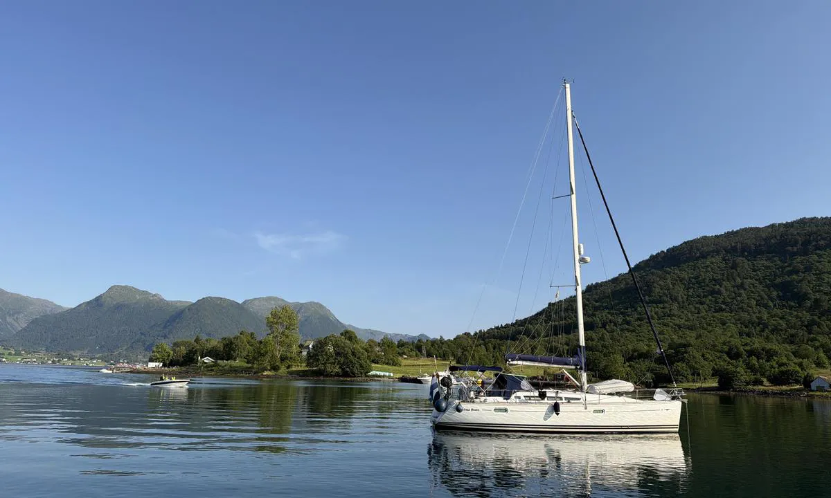 Kalvasundet: {"base": "no", "no": "Nydelig ankringssted", "se": "Underbar ankringsplats", "en": "Beautiful anchorage", "da": "Dejligt ankringssted", "fr": "Lieu d'ancrage magnifique", "de": "Wundersch\u00f6ner Ankerplatz", "es": "Lugar de anclaje hermoso", "it": "Splendido ancoraggio", "pt": "Local de ancoragem maravilhoso", "nl": "Prachtige ankerplaats", "pl": "Pi\u0119kne miejsce do kotwiczenia", "uk": "\u0427\u0443\u0434\u043e\u0432\u0435 \u043c\u0456\u0441\u0446\u0435 \u0434\u043b\u044f \u044f\u043a\u0456\u0440\u043d\u043e\u0457 \u0441\u0442\u043e\u044f\u043d\u043a\u0438", "ro": "Loc de ancorare frumos", "tr": "G\u00fczel demirleme yeri", "el": "\u03a5\u03c0\u03ad\u03c1\u03bf\u03c7\u03bf \u03c3\u03b7\u03bc\u03b5\u03af\u03bf \u03b1\u03b3\u03ba\u03c5\u03c1\u03bf\u03b2\u03cc\u03bb\u03b7\u03c3\u03b7\u03c2", "cs": "Kr\u00e1sn\u00e9 kotvi\u0161t\u011b", "hu": "Gy\u00f6ny\u00f6r\u0171 horgonyz\u00f3hely", "fi": "Ihana ankkuripaikka", "bg": "\u0427\u0443\u0434\u0435\u0441\u043d\u043e \u043c\u044f\u0441\u0442\u043e \u0437\u0430 \u0437\u0430\u043a\u043e\u0442\u0432\u044f\u043d\u0435", "sr": "\u041f\u0440\u0435\u043b\u0435\u043f\u043e \u043c\u0435\u0441\u0442\u043e \u0437\u0430 \u0441\u0438\u0434\u0440\u0435\u045a\u0435", "et": "Imeline ankrukoht", "lv": "Skaista enkura vieta", "lt": "Puiki inkaravimo vieta"}
