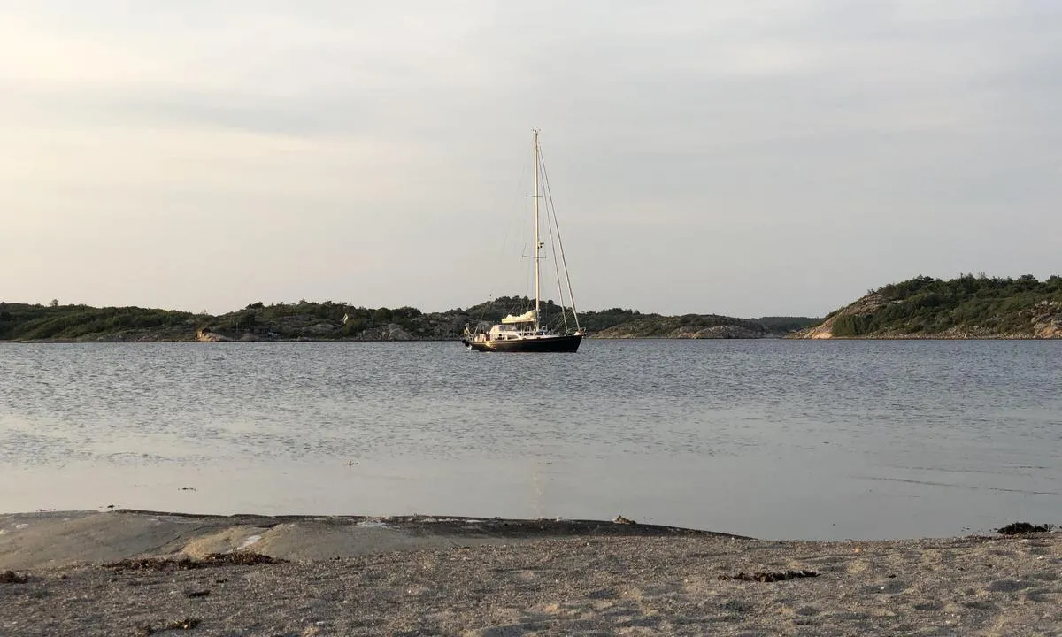 Hvis det er fullt i svaihavna ved Kalvön, eller du ønsker å ligge mer alene, så er det også mulig å ankre rett nord for Killingen. NB: Du må gå øst om Killingen, da det er svært grunnt mellom Kalvön og Killingen. Vær også forsiktig med kabelen som du må ankre med god avstand til.