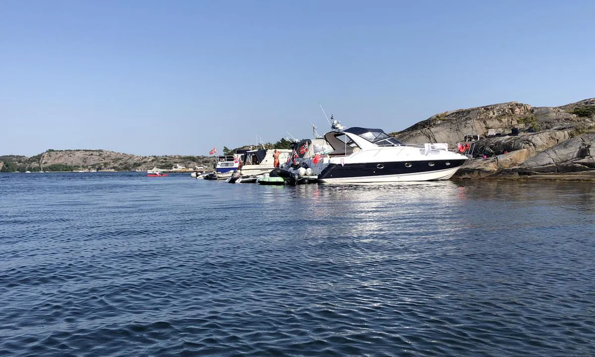 På Kalvön er det svært mange plasser hvor motorbåter kan fortøye mot land, både med dregg og longside