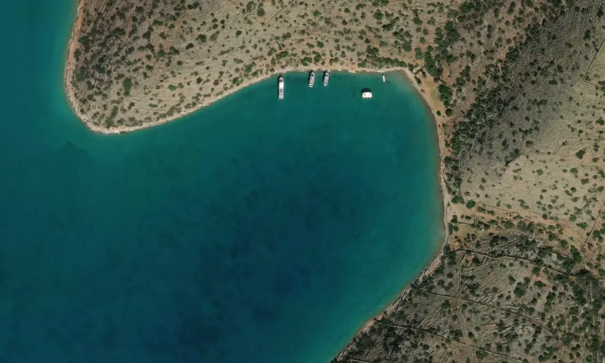 Flyfoto av Kalydon West Bay
