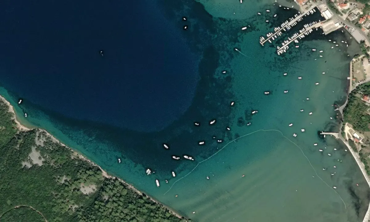 Flyfoto av Kampor Bay - Mel Beach