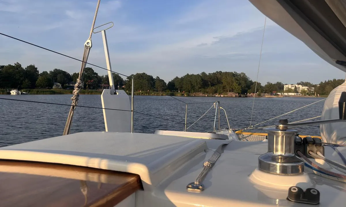 Käntingen: {"base": "no", "no": "Det er muligens bedre \u00e5 ankre p\u00e5 nord\u00f8st siden av bukta, da ligger man utenfor  trafikken gjennom kanalen. Det er fine turmuligheter p\u00e5 Fem\u00f8re, som er naturreservat.  Stiene finner mann p\u00e5 AllTrails.", "se": "Det \u00e4r m\u00f6jligen b\u00e4ttre att ankra p\u00e5 nord\u00f6stra sidan av bukten, d\u00e5 ligger man utanf\u00f6r trafiken genom kanalen. Det finns fina vandringsm\u00f6jligheter p\u00e5 Fem\u00f8re, som \u00e4r ett naturreservat. Stigarna finns p\u00e5 AllTrails.", "en": "It might be better to anchor on the northeast side of the bay, as you will be outside the traffic through the channel. There are great hiking opportunities on Fem\u00f8re, which is a nature reserve. The trails can be found on AllTrails.", "da": "Det er muligvis bedre at ankre p\u00e5 nord\u00f8st siden af bugten, da ligger man uden for trafikken gennem kanalen. Der er fine vandremuligheder p\u00e5 Fem\u00f8re, som er naturreservat. Stierne finder man p\u00e5 AllTrails.", "fr": "Il est peut-\u00eatre pr\u00e9f\u00e9rable de jeter l'ancre du c\u00f4t\u00e9 nord-est de la baie, ce qui permet d'\u00e9viter le trafic \u00e0 travers le canal. Il y a de belles possibilit\u00e9s de randonn\u00e9e \u00e0 Fem\u00f8re, qui est une r\u00e9serve naturelle. Les sentiers peuvent \u00eatre trouv\u00e9s sur AllTrails.", "de": "Es ist m\u00f6glicherweise besser, an der Nordostseite der Bucht zu ankern, da man sich au\u00dferhalb des Verkehrs durch den Kanal befindet. Es gibt sch\u00f6ne Wanderm\u00f6glichkeiten auf Fem\u00f8re, das ein Naturschutzgebiet ist. Die Pfade findet man auf AllTrails.", "es": "Es posiblemente mejor anclar en el lado noreste de la bah\u00eda, ya que se encuentra fuera del tr\u00e1fico a trav\u00e9s del canal. Hay buenas oportunidades para hacer senderismo en Fem\u00f8re, que es una reserva natural. Los senderos se pueden encontrar en AllTrails.", "it": "\u00c8 probabilmente meglio ancorare sul lato nord-est della baia, cos\u00ec si sta fuori dal traffico attraverso il canale. Ci sono belle possibilit\u00e0 di escursioni a Fem\u00f8re, che \u00e8 una riserva naturale. I sentieri si trovano su AllTrails.", "pt": "\u00c9 possivelmente melhor ancorar no lado nordeste da ba\u00eda, pois ali se fica fora do tr\u00e1fego pelo canal. H\u00e1 belas oportunidades para caminhadas em Fem\u00f8re, que \u00e9 uma reserva natural. Os trilhos podem ser encontrados no AllTrails.", "nl": "Het is mogelijk beter om aan de noordoostzijde van de baai te ankeren, daar ligt men buiten het verkeer door het kanaal. Er zijn mooie wandelmogelijkheden op Fem\u00f8re, dat een natuurreservaat is. De paden vindt men op AllTrails.", "pl": "Mo\u017cliwe, \u017ce lepiej jest zakotwiczy\u0107 po p\u00f3\u0142nocno-wschodniej stronie zatoki, poniewa\u017c jest si\u0119 wtedy poza ruchem przez kana\u0142. Na Fem\u00f8re, kt\u00f3re jest rezerwatem przyrody, s\u0105 \u015bwietne mo\u017cliwo\u015bci spacerowe. \u015acie\u017cki mo\u017cna znale\u017a\u0107 na AllTrails.", "uk": "\u041c\u043e\u0436\u043b\u0438\u0432\u043e, \u043a\u0440\u0430\u0449\u0435 \u043a\u0438\u043d\u0443\u0442\u0438 \u044f\u043a\u0456\u0440 \u043d\u0430 \u043f\u0456\u0432\u043d\u0456\u0447\u043d\u043e-\u0441\u0445\u0456\u0434\u043d\u043e\u043c\u0443 \u0431\u043e\u0446\u0456 \u0437\u0430\u0442\u043e\u043a\u0438, \u0434\u0435 \u0432\u0438 \u0431\u0443\u0434\u0435\u0442\u0435 \u043f\u043e\u0437\u0430 \u0440\u0443\u0445\u043e\u043c \u0447\u0435\u0440\u0435\u0437 \u043a\u0430\u043d\u0430\u043b. \u0423 \u0424\u0435\u043c\u043e\u0440\u0435, \u044f\u043a\u0435 \u0454 \u043f\u0440\u0438\u0440\u043e\u0434\u043d\u0438\u043c \u0437\u0430\u043f\u043e\u0432\u0456\u0434\u043d\u0438\u043a\u043e\u043c, \u0454 \u0433\u0430\u0440\u043d\u0456 \u043c\u043e\u0436\u043b\u0438\u0432\u043e\u0441\u0442\u0456 \u0434\u043b\u044f \u043f\u0440\u043e\u0433\u0443\u043b\u044f\u043d\u043e\u043a. \u0421\u0442\u0435\u0436\u043a\u0438 \u043c\u043e\u0436\u043d\u0430 \u0437\u043d\u0430\u0439\u0442\u0438 \u043d\u0430 AllTrails.", "ro": "Este posibil s\u0103 fie mai bine s\u0103 ancora\u021bi pe partea de nord-est a golfului, deoarece acolo ve\u021bi fi \u00een afara traficului prin canal. Exist\u0103 oportunit\u0103\u021bi excelente pentru drume\u021bii la Fem\u00f8re, care este o rezerva\u021bie natural\u0103. Potecile se pot g\u0103si pe AllTrails.", "tr": "Koyun kuzeydo\u011fu taraf\u0131na demir atmak muhtemelen daha iyidir, \u00e7\u00fcnk\u00fc o zaman kanal trafi\u011finin d\u0131\u015f\u0131nda kal\u0131rs\u0131n\u0131z. Fem\u00f8re'de, do\u011fa koruma alan\u0131 oldu\u011fundan, g\u00fczel y\u00fcr\u00fcy\u00fc\u015f imkanlar\u0131 vard\u0131r. Yollar\u0131 AllTrails'de bulabilirsiniz.", "el": "\u0395\u03af\u03bd\u03b1\u03b9 \u03c0\u03b9\u03b8\u03b1\u03bd\u03ce\u03c2 \u03ba\u03b1\u03bb\u03cd\u03c4\u03b5\u03c1\u03bf \u03bd\u03b1 \u03b1\u03b3\u03ba\u03c5\u03c1\u03bf\u03b2\u03bf\u03bb\u03ae\u03c3\u03b5\u03c4\u03b5 \u03c3\u03c4\u03b7 \u03b2\u03bf\u03c1\u03b5\u03b9\u03bf\u03b1\u03bd\u03b1\u03c4\u03bf\u03bb\u03b9\u03ba\u03ae \u03c0\u03bb\u03b5\u03c5\u03c1\u03ac \u03c4\u03bf\u03c5 \u03ba\u03cc\u03bb\u03c0\u03bf\u03c5, \u03ba\u03b1\u03b8\u03ce\u03c2 \u03b5\u03ba\u03b5\u03af \u03b5\u03af\u03c3\u03c4\u03b5 \u03ad\u03be\u03c9 \u03b1\u03c0\u03cc \u03c4\u03b7\u03bd \u03ba\u03c5\u03ba\u03bb\u03bf\u03c6\u03bf\u03c1\u03af\u03b1 \u03bc\u03ad\u03c3\u03c9 \u03c4\u03bf\u03c5 \u03ba\u03b1\u03bd\u03b1\u03bb\u03b9\u03bf\u03cd. \u03a5\u03c0\u03ac\u03c1\u03c7\u03bf\u03c5\u03bd \u03c9\u03c1\u03b1\u03af\u03b5\u03c2 \u03b5\u03c5\u03ba\u03b1\u03b9\u03c1\u03af\u03b5\u03c2 \u03b3\u03b9\u03b1 \u03c0\u03b5\u03c1\u03b9\u03c0\u03ac\u03c4\u03bf\u03c5\u03c2 \u03c3\u03c4\u03bf Fem\u00f8re, \u03c0\u03bf\u03c5 \u03b5\u03af\u03bd\u03b1\u03b9 \u03c6\u03c5\u03c3\u03b9\u03ba\u03cc \u03ba\u03b1\u03c4\u03b1\u03c6\u03cd\u03b3\u03b9\u03bf. \u03a4\u03b1 \u03bc\u03bf\u03bd\u03bf\u03c0\u03ac\u03c4\u03b9\u03b1 \u03bc\u03c0\u03bf\u03c1\u03bf\u03cd\u03bd \u03bd\u03b1 \u03b2\u03c1\u03b5\u03b8\u03bf\u03cd\u03bd \u03c3\u03c4\u03bf AllTrails.", "cs": "Mo\u017en\u00e1 je lep\u0161\u00ed zakotvit na severov\u00fdchodn\u00ed stran\u011b z\u00e1toky, kde budete mimo provoz v kan\u00e1lu. Na Fem\u00f8re, kter\u00e9 je p\u0159\u00edrodn\u00ed rezervac\u00ed, jsou kr\u00e1sn\u00e9 turistick\u00e9 trasy. Stezky najdete na AllTrails.", "hu": "Lehets\u00e9ges, hogy jobb, ha a keleti r\u00e9szen horgonyzunk le, \u00edgy k\u00edv\u00fcl es\u00fcnk a csatorna forgalm\u00e1n. Sz\u00e9p kir\u00e1ndul\u00e1si lehet\u0151s\u00e9gek vannak a Fem\u00f8re-en, ami term\u00e9szetv\u00e9delmi ter\u00fclet. Az \u00f6sv\u00e9nyek megtal\u00e1lhat\u00f3k az AllTrails-en.", "fi": "On mahdollisesti parempi ankkuroida lahden koillispuolelle, silloin ollaan kanavan liikenteen ulkopuolella. Fem\u00f8rella on hienoja retkeilymahdollisuuksia, jotka ovat luonnonsuojelualueella. Polut l\u00f6ytyv\u00e4t AllTrailsista.", "bg": "\u0412\u044a\u0437\u043c\u043e\u0436\u043d\u043e \u0435 \u043f\u043e-\u0434\u043e\u0431\u0440\u0435 \u0434\u0430 \u0445\u0432\u044a\u0440\u043b\u0438\u0442\u0435 \u043a\u043e\u0442\u0432\u0430 \u043e\u0442 \u0441\u0435\u0432\u0435\u0440\u043e\u0438\u0437\u0442\u043e\u0447\u043d\u0430\u0442\u0430 \u0441\u0442\u0440\u0430\u043d\u0430 \u043d\u0430 \u0437\u0430\u043b\u0438\u0432\u0430, \u0437\u0430\u0449\u043e\u0442\u043e \u0442\u0430\u043a\u0430 \u0449\u0435 \u0431\u044a\u0434\u0435\u0442\u0435 \u0438\u0437\u0432\u044a\u043d \u0442\u0440\u0430\u0444\u0438\u043a\u0430 \u043f\u0440\u0435\u0437 \u043a\u0430\u043d\u0430\u043b\u0430. \u0418\u043c\u0430 \u0445\u0443\u0431\u0430\u0432\u0438 \u0432\u044a\u0437\u043c\u043e\u0436\u043d\u043e\u0441\u0442\u0438 \u0437\u0430 \u0440\u0430\u0437\u0445\u043e\u0434\u043a\u0430 \u043d\u0430 \u0424\u0435\u043c\u044c\u043e\u0440\u0435, \u043a\u043e\u0439\u0442\u043e \u0435 \u043f\u0440\u0438\u0440\u043e\u0434\u0435\u043d \u0440\u0435\u0437\u0435\u0440\u0432\u0430\u0442. \u041f\u044a\u0442\u0435\u043a\u0438\u0442\u0435 \u0441\u0435 \u043d\u0430\u043c\u0438\u0440\u0430\u0442 \u0432 AllTrails.", "sr": "\u041c\u043e\u0433\u0443\u045b\u0435 \u0458\u0435 \u0431\u043e\u0459\u0435 \u0443\u0441\u0438\u0434\u0440\u0438\u0442\u0438 \u0441\u0435 \u043d\u0430 \u0441\u0435\u0432\u0435\u0440\u043e\u0438\u0441\u0442\u043e\u0447\u043d\u043e\u043c \u0434\u0435\u043b\u0443 \u0437\u0430\u043b\u0438\u0432\u0430, \u0458\u0435\u0440 \u0441\u0435 \u0442\u0430\u043c\u043e \u043d\u0430\u043b\u0430\u0437\u0438\u0442\u0435 \u0438\u0437\u0432\u0430\u043d \u0441\u0430\u043e\u0431\u0440\u0430\u045b\u0430\u0458\u0430 \u043a\u0440\u043e\u0437 \u043a\u0430\u043d\u0430\u043b. \u041f\u043e\u0441\u0442\u043e\u0458\u0435 \u043b\u0435\u043f\u0435 \u043c\u043e\u0433\u0443\u045b\u043d\u043e\u0441\u0442\u0438 \u0437\u0430 \u0448\u0435\u0442\u045a\u0443 \u043d\u0430 \u0424\u0435\u043c\u043e\u0440\u0435\u0443, \u043a\u043e\u0458\u0438 \u0458\u0435 \u043f\u0440\u0438\u0440\u043e\u0434\u043d\u0438 \u0440\u0435\u0437\u0435\u0440\u0432\u0430\u0442. \u0421\u0442\u0430\u0437\u0435 \u043c\u043e\u0436\u0435\u0442\u0435 \u043f\u0440\u043e\u043d\u0430\u045b\u0438 \u043d\u0430 AllTrails.", "et": "V\u00f5imalik, et parem on ankurdada lahe kirdeosas, siis oled v\u00e4ljaspool kanaliliiklust. Fem\u00f8re pakub suurep\u00e4raseid matkamistv\u00f5imalusi, see on looduskaitseala. Radasid leiad AllTrailsist.", "lv": "Iesp\u0113jams, lab\u0101k b\u016btu mest enkuru l\u012b\u010da zieme\u013caustrumu pus\u0113, jo tur j\u016bs b\u016bsiet \u0101rpus satiksmes caur kan\u0101lu. Fem\u00f8re ir lieliskas t\u016brisma vietas, jo tas ir dabas rezerv\u0101ts. Takas var atrast vietn\u0113 AllTrails.", "lt": "Galb\u016bt geriau yra inkaruoti \u0161iaur\u0117s ryt\u0173 \u012flankos pus\u0117je, kadangi taip i\u0161vengiama kanalo eismo. Fem\u00f8re, kuris yra gamtos rezervatas, si\u016blo puikias \u017eygi\u0173 galimybes. Takelius galima rasti AllTrails."}