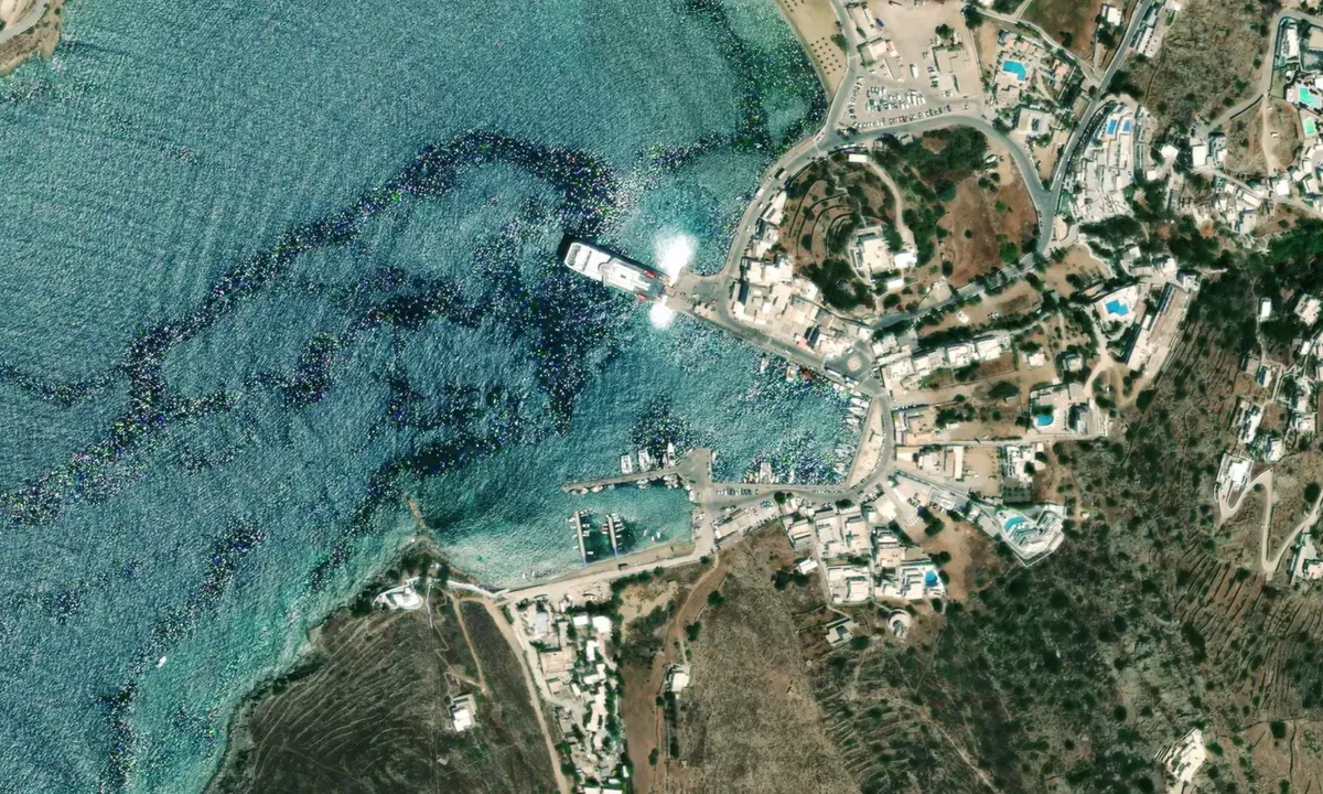 Flyfoto av Karavostasi marina