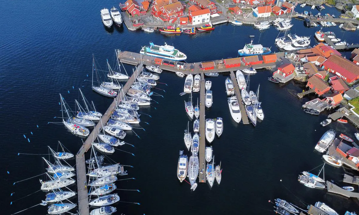 Käringöns Gästhamn: Longside mooring on the two inner floating docks.