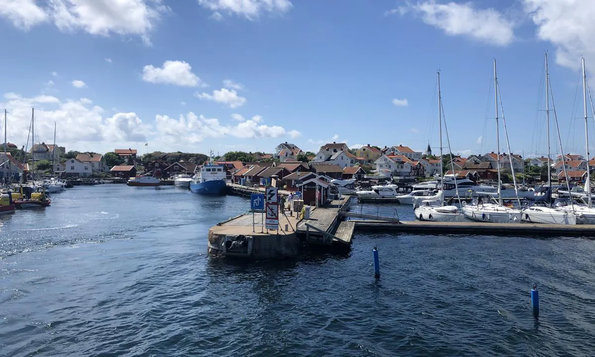 Käringöns Gästhamn: Piers for guests are to the right (west) og the main port.