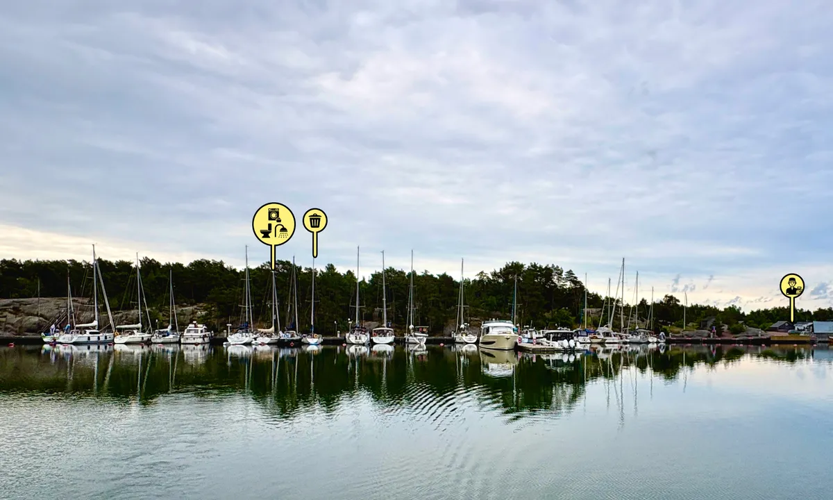 Käringsund: Rechts aussen Dock-Spot Plätze, sowie am Betonsteg, alle anderen gegen den Steg im Hintergrund frei wählbar.