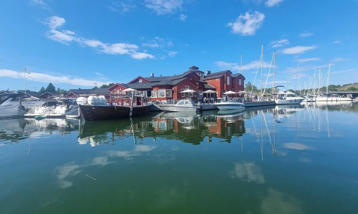 Karlby - Kökar: {"base": "se", "no": "Gjestehavnen og restauranten sett fra farleden.", "se": "G\u00e4sthamnen och restaurangen sedd fr\u00e5n farleden.", "en": "The guest harbor and the restaurant seen from the fairway.", "da": "G\u00e6stehavnen og restauranten set fra sejlrenden.", "fr": "Le port de plaisance et le restaurant vus depuis le chenal.", "de": "Der G\u00e4stehafen und das Restaurant gesehen von der Fahrrinne.", "es": "El puerto de invitados y el restaurante vistos desde la ruta de navegaci\u00f3n.", "it": "Il porto turistico e il ristorante visti dalla rotta marittima.", "pt": "O porto para visitantes e o restaurante vistos do canal de navega\u00e7\u00e3o.", "nl": "De jachthaven en het restaurant gezien vanaf de vaarweg.", "pl": "Port go\u015bcinny i restauracja widziane z trasy \u017ceglugowej.", "uk": "<p>\u0413\u043e\u0441\u0442\u044c\u043e\u0432\u0430 \u0433\u0430\u0432\u0430\u043d\u044c \u0442\u0430 \u0440\u0435\u0441\u0442\u043e\u0440\u0430\u043d, \u0432\u0438\u0434 \u0437 \u0444\u0430\u0440\u0432\u0430\u0442\u0435\u0440\u0443.</p>", "ro": "Portul pentru oaspe\u021bi \u0219i restaurantul v\u0103zut din calea navigabil\u0103.", "tr": "Ana deniz yolundan misafir liman\u0131 ve restoran\u0131n g\u00f6r\u00fcn\u00fcm\u00fc.", "el": "\u0397 \u03bc\u03b1\u03c1\u03af\u03bd\u03b1 \u03b5\u03c0\u03b9\u03c3\u03ba\u03b5\u03c0\u03c4\u03ce\u03bd \u03ba\u03b1\u03b9 \u03c4\u03bf \u03b5\u03c3\u03c4\u03b9\u03b1\u03c4\u03cc\u03c1\u03b9\u03bf \u03cc\u03c0\u03c9\u03c2 \u03c6\u03b1\u03af\u03bd\u03bf\u03bd\u03c4\u03b1\u03b9 \u03b1\u03c0\u03cc \u03c4\u03bf\u03bd \u03c0\u03bb\u03c9\u03c4\u03cc \u03b4\u03af\u03b1\u03c5\u03bb\u03bf.", "cs": "Hostinsk\u00fd p\u0159\u00edstav a restaurace vid\u011bn\u00e9 z plavebn\u00ed dr\u00e1hy.", "hu": "A vend\u00e9gkik\u00f6t\u0151 \u00e9s az \u00e9tterem a haj\u00f3z\u00e1si \u00fatr\u00f3l n\u00e9zve.", "fi": "Vierassatama ja ravintola n\u00e4htyn\u00e4 v\u00e4yl\u00e4lt\u00e4.", "bg": "\u041f\u0440\u0438\u0441\u0442\u0430\u043d\u0438\u0449\u0435\u0442\u043e \u0437\u0430 \u0433\u043e\u0441\u0442\u0438 \u0438 \u0440\u0435\u0441\u0442\u043e\u0440\u0430\u043d\u0442\u044a\u0442, \u0432\u0438\u0434\u044f\u043d\u0438 \u043e\u0442 \u0444\u0430\u0440\u0432\u0430\u0442\u0435\u0440\u0430.", "sr": "Gostinjska luka i restoran vi\u0111eni sa plovnog puta.", "et": "K\u00fclalissadam ja restoran vaadates laevateelt.", "lv": "Viesu osta un restor\u0101ns, skat\u0101ms no ku\u0123u ce\u013ca.", "lt": "Sve\u010di\u0173 prieplauka ir restoranas, matomi i\u0161 laivakelio."}