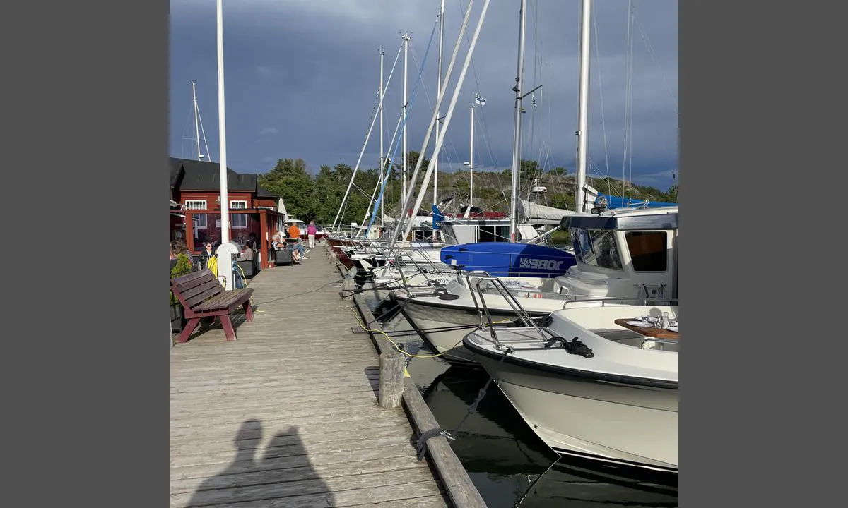 Karlby - Kökar: {"base": "se", "no": "Bryggen nedenfor restauranten.", "se": "Bryggan nedanf\u00f6r restaurangen.", "en": "The pier below the restaurant.", "da": "Broen nedenfor restauranten.", "fr": "Le ponton en dessous du restaurant.", "de": "Der Steg unterhalb des Restaurants.", "es": "El muelle debajo del restaurante.", "it": "Il molo sotto il ristorante.", "pt": "O cais abaixo do restaurante.", "nl": "De steiger onder het restaurant.", "pl": "Pirs pod restauracj\u0105.", "uk": "\u041f\u0440\u0438\u0447\u0430\u043b \u043d\u0438\u0436\u0447\u0435 \u0440\u0435\u0441\u0442\u043e\u0440\u0430\u043d\u0443.", "ro": "Pontonul de sub restaurant.", "tr": "Restoran\u0131n alt\u0131ndaki iskele.", "el": "\u0397 \u03b1\u03c0\u03bf\u03b2\u03ac\u03b8\u03c1\u03b1 \u03ba\u03ac\u03c4\u03c9 \u03b1\u03c0\u03cc \u03c4\u03bf \u03b5\u03c3\u03c4\u03b9\u03b1\u03c4\u03cc\u03c1\u03b9\u03bf.", "cs": "Molo pod restaurac\u00ed.", "hu": "A m\u00f3l\u00f3 az \u00e9tterem alatt.", "fi": "Laituri ravintolan alapuolella.", "bg": "\u041a\u0435\u044f\u0442 \u043f\u043e\u0434 \u0440\u0435\u0441\u0442\u043e\u0440\u0430\u043d\u0442\u0430.", "sr": "\u0414\u043e\u043a \u043d\u0430\u0441\u043f\u0440\u0430\u043c \u0440\u0435\u0441\u0442\u043e\u0440\u0430\u043d\u0430.", "et": "Sild restoranist allpool.", "lv": "Piest\u0101tne zem restor\u0101na.", "lt": "Prieplauka po restoranu."}