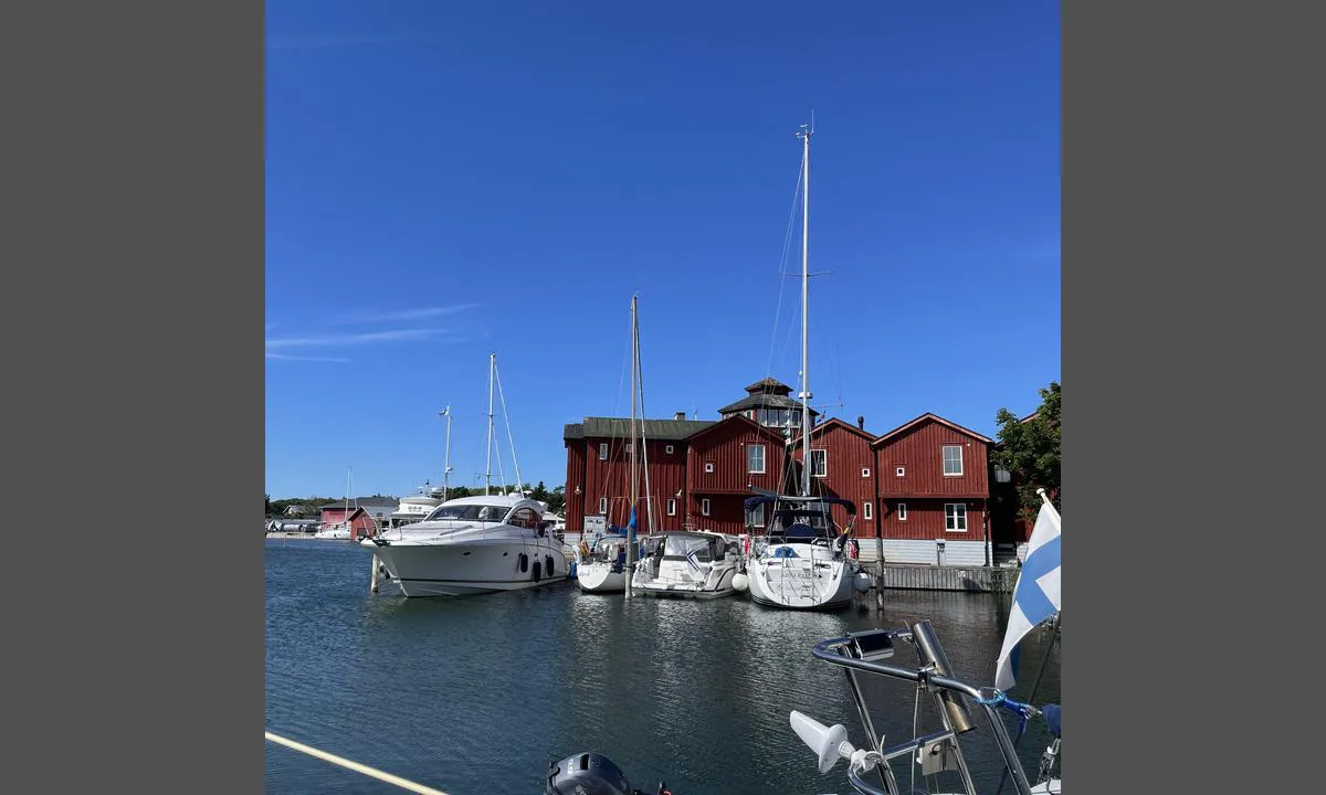 Karlby - Kökar: {"base": "se", "no": "Bilde mot s\u00f8rvest, baksiden av restauranten/hotellet.", "se": "Bild mot sydv\u00e4st, baksidan av restaurangen/hotellet.", "en": "View towards the southwest, the backside of the restaurant/hotel.", "da": "Billede mod sydvest, bagsiden af restauranten/hotellet.", "fr": "Image vers le sud-ouest, l'arri\u00e8re du restaurant/h\u00f4tel.", "de": "Bild nach S\u00fcdwesten, R\u00fcckseite des Restaurants/Hotels.", "es": "Imagen hacia el suroeste, la parte trasera del restaurante/hotel.", "it": "Immagine verso sud-ovest, parte posteriore del ristorante/hotel.", "pt": "Imagem para sudoeste, parte de tr\u00e1s do restaurante/hotel.", "nl": "Afbeelding naar het zuidwesten, achterkant van het restaurant/hotel.", "pl": "Zdj\u0119cie na po\u0142udniowy zach\u00f3d, ty\u0142 restauracji/hotelu.", "uk": "\u0417\u043e\u0431\u0440\u0430\u0436\u0435\u043d\u043d\u044f \u043d\u0430 \u043f\u0456\u0432\u0434\u0435\u043d\u043d\u0438\u0439 \u0437\u0430\u0445\u0456\u0434, \u0437\u0430\u0434\u043d\u044f \u0447\u0430\u0441\u0442\u0438\u043d\u0430 \u0440\u0435\u0441\u0442\u043e\u0440\u0430\u043d\u0443/\u0433\u043e\u0442\u0435\u043b\u044e.", "ro": "Imagine spre sud-vest, partea din spate a restaurantului/hotelului.", "tr": "Restoran/otelin arka taraf\u0131n\u0131 g\u00f6steren g\u00fcneybat\u0131 y\u00f6n\u00fcndeki g\u00f6r\u00fcnt\u00fc.", "el": "\u0395\u03b9\u03ba\u03cc\u03bd\u03b1 \u03c0\u03c1\u03bf\u03c2 \u03bd\u03bf\u03c4\u03b9\u03bf\u03b4\u03c5\u03c4\u03b9\u03ba\u03ac, \u03c0\u03af\u03c3\u03c9 \u03c0\u03bb\u03b5\u03c5\u03c1\u03ac \u03c4\u03bf\u03c5 \u03b5\u03c3\u03c4\u03b9\u03b1\u03c4\u03bf\u03c1\u03af\u03bf\u03c5/\u03be\u03b5\u03bd\u03bf\u03b4\u03bf\u03c7\u03b5\u03af\u03bf\u03c5.", "cs": "Obr\u00e1zek sm\u011brem na jihoz\u00e1pad, zadn\u00ed strana restaurace/hotelu.", "hu": "K\u00e9p d\u00e9lnyugatnak, az \u00e9tterem/hotel h\u00e1toldala.", "fi": "Kuva lounaaseen, ravintolan/hotellin takapiha.", "bg": "\u0418\u0437\u0433\u043b\u0435\u0434 \u043a\u044a\u043c \u044e\u0433\u043e\u0437\u0430\u043f\u0430\u0434, \u0437\u0430\u0434\u043d\u0430\u0442\u0430 \u0441\u0442\u0440\u0430\u043d\u0430 \u043d\u0430 \u0440\u0435\u0441\u0442\u043e\u0440\u0430\u043d\u0442\u0430/\u0445\u043e\u0442\u0435\u043b\u0430.", "sr": "Slika prema jugozapadu, zadnja strana restorana/hotela.", "et": "Pilt suunas edelasse, restorani/hotelli tagak\u00fclg.", "lv": "Att\u0113ls uz dienvidrietumiem, restor\u0101na/viesn\u012bcas aizmugure.", "lt": "Vaizdas \u012f pietvakarius, restorano/vie\u0161bu\u010dio galin\u0117 pus\u0117."}