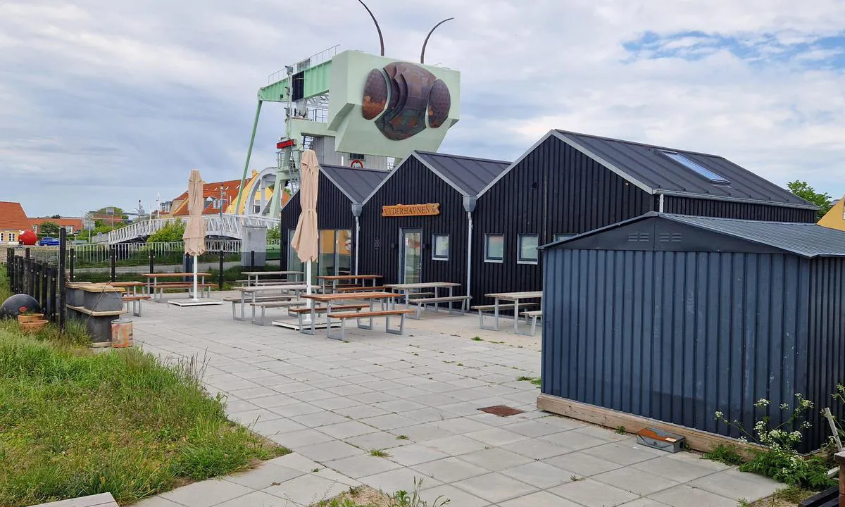 Karrebæksminde Yderhavn: {"base": "en", "no": "Servicebygg og rekreasjonsomr\u00e5de", "se": "Servicebyggnad och rekreationsomr\u00e5de", "en": "Servicebuilding and recreation area", "da": "Servicebygning og rekreativt omr\u00e5de", "fr": "B\u00e2timent de service et zone de loisirs", "de": "Servicegeb\u00e4ude und Erholungsbereich", "es": "Edificio de servicios y \u00e1rea de recreaci\u00f3n", "it": "Edificio dei servizi e area ricreativa", "pt": "Edif\u00edcio de servi\u00e7os e \u00e1rea de recrea\u00e7\u00e3o", "nl": "Servicegebouw en recreatiegebied", "pl": "Budynek us\u0142ugowy i strefa rekreacyjna", "uk": "\u0411\u0443\u0434\u0456\u0432\u043b\u044f \u043e\u0431\u0441\u043b\u0443\u0433\u043e\u0432\u0443\u0432\u0430\u043d\u043d\u044f \u0442\u0430 \u0437\u043e\u043d\u0430 \u0432\u0456\u0434\u043f\u043e\u0447\u0438\u043d\u043a\u0443", "ro": "Cl\u0103dire de servicii \u0219i zon\u0103 de recreere", "tr": "Hizmet binas\u0131 ve dinlenme alan\u0131", "el": "\u039a\u03c4\u03ae\u03c1\u03b9\u03bf \u03b5\u03be\u03c5\u03c0\u03b7\u03c1\u03ad\u03c4\u03b7\u03c3\u03b7\u03c2 \u03ba\u03b1\u03b9 \u03c7\u03ce\u03c1\u03bf\u03c2 \u03b1\u03bd\u03b1\u03c8\u03c5\u03c7\u03ae\u03c2", "cs": "Budova slu\u017eeb a rekrea\u010dn\u00ed oblast", "hu": "Szolg\u00e1ltat\u00f3\u00e9p\u00fclet \u00e9s rekre\u00e1ci\u00f3s ter\u00fclet", "fi": "Palvelurakennus ja virkistysalue", "bg": "\u0421\u043b\u0443\u0436\u0435\u0431\u043d\u0430 \u0441\u0433\u0440\u0430\u0434\u0430 \u0438 \u0437\u043e\u043d\u0430 \u0437\u0430 \u043e\u0442\u0434\u0438\u0445", "sr": "Zgrada za usluge i rekreaciona zona", "et": "Teenindushoone ja puhkeala", "lv": "Servisa \u0113ka un atp\u016btas zona", "lt": "Paslaug\u0173 pastatas ir poilsio zona"}