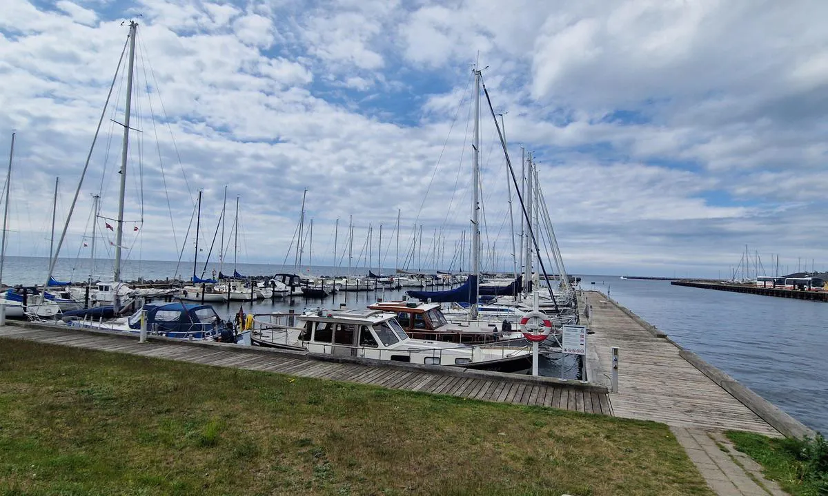 Karrebæksminde Yderhavn: {"base": "en", "no": "Ved kanal", "se": "Kanal-sidan", "en": "Channel-side", "da": "Ved kanalen", "fr": "C\u00f4t\u00e9 du chenal", "de": "Kanal-seitig", "es": "Lado del canal", "it": "Lato canale", "pt": "Canal", "nl": "Kanaalzijde", "pl": "Nabrze\u017ce kana\u0142owe", "uk": "\u0411\u0435\u0440\u0435\u0433 \u043a\u0430\u043d\u0430\u043b\u0443", "ro": "Pe partea canalului", "tr": "Kanal kenar\u0131", "el": "\u03a0\u03bb\u03b5\u03c5\u03c1\u03ac \u03ba\u03b1\u03bd\u03b1\u03bb\u03b9\u03bf\u03cd", "cs": "Pr\u016fplavov\u00e1 strana", "hu": "Csatornaoldal", "fi": "Kanavan puolella", "bg": "\u0421\u0442\u0440\u0430\u043d\u0438\u0447\u043d\u043e \u043d\u0430 \u043a\u0430\u043d\u0430\u043b\u0430", "sr": "\u041a\u0430\u043d\u0430\u043b\u0441\u043a\u0430 \u0441\u0442\u0440\u0430\u043d\u0430", "et": "Kanali pool", "lv": "Kan\u0101la mala", "lt": "Kanal\u0173-pakrante"}