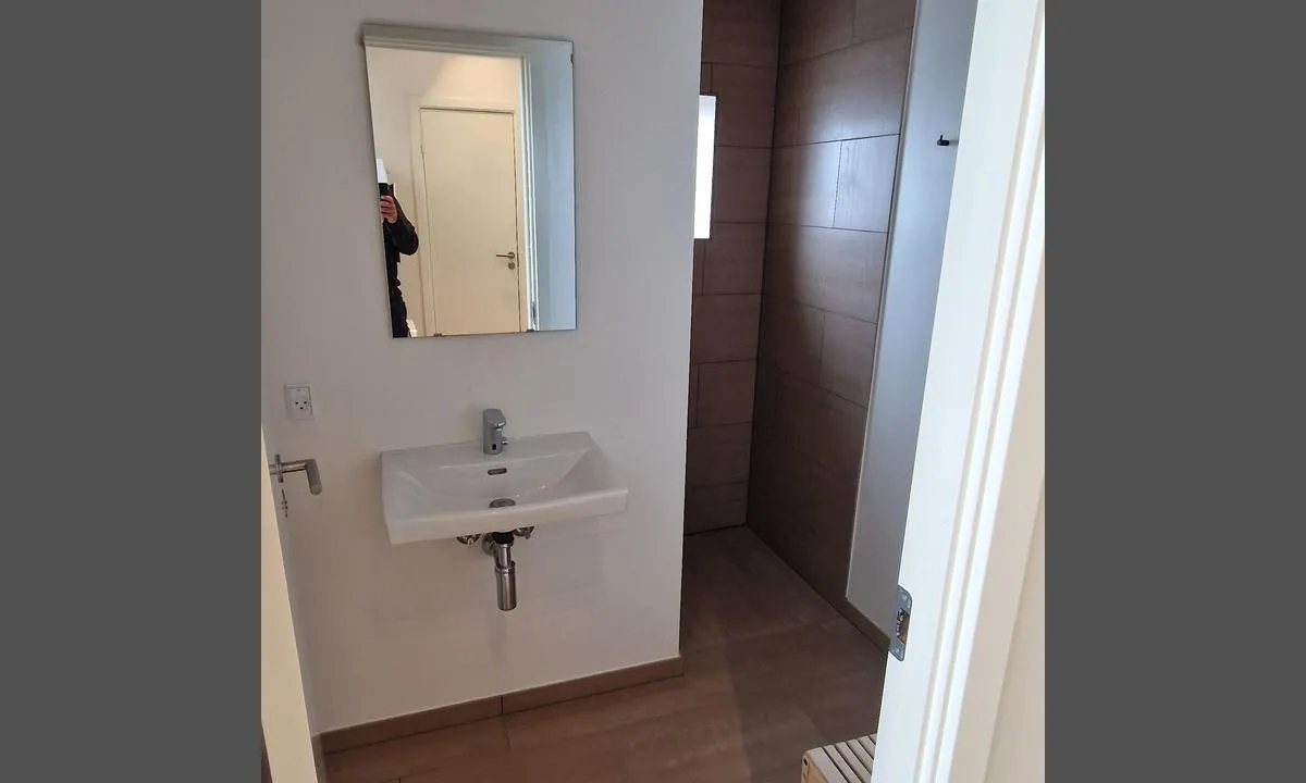 Karrebæksminde Yderhavn: {"base": "en", "no": "En av flere dusjer. Inkludert i avgiften", "se": "En av flera duschar. Ing\u00e5r i avgiften", "en": "One of several showers. Included in the fee", "da": "En af flere brusere. Inkluderet i prisen", "fr": "Une des plusieurs douches. Inclus dans les frais", "de": "Eine von mehreren Duschen. In der Geb\u00fchr enthalten", "es": "Una de varias duchas. Incluido en la tarifa", "it": "Una delle diverse docce. Inclusa nella tariffa", "pt": "Um dos v\u00e1rios chuveiros. Inclu\u00eddo na taxa", "nl": "Een van de meerdere douches. Inbegrepen in de vergoeding", "pl": "Jedna z kilku prysznic\u00f3w. Wliczone w op\u0142at\u0119", "uk": "\u041e\u0434\u0438\u043d \u0437 \u0434\u0435\u043a\u0456\u043b\u044c\u043a\u043e\u0445 \u0434\u0443\u0448\u0456\u0432. \u0412\u043a\u043b\u044e\u0447\u0435\u043d\u043e \u0443 \u0432\u0430\u0440\u0442\u0456\u0441\u0442\u044c", "ro": "Unul dintre mai multe du\u0219uri. Inclus \u00een tax\u0103", "tr": "\u00dccret kar\u015f\u0131l\u0131\u011f\u0131nda birka\u00e7 du\u015ftan biri dahildir.", "el": "\u0388\u03bd\u03b1 \u03b1\u03c0\u03cc \u03c4\u03b1 \u03b1\u03c1\u03ba\u03b5\u03c4\u03ac \u03bd\u03c4\u03bf\u03c5\u03c2. \u03a0\u03b5\u03c1\u03b9\u03bb\u03b1\u03bc\u03b2\u03ac\u03bd\u03b5\u03c4\u03b1\u03b9 \u03c3\u03c4\u03b7\u03bd \u03b1\u03bc\u03bf\u03b9\u03b2\u03ae", "cs": "Jedna z n\u011bkolika sprch. Zahrnuto v poplatku", "hu": "Az egyik zuhanyz\u00f3 a sok k\u00f6z\u00fcl. A d\u00edj tartalmazza", "fi": "Yksi useista suihkuista. Sis\u00e4ltyy hintaan", "bg": "\u0415\u0434\u0438\u043d \u043e\u0442 \u043d\u044f\u043a\u043e\u043b\u043a\u043e \u0434\u0443\u0448\u0430. \u0412\u043a\u043b\u044e\u0447\u0435\u043d\u043e \u0432 \u0442\u0430\u043a\u0441\u0430\u0442\u0430", "sr": "Jedan od nekoliko tu\u0161eva. Uklju\u010deno u cenu", "et": "\u00dcks mitmest du\u0161ist. Sisaldub tasus", "lv": "Viena no vair\u0101k\u0101m du\u0161\u0101m. Iek\u013cauts cen\u0101", "lt": "Viena i\u0161 keli\u0173 du\u0161\u0173. \u012etraukta \u012f mokest\u012f"}