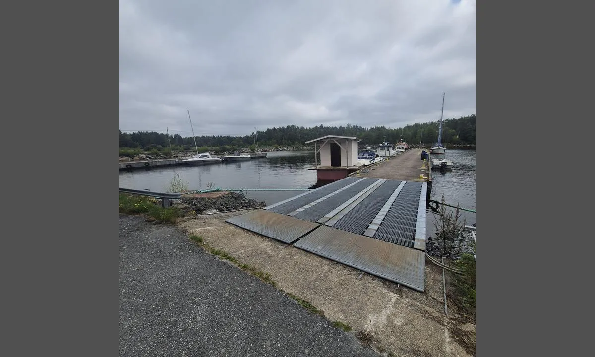 Kasala - Merikarvia: {"base": "en", "no": "Mot \u00f8st. To brygger med plass til ca. 4 gjestende yachter.", "se": "Tittar \u00f6sterut. Tv\u00e5 pirar med plats f\u00f6r cirka 4 bes\u00f6kande segelb\u00e5tar.", "en": "Looking East . Two jetties about 4 spaces for visiting yachts.", "da": "Mod \u00f8st. To molearme med plads til ca. 4 bes\u00f8gsjoller.", "fr": "Regardant vers l'Est. Deux jet\u00e9es offrant environ 4 places pour les yachts visiteurs.", "de": "Blick nach Osten. Zwei Kaianlagen mit etwa 4 Liegepl\u00e4tzen f\u00fcr Besucheryachten.", "es": "Mirando al Este. Dos espigones con espacio para aproximadamente 4 yates visitantes.", "it": "Guardando a Est. Due moli con circa 4 posti per yacht in visita.", "pt": "Olhando para Leste. Dois molhes com cerca de 4 espa\u00e7os para iates visitantes.", "nl": "Kijkend naar het oosten. Twee pieren met ongeveer 4 ligplaatsen voor bezoekende jachten.", "pl": "Patrz\u0105c na wsch\u00f3d. Dwa mola, oko\u0142o 4 miejsca dla jacht\u00f3w odwiedzaj\u0105cych.", "uk": "\u041f\u043e\u0433\u043b\u044f\u0434 \u043d\u0430 \u0441\u0445\u0456\u0434. \u0414\u0432\u0430 \u043f\u0456\u0440\u0441\u0438, \u0431\u043b\u0438\u0437\u044c\u043a\u043e 4 \u043c\u0456\u0441\u0446\u044c \u0434\u043b\u044f \u0433\u043e\u0441\u0442\u044e\u044e\u0447\u0438\u0445 \u044f\u0445\u0442.", "ro": "Privind spre Est. Dou\u0103 diguri cu aproximativ 4 locuri pentru iahturi vizitatoare.", "tr": "Do\u011fuya Bak\u0131\u015f. Ziyaret\u00e7i yatlar i\u00e7in yakla\u015f\u0131k 4 yer kapasitesine sahip iki iskelesi var.", "el": "\u039a\u03bf\u03b9\u03c4\u03ce\u03bd\u03c4\u03b1\u03c2 \u0391\u03bd\u03b1\u03c4\u03bf\u03bb\u03b9\u03ba\u03ac. \u0394\u03cd\u03bf \u03ba\u03c5\u03bc\u03b1\u03c4\u03bf\u03b8\u03c1\u03b1\u03cd\u03c3\u03c4\u03b5\u03c2 \u03bc\u03b5 \u03c0\u03b5\u03c1\u03af\u03c0\u03bf\u03c5 4 \u03b8\u03ad\u03c3\u03b5\u03b9\u03c2 \u03b3\u03b9\u03b1 \u03b5\u03c0\u03b9\u03c3\u03ba\u03ad\u03c0\u03c4\u03b5\u03c2 \u03b9\u03c3\u03c4\u03b9\u03bf\u03c0\u03bb\u03bf\u03ca\u03ba\u03ac.", "cs": "Pohled na v\u00fdchod. Dva moly s p\u0159ibli\u017en\u011b 4 m\u00edsty pro n\u00e1v\u0161t\u011bvnick\u00e9 jachty.", "hu": "Kelet fel\u00e9 n\u00e9zve. K\u00e9t m\u00f3l\u00f3, k\u00f6r\u00fclbel\u00fcl 4 hely a l\u00e1togat\u00f3 jachtok sz\u00e1m\u00e1ra.", "fi": "Katse it\u00e4\u00e4n. Kaksi laituria, joissa noin 4 venepaikkaa vierailijoiden jahteja varten.", "bg": "\u0413\u043b\u0435\u0434\u0430\u0439\u043a\u0438 \u043d\u0430 \u0438\u0437\u0442\u043e\u043a. \u0414\u0432\u0430 \u043a\u0435\u0439\u0430 \u0441 \u043e\u043a\u043e\u043b\u043e 4 \u043c\u0435\u0441\u0442\u0430 \u0437\u0430 \u043f\u0440\u0438\u0441\u0442\u0438\u0433\u0430\u0449\u0438 \u044f\u0445\u0442\u0438.", "sr": "Pogled ka istoku. Dve mola sa oko 4 mesta za posetila\u010dke jahte.", "et": "Ida poole vaatamine. Kaks kai, umbes 4 kohta k\u00fclastavatele jahtidele.", "lv": "Skats uz austrumiem. Divas piest\u0101tnes ar aptuveni 4 viet\u0101m apmekl\u0113jo\u0161\u0101m jaht\u0101m.", "lt": "\u017dvelgiant \u012f rytus. Dvi molai, apie 4 vietos lankomoms jachtoms."}