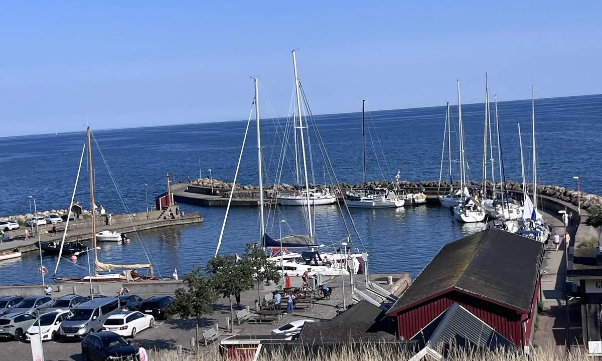 Kåseberga Hamn: {"base": "en", "no": "Liten havn med mange muligheter for \u00e5 spise og drikke p\u00e5 grunn av steinen og derfor n\u00e6r havnen.", "se": "Liten hamn med m\u00e5nga m\u00f6jligheter att \u00e4ta och dricka p\u00e5 grund av stenbryggan n\u00e4ra hamnen.", "en": "Small harbor with lots of possibilities to eat and drink because of the stone hence close to the harbor.", "da": "Lille havn med mange muligheder for at spise og drikke p\u00e5 grund af den sten hvorfor t\u00e6t p\u00e5 havnen.", "fr": "Petit port avec de nombreuses possibilit\u00e9s de manger et de boire en raison de la pierre donc proche du port.", "de": "Kleiner Hafen mit vielen M\u00f6glichkeiten zum Essen und Trinken aufgrund des nahe gelegenen Steins.", "es": "Peque\u00f1o puerto con muchas posibilidades para comer y beber debido a la piedra, por lo tanto, cerca del puerto.", "it": "Piccolo porto con molte possibilit\u00e0 di mangiare e bere grazie alla pietra, quindi vicino al porto.", "pt": "Pequeno porto com muitas possibilidades para comer e beber devido \u00e0 proximidade do molhe ao porto.", "nl": "Kleine haven met veel mogelijkheden om te eten en te drinken vanwege de stenen, vandaar dicht bij de haven.", "pl": "Ma\u0142y port z wieloma mo\u017cliwo\u015bciami jedzenia i picia ze wzgl\u0119du na kamienne nabrze\u017ce znajduj\u0105ce si\u0119 blisko portu.", "uk": "\u041d\u0435\u0432\u0435\u043b\u0438\u043a\u0430 \u0433\u0430\u0432\u0430\u043d\u044c \u0437 \u0431\u0430\u0433\u0430\u0442\u044c\u043c\u0430 \u043c\u043e\u0436\u043b\u0438\u0432\u043e\u0441\u0442\u044f\u043c\u0438 \u0434\u043b\u044f \u0457\u0436\u0456 \u0442\u0430 \u043d\u0430\u043f\u043e\u0457\u0432 \u0447\u0435\u0440\u0435\u0437 \u043d\u0430\u044f\u0432\u043d\u0456\u0441\u0442\u044c \u043a\u0430\u043c\u0435\u043d\u044e, \u0442\u043e\u043c\u0443 \u0431\u043b\u0438\u0437\u044c\u043a\u043e \u0434\u043e \u0433\u0430\u0432\u0430\u043d\u0456.", "ro": "Micul port ofer\u0103 multe posibilit\u0103\u021bi de a m\u00e2nca \u0219i bea datorit\u0103 malului de piatr\u0103 situat aproape de port.", "tr": "K\u00fc\u00e7\u00fck liman, ta\u015f nedeniyle limana yak\u0131n oldu\u011fu i\u00e7in yemek ve i\u00e7mek i\u00e7in bir\u00e7ok olanak sunmaktad\u0131r.", "el": "\u039c\u03b9\u03ba\u03c1\u03cc \u03bb\u03b9\u03bc\u03ac\u03bd\u03b9 \u03bc\u03b5 \u03c0\u03bf\u03bb\u03bb\u03ad\u03c2 \u03b4\u03c5\u03bd\u03b1\u03c4\u03cc\u03c4\u03b7\u03c4\u03b5\u03c2 \u03b3\u03b9\u03b1 \u03c6\u03b1\u03b3\u03b7\u03c4\u03cc \u03ba\u03b1\u03b9 \u03c0\u03bf\u03c4\u03cc \u03bb\u03cc\u03b3\u03c9 \u03c4\u03b7\u03c2 \u03c0\u03ad\u03c4\u03c1\u03b1\u03c2 \u03ba\u03bf\u03bd\u03c4\u03ac \u03c3\u03c4\u03bf \u03bb\u03b9\u03bc\u03ac\u03bd\u03b9.", "cs": "Mal\u00fd p\u0159\u00edstav s mnoha mo\u017enostmi k j\u00eddlu a pit\u00ed d\u00edky kamen\u016fm pobl\u00ed\u017e p\u0159\u00edstavu.", "hu": "Kis kik\u00f6t\u0151 sz\u00e1mos \u00e9tkez\u00e9si \u00e9s iv\u00e1si lehet\u0151s\u00e9ggel a k\u00f6zelben l\u00e9v\u0151 k\u0151 miatt.", "fi": "Pieni satama tarjoaa runsaasti mahdollisuuksia sy\u00f6d\u00e4 ja juoda kivisen reitin l\u00e4heisyyden ansiosta, joka on l\u00e4hell\u00e4 satamaa.", "bg": "\u041c\u0430\u043b\u043a\u043e \u043f\u0440\u0438\u0441\u0442\u0430\u043d\u0438\u0449\u0435 \u0441 \u043c\u043d\u043e\u0433\u043e \u0432\u044a\u0437\u043c\u043e\u0436\u043d\u043e\u0441\u0442\u0438 \u0437\u0430 \u0445\u0430\u043f\u0432\u0430\u043d\u0435 \u0438 \u043f\u0438\u0435\u043d\u0435 \u043f\u043e\u0440\u0430\u0434\u0438 \u043d\u0430\u043b\u0438\u0447\u0438\u0435\u0442\u043e \u043d\u0430 \u043a\u0430\u043c\u044a\u043d\u0438 \u0431\u043b\u0438\u0437\u043e \u0434\u043e \u043f\u0440\u0438\u0441\u0442\u0430\u043d\u0438\u0449\u0435\u0442\u043e.", "sr": "Mala luka sa mnogo mogu\u0107nosti za jelo i pi\u0107e zbog kamenitih povr\u0161ina blizu luke.", "et": "V\u00e4ike sadam, kus on palju v\u00f5imalusi s\u00fc\u00fca ja juua t\u00e4nu kivile, mis asub sadama l\u00e4hedal.", "lv": "Neliela osta ar daudz\u0101m iesp\u0113j\u0101m ietur\u0113t \u0113dienus un dz\u0113rienus, pateicoties tuvum\u0101 eso\u0161ajiem akme\u0146iem ostas tuvum\u0101.", "lt": "Ma\u017eas uostas su daugybe galimybi\u0173 pavalgyti ir atsigerti d\u0117l akmens, tod\u0117l arti uosto."}