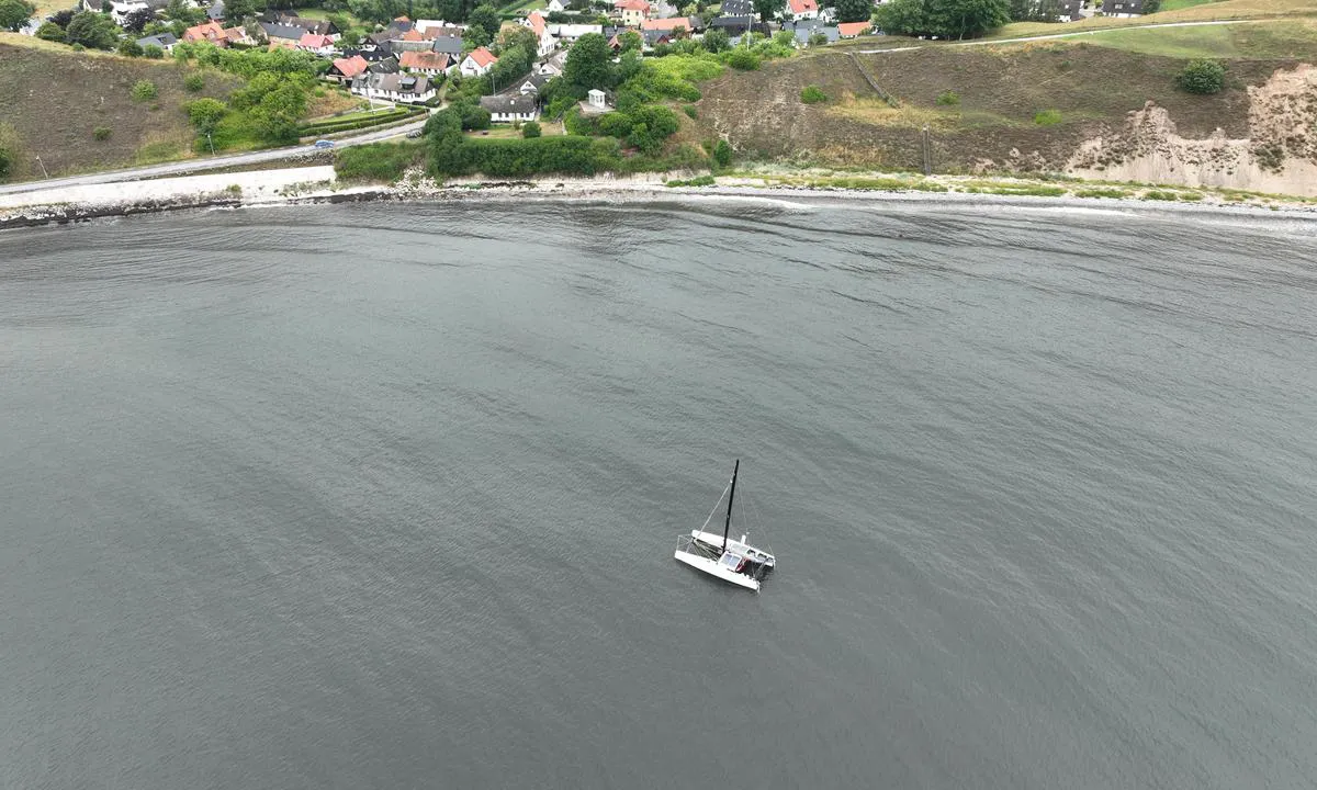 Kåseberga Hamn: {"base": "no", "no": "Det er ogs\u00e5 mulig \u00e5 ankre \u00f8st for havnen, men det er lite beskyttelse for gammel sj\u00f8 og d\u00f8nninger", "se": "Det \u00e4r ocks\u00e5 m\u00f6jligt att ankra \u00f6ster om hamnen, men det finns lite skydd f\u00f6r gammal sj\u00f6 och dyningar.", "en": "It is also possible to anchor east of the harbor, but there is little protection from old seas and swells", "da": "Det er ogs\u00e5 muligt at ankre \u00f8st for havnen, men der er lidt beskyttelse for gammel s\u00f8 og d\u00f8nninger", "fr": "Il est \u00e9galement possible de jeter l'ancre \u00e0 l'est du port, mais il y a peu de protection contre la mer form\u00e9e et les houles", "de": "Es ist auch m\u00f6glich, \u00f6stlich vom Hafen zu ankern, aber es gibt wenig Schutz vor schwerer See und D\u00fcnung", "es": "Tambi\u00e9n es posible anclar al este del puerto, pero hay poca protecci\u00f3n contra el mar viejo y las olas", "it": "\u00c8 anche possibile ancorare a est del porto, ma c'\u00e8 poca protezione contro il mare vecchio e le onde lunghe", "pt": "\u00c9 tamb\u00e9m poss\u00edvel ancorar a leste do porto, mas h\u00e1 pouca prote\u00e7\u00e3o contra mar de leva e ondula\u00e7\u00f5es", "nl": "Het is ook mogelijk om te ankeren ten oosten van de haven, maar er is weinig bescherming tegen oude zee en deining", "pl": "Mo\u017cna r\u00f3wnie\u017c zakotwiczy\u0107 na wsch\u00f3d od portu, ale jest tam ma\u0142o os\u0142ony przed starym morzem i falami", "uk": "\u0422\u0430\u043a\u043e\u0436 \u043c\u043e\u0436\u043b\u0438\u0432\u043e \u043a\u0438\u043d\u0443\u0442\u0438 \u044f\u043a\u0456\u0440 \u043d\u0430 \u0441\u0445\u0456\u0434 \u0432\u0456\u0434 \u0433\u0430\u0432\u0430\u043d\u0456, \u0430\u043b\u0435 \u0446\u0435 \u043c\u0456\u0441\u0446\u0435 \u0441\u043b\u0430\u0431\u043e \u0437\u0430\u0445\u0438\u0449\u0435\u043d\u0435 \u0432\u0456\u0434 \u0445\u0432\u0438\u043b\u044c \u0442\u0430 \u043d\u0430\u043a\u0430\u0442\u0443.", "ro": "Este de asemenea posibil s\u0103 ancora\u021bi la est de port, dar exist\u0103 pu\u021bin\u0103 protec\u021bie \u00eempotriva valurilor vechi \u0219i a undelor.", "tr": "Limana do\u011fusunda demir atmak da m\u00fcmk\u00fcnd\u00fcr, ancak eski deniz ve dalgalara kar\u015f\u0131 pek koruma yoktur.", "el": "\u0395\u03af\u03bd\u03b1\u03b9 \u03b5\u03c0\u03af\u03c3\u03b7\u03c2 \u03b4\u03c5\u03bd\u03b1\u03c4\u03cc \u03bd\u03b1 \u03b1\u03b3\u03ba\u03c5\u03c1\u03bf\u03b2\u03bf\u03bb\u03ae\u03c3\u03b5\u03c4\u03b5 \u03b1\u03bd\u03b1\u03c4\u03bf\u03bb\u03b9\u03ba\u03ac \u03c4\u03bf\u03c5 \u03bb\u03b9\u03bc\u03b1\u03bd\u03b9\u03bf\u03cd, \u03b1\u03bb\u03bb\u03ac \u03c5\u03c0\u03ac\u03c1\u03c7\u03b5\u03b9 \u03bb\u03af\u03b3\u03b7 \u03c0\u03c1\u03bf\u03c3\u03c4\u03b1\u03c3\u03af\u03b1 \u03b1\u03c0\u03cc \u03c4\u03b7\u03bd \u03c0\u03b1\u03bb\u03b9\u03ac \u03b8\u03ac\u03bb\u03b1\u03c3\u03c3\u03b1 \u03ba\u03b1\u03b9 \u03c4\u03bf \u03ba\u03cd\u03bc\u03b1", "cs": "Je tak\u00e9 mo\u017en\u00e9 zakotvit v\u00fdchodn\u011b od p\u0159\u00edstavu, ale je zde jen mal\u00e1 ochrana proti star\u00e9mu mo\u0159i a vln\u00e1m.", "hu": "Lehets\u00e9ges a kik\u00f6t\u0151t\u0151l keletre is lehorgonyozni, de kev\u00e9s v\u00e9delmet ny\u00fajt az \u00f6reg tengeri hull\u00e1mok \u00e9s hull\u00e1mver\u00e9sek ellen.", "fi": "Satamasta it\u00e4\u00e4n on my\u00f6s mahdollista ankkuroitua, mutta vanhan merenk\u00e4ynnin ja maininkien varalta on v\u00e4h\u00e4n suojaa", "bg": "\u0412\u044a\u0437\u043c\u043e\u0436\u043d\u043e \u0435 \u0441\u044a\u0449\u043e \u0442\u0430\u043a\u0430 \u0434\u0430 \u0441\u0435 \u0445\u0432\u044a\u0440\u043b\u0438 \u043a\u043e\u0442\u0432\u0430 \u043d\u0430 \u0438\u0437\u0442\u043e\u043a \u043e\u0442 \u043f\u0440\u0438\u0441\u0442\u0430\u043d\u0438\u0449\u0435\u0442\u043e, \u043d\u043e \u0438\u043c\u0430 \u043c\u0430\u043b\u043a\u043e \u0437\u0430\u0449\u0438\u0442\u0430 \u0441\u0440\u0435\u0449\u0443 \u0441\u0442\u0430\u0440\u0430\u0442\u0430 \u043c\u043e\u0440\u0441\u043a\u0430 \u0432\u044a\u043b\u043d\u0430 \u0438 \u0432\u044a\u043b\u043d\u0435\u043d\u0438\u0435\u0442\u043e.", "sr": "Tako\u0111e je mogu\u0107e baciti sidro isto\u010dno od luke, ali ima malo za\u0161tite od talasa i morskih struja.", "et": "Samuti on v\u00f5imalik ankurdada sadamast ida pool, kuid seal on v\u00e4he kaitset vanade lainete ja lainetuse eest.", "lv": "Ir iesp\u0113jams ar\u012b pietauvoties austrumos no ostas, ta\u010du tur ir maz aizsardz\u012bbas pret veciem vi\u013c\u0146iem un bang\u0101m", "lt": "Taip pat galima \u012fsimesti inkar\u0105 \u012flankos rytuose, ta\u010diau ma\u017eai apsaugos nuo sen\u0173 bang\u0173 ir bangeli\u0173"}