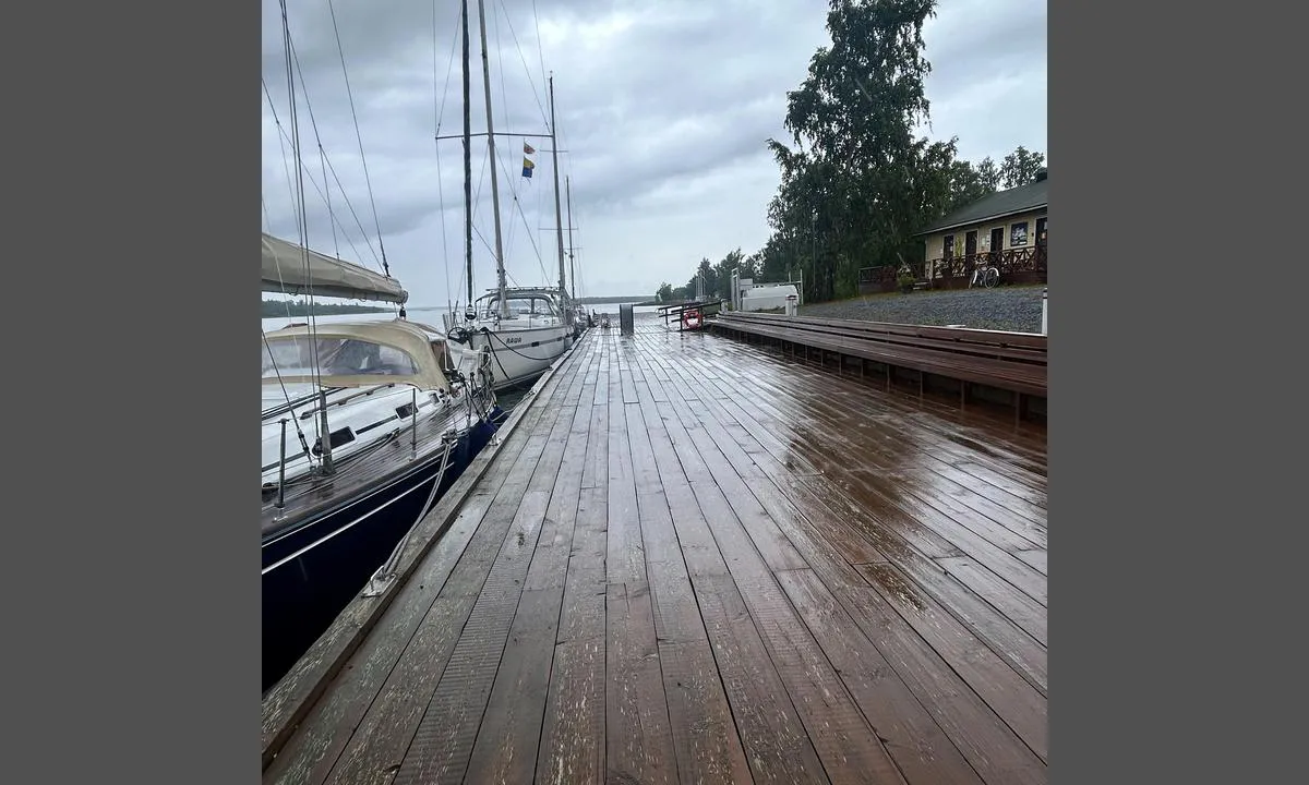 Kaskinen/Käskö: {"base": "en", "no": "Fin havn for fort\u00f8yning med b\u00f8yer eller langskips", "se": "Fin b\u00e5tplats f\u00f6r f\u00f6rt\u00f6jning med bojar eller l\u00e4ngs med kajen", "en": "Pretty berth for mooring with buoys or alongside", "da": "Smuk ankerplads til fort\u00f8jning med b\u00f8jer eller langskibs", "fr": "Beau mouillage pour amarrer avec des bou\u00e9es ou \u00e0 couple", "de": "Sch\u00f6ner Liegeplatz zum Festmachen mit Bojen oder l\u00e4ngsseits", "es": "Bonito amarre para fondear con boyas o al costado", "it": "Ormeggio pittoresco per ormeggiare con boe o accosto", "pt": "Bela amarra\u00e7\u00e3o para atraca\u00e7\u00e3o com boias ou ao lado", "nl": "Mooie ligplaats voor afmeren met boeien of langszij", "pl": "\u0141adne miejsce do cumowania z boiami lub burt\u0105 do burty", "uk": "\u0413\u0430\u0440\u043d\u0435 \u043c\u0456\u0441\u0446\u0435 \u0434\u043b\u044f \u0448\u0432\u0430\u0440\u0442\u0443\u0432\u0430\u043d\u043d\u044f \u0437 \u0431\u0443\u044f\u043c\u0438 \u0430\u0431\u043e \u0443\u0437\u0434\u043e\u0432\u0436 \u043f\u0440\u0438\u0447\u0430\u043b\u0443", "ro": "Loc frumos pentru acostare cu geamanduri sau de-a lungul cheiului", "tr": "\u015eamand\u0131ralarla veya limana yana\u015farak ba\u011flanmak i\u00e7in g\u00fczel bir ba\u011flama yeri", "el": "\u03a9\u03c1\u03b1\u03af\u03bf \u03bb\u03b9\u03bc\u03ac\u03bd\u03b9 \u03b3\u03b9\u03b1 \u03b5\u03bb\u03bb\u03b9\u03bc\u03b5\u03bd\u03b9\u03c3\u03bc\u03cc \u03bc\u03b5 \u03c3\u03b7\u03bc\u03b1\u03b4\u03bf\u03cd\u03c1\u03b5\u03c2 \u03ae \u03c0\u03b1\u03c1\u03ac\u03bb\u03bb\u03b7\u03bb\u03b1", "cs": "P\u011bkn\u00e9 kotvi\u0161t\u011b pro p\u0159ist\u00e1n\u00ed u b\u00f3j\u00ed nebo u b\u0159ehu", "hu": "Sz\u00e9p kik\u00f6t\u0151hely horgonyz\u00f3 b\u00f3j\u00e1kkal vagy oldalir\u00e1nyban", "fi": "Kaunis kiinnittymispaikka, jossa voi kiinnitty\u00e4 poijuihin tai kyljitt\u00e4in", "bg": "\u041a\u0440\u0430\u0441\u0438\u0432\u043e \u043c\u044f\u0441\u0442\u043e \u0437\u0430 \u0448\u0432\u0430\u0440\u0442\u043e\u0432\u0430\u043d\u0435 \u0441 \u0431\u0443\u0439\u043e\u0432\u0435 \u0438\u043b\u0438 \u0441\u0442\u0440\u0430\u043d\u0438\u0447\u043d\u043e", "sr": "Lepo privezi\u0161te za vezivanje uz bove ili bo\u010dno", "et": "Ilus kaikoht sildumiseks poide v\u00f5i kai \u00e4\u00e4rde", "lv": "Skaista piest\u0101tne pietauvo\u0161anai ar boju vai gar s\u0101nu", "lt": "Gra\u017ei prieplauka \u0161vartuoti su pl\u016bdurais arba prie krantin\u0117s"}