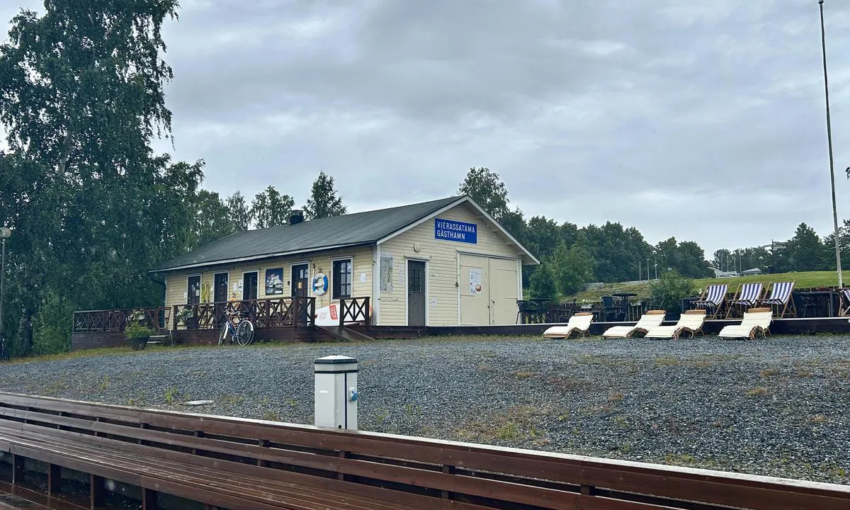Kaskinen/Käskö: {"base": "en", "no": "Servicehus med en liten, hyggelig kafe p\u00e5 ettermiddagen", "se": "Servicehus med ett litet trevligt caf\u00e9 p\u00e5 eftermiddagen", "en": "Servicehouse withe a small nice caf\u00e9 in the afternoon", "da": "Servicehus med en lille hyggelig caf\u00e9 om eftermiddagen", "fr": "Maison de services avec un petit caf\u00e9 agr\u00e9able dans l'apr\u00e8s-midi", "de": "Servicehaus mit einem kleinen, netten Caf\u00e9 am Nachmittag", "es": "Casa de servicios con un peque\u00f1o y agradable caf\u00e9 por la tarde", "it": "Casa di servizio con un piccolo, grazioso caff\u00e8 nel pomeriggio", "pt": "Casa de servi\u00e7os com um pequeno e agrad\u00e1vel caf\u00e9 \u00e0 tarde", "nl": "Servicegebouw met een klein leuk caf\u00e9 in de namiddag", "pl": "Budynek us\u0142ugowy z ma\u0142\u0105, przytuln\u0105 kawiarni\u0105 otwart\u0105 po po\u0142udniu", "uk": "\u0421\u0435\u0440\u0432\u0456\u0441\u043d\u0438\u0439 \u0431\u0443\u0434\u0438\u043d\u043e\u043a \u0456\u0437 \u043c\u0430\u043b\u0435\u043d\u044c\u043a\u0438\u043c \u0433\u0430\u0440\u043d\u0438\u043c \u043a\u0430\u0444\u0435 \u0432\u0434\u0435\u043d\u044c", "ro": "Cl\u0103dire de servicii cu o mic\u0103 \u0219i frumoas\u0103 cafenea dup\u0103-amiaza", "tr": "Hizmet binas\u0131 \u00f6\u011fleden sonra k\u00fc\u00e7\u00fck ho\u015f bir kafesi ile", "el": "\u039a\u03c4\u03af\u03c1\u03b9\u03bf \u03c5\u03c0\u03b7\u03c1\u03b5\u03c3\u03b9\u03ce\u03bd \u03bc\u03b5 \u03ad\u03bd\u03b1 \u03bc\u03b9\u03ba\u03c1\u03cc \u03c9\u03c1\u03b1\u03af\u03bf \u03ba\u03b1\u03c6\u03ad \u03c4\u03bf \u03b1\u03c0\u03cc\u03b3\u03b5\u03c5\u03bc\u03b1", "cs": "Servisn\u00ed d\u016fm s malou hezkou kav\u00e1rnou odpoledne", "hu": "Szolg\u00e1ltat\u00f3h\u00e1z egy kis kedves k\u00e1v\u00e9z\u00f3val d\u00e9lut\u00e1n", "fi": "Huoltorakennus, jossa on pieni mukava kahvila iltap\u00e4ivisin", "bg": "\u0421\u0435\u0440\u0432\u0438\u0437\u043d\u0430 \u0441\u0433\u0440\u0430\u0434\u0430 \u0441 \u043c\u0430\u043b\u043a\u043e \u043f\u0440\u0438\u044f\u0442\u043d\u043e \u043a\u0430\u0444\u0435\u043d\u0435 \u0441\u043b\u0435\u0434\u043e\u0431\u0435\u0434", "sr": "Servisna ku\u0107a sa malim prijatnim kafi\u0107em popodne", "et": "Teenindushoone koos v\u00e4ikese kena kohvikuga p\u00e4rastl\u00f5unal", "lv": "Servisa m\u0101ja ar nelielu jauku kafejn\u012bcu p\u0113cpusdien\u0101", "lt": "Serviso namai su ma\u017ea jaukia kavinuke popiet\u0119"}