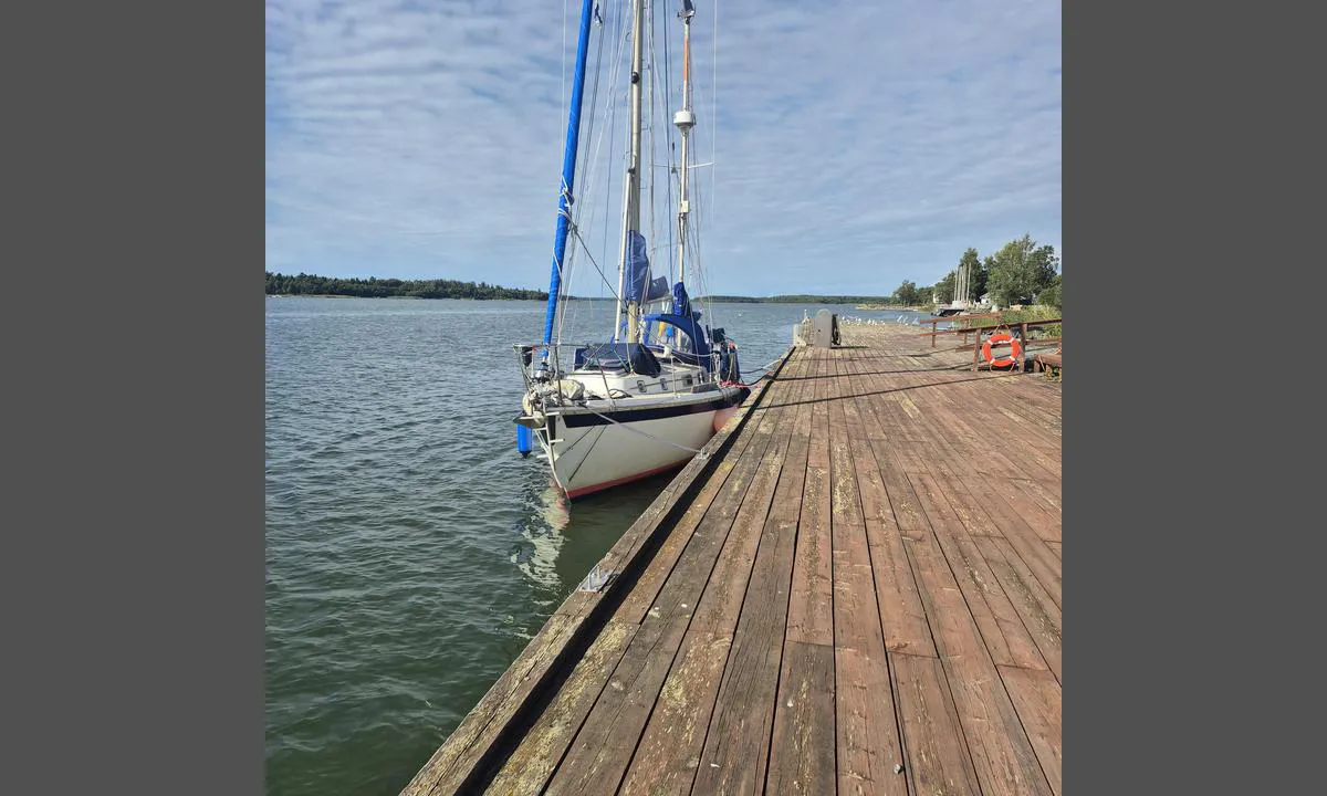 Kaskinen/Käskö: {"base": "en", "no": "Aktermerker er vanskelige i en b\u00e5t med midtkonsoll. Det er fint \u00e5 kunne legge seg langs siden.", "se": "Akterbojar \u00e4r sv\u00e5ra p\u00e5 en b\u00e5t med mittplacerad sittbrunn. Trevligt att kunna l\u00e4gga sig l\u00e4ngs med.", "en": "Stern buoys are difficult in a centre cockpit boat. Nice to be able to go alongside .", "da": "Agterbojer er vanskelige i en b\u00e5d med centre cockpit. Det er rart at kunne l\u00e6gge til agterud.", "fr": "Les bou\u00e9es arri\u00e8re sont difficiles \u00e0 aborder avec un bateau \u00e0 cockpit central. C'est agr\u00e9able de pouvoir s'amarrer le long.", "de": "Hecktonnen sind bei einem Boot mit Mittelkockpit schwierig. Sch\u00f6n, l\u00e4ngsseits gehen zu k\u00f6nnen.", "es": "Las boyas de popa son dif\u00edciles en un barco con cabina central. Es bueno poder acercarse a ellas.", "it": "Le boe di poppa sono difficili da usare su una barca con pozzetto centrale. \u00c8 utile poter ormeggiare di fianco.", "pt": "As b\u00f3ias de popa s\u00e3o dif\u00edceis em um barco com cockpit central. \u00c9 bom poder encostar ao lado.", "nl": "Achterschipboeien zijn moeilijk bij een boot met een middenkuip. Fijn om ernaast te kunnen afmeren.", "pl": "Boje rufowe s\u0105 trudne w \u0142odzi z kokpitem centralnym. Mi\u0142o jest m\u00f3c podej\u015b\u0107 na burt\u0119.", "uk": "\u041a\u043e\u0440\u043c\u043e\u0432\u0456 \u0431\u0443\u0439\u043a\u0438 \u0432\u0430\u0436\u043a\u043e \u0432\u0438\u043a\u043e\u0440\u0438\u0441\u0442\u043e\u0432\u0443\u0432\u0430\u0442\u0438 \u043d\u0430 \u044f\u0445\u0442\u0430\u0445 \u0437 \u0446\u0435\u043d\u0442\u0440\u043e\u0432\u0438\u043c \u043a\u043e\u043a\u043f\u0456\u0442\u043e\u043c. \u041f\u0440\u0438\u0454\u043c\u043d\u043e \u043c\u0430\u0442\u0438 \u043c\u043e\u0436\u043b\u0438\u0432\u0456\u0441\u0442\u044c \u043f\u0440\u0438\u0441\u0442\u0430\u0442\u0438 \u0431\u043e\u0440\u0442\u043e\u043c.", "ro": "Bojenle de prova sunt dificil de utilizat pe o barc\u0103 cu cockpit central. Este bine s\u0103 po\u021bi acost<br>perpendicular.", "tr": "K\u0131\u00e7 \u015famand\u0131ralar\u0131, orta g\u00fcverte teknesinde zordur. Yan yana yana\u015fmak ho\u015f olur.", "el": "\u039f\u03b9 \u03c0\u03c1\u03cd\u03bc\u03bd\u03b9\u03b5\u03c2 \u03c3\u03b7\u03bc\u03b1\u03b4\u03bf\u03cd\u03c1\u03b5\u03c2 \u03b5\u03af\u03bd\u03b1\u03b9 \u03b4\u03cd\u03c3\u03ba\u03bf\u03bb\u03b5\u03c2 \u03c3\u03b5 \u03ad\u03bd\u03b1 \u03c3\u03ba\u03ac\u03c6\u03bf\u03c2 \u03bc\u03b5 \u03ba\u03b5\u03bd\u03c4\u03c1\u03b9\u03ba\u03cc \u03ba\u03cc\u03ba\u03c0\u03b9\u03c4. \u039a\u03b1\u03bb\u03cc \u03bd\u03b1 \u03bc\u03c0\u03bf\u03c1\u03b5\u03af\u03c2 \u03bd\u03b1 \u03c0\u03bb\u03b7\u03c3\u03b9\u03ac\u03c3\u03b5\u03b9\u03c2 \u03c0\u03b1\u03c1\u03ac\u03bb\u03bb\u03b7\u03bb\u03b1.", "cs": "Z\u00e1dov\u00e9 b\u00f3je jsou obt\u00ed\u017en\u00e9 v lodi se st\u0159edn\u00edm kokpitem. P\u0159\u00edjemn\u00e9 je m\u00edt mo\u017enost p\u0159irazen\u00ed bokem.", "hu": "A h\u00e1ts\u00f3 b\u00f3j\u00e1k nehezek egy k\u00f6z\u00e9pkorm\u00e1nyos haj\u00f3n. J\u00f3, hogy lehet oldalra \u00e1llni.", "fi": "Per\u00e4poijut ovat haastavia keskikuomukkaan veneess\u00e4. On mukavaa pysty\u00e4 kiinnittym\u00e4\u00e4n kylkeen.", "bg": "\u0417\u0430\u0434\u043d\u0438\u0442\u0435 \u0431\u043e\u0439\u043e\u0432\u0435 \u0441\u0430 \u0442\u0440\u0443\u0434\u043d\u0438 \u0437\u0430 \u043b\u043e\u0434\u043a\u0430 \u0441 \u0446\u0435\u043d\u0442\u0440\u0430\u043b\u043d\u043e \u043a\u043e\u043a\u043f\u0438\u0442\u043d\u043e \u0440\u0430\u0437\u043f\u043e\u043b\u043e\u0436\u0435\u043d\u0438\u0435. \u041f\u0440\u0438\u044f\u0442\u043d\u043e \u0435 \u0434\u0430 \u043c\u043e\u0436\u0435 \u0434\u0430 \u0441\u0435 \u0430\u043a\u043e\u0441\u0442\u0438\u0440\u0430 \u043f\u0430\u0440\u0430\u043b\u0435\u043b\u043d\u043e.", "sr": "Zadnje boje su te\u0161ke za manevrisanje na plovilu sa centralnom kokpitom. Dobro je mo\u0107i privezati se bo\u010dno.", "et": "Tagaankrud on raskesti k\u00e4sitletavad keskmise kokpiidiga paadis. Tore on, kui on v\u00f5imalik k\u00fcljepeale minna.", "lv": "Aizmugures b\u0101kas ir gr\u016bti sasniedzamas laiv\u0101 ar centr\u0101lo kokpitu. Pat\u012bkami ir var\u0113t piest\u0101t blakus.", "lt": "Galiniai pl\u016bdurai yra sud\u0117tingi centre esan\u010diame vairin\u0117je valtelyje. Malonu, kai gali prisiglausti \u0161onu."}