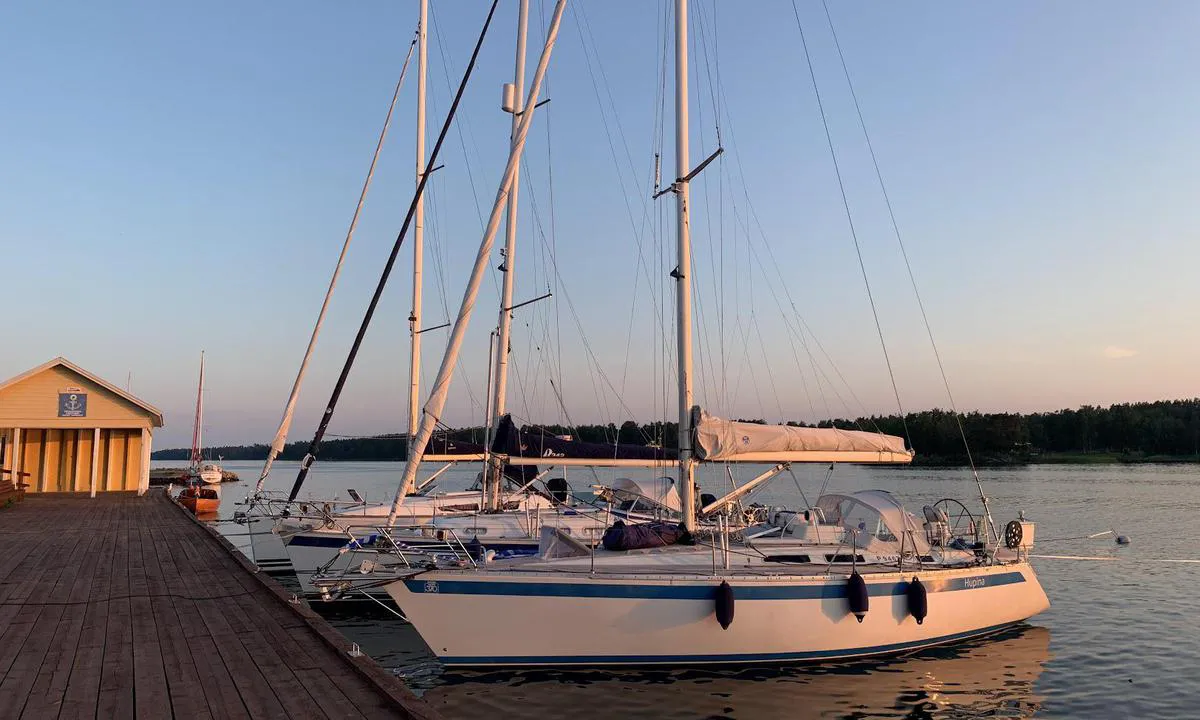Kaskinen/Käskö: {"base": "en", "no": "Kaskinen er sv\u00e6rt utsatt for s\u00f8rlige og nordlige vinder. Ellers en fin liten havn.", "se": "Kaskinen \u00e4r mycket utsatt f\u00f6r sydliga och nordliga vindar. Annars en trevlig liten hamn.", "en": "Kaskinen is very exposed to southern and northern winds. Otherwise a nice little harbour.", "da": "Kaskinen er meget udsat for sydlige og nordlige vinde. Ellers en hyggelig lille havn.", "fr": "Kaskinen est tr\u00e8s expos\u00e9 aux vents du sud et du nord. Sinon, un joli petit port.", "de": "Kaskinen ist sehr den s\u00fcdlichen und n\u00f6rdlichen Winden ausgesetzt. Ansonsten ein netter kleiner Hafen.", "es": "Kaskinen est\u00e1 muy expuesto a los vientos del sur y del norte. Por lo dem\u00e1s, es un peque\u00f1o y agradable puerto.", "it": "Kaskinen \u00e8 molto esposta ai venti del sud e del nord. Altrimenti, un bel porticciolo.", "pt": "Kaskinen \u00e9 muito exposta aos ventos do sul e do norte. Caso contr\u00e1rio, um pequeno porto agrad\u00e1vel.", "nl": "Kaskinen is zeer blootgesteld aan zuidelijke en noordelijke winden. Verder een leuke kleine haven.", "pl": "Kaskinen jest bardzo nara\u017cony na po\u0142udniowe i p\u00f3\u0142nocne wiatry. Poza tym to mi\u0142y ma\u0142y port.", "uk": "\u041a\u0430\u0441\u043a\u0456\u043d\u0435\u043d \u0434\u0443\u0436\u0435 \u0432\u0456\u0434\u043a\u0440\u0438\u0442\u0438\u0439 \u0434\u043b\u044f \u043f\u0456\u0432\u0434\u0435\u043d\u043d\u0438\u0445 \u0442\u0430 \u043f\u0456\u0432\u043d\u0456\u0447\u043d\u0438\u0445 \u0432\u0456\u0442\u0440\u0456\u0432. \u0412 \u0456\u043d\u0448\u043e\u043c\u0443 \u0446\u0435 \u043f\u0440\u0438\u0454\u043c\u043d\u0430 \u043c\u0430\u043b\u0435\u043d\u044c\u043a\u0430 \u0433\u0430\u0432\u0430\u043d\u044c.", "ro": "Kaskinen este foarte expus la v\u00e2nturile din sud \u0219i din nord. \u00cen rest, un mic port dr\u0103gu\u021b.", "tr": "Kaskinen, g\u00fcney ve kuzey r\u00fczgarlar\u0131na kar\u015f\u0131 olduk\u00e7a a\u00e7\u0131k bir limand\u0131r. Aksi takdirde g\u00fczel ve k\u00fc\u00e7\u00fck bir limand\u0131r.", "el": "\u0397 \u039a\u03b1\u03c3\u03ba\u03af\u03bd\u03b5\u03bd \u03b5\u03af\u03bd\u03b1\u03b9 \u03c0\u03bf\u03bb\u03cd \u03b5\u03ba\u03c4\u03b5\u03b8\u03b5\u03b9\u03bc\u03ad\u03bd\u03b7 \u03c3\u03c4\u03bf\u03c5\u03c2 \u03bd\u03cc\u03c4\u03b9\u03bf\u03c5\u03c2 \u03ba\u03b1\u03b9 \u03b2\u03cc\u03c1\u03b5\u03b9\u03bf\u03c5\u03c2 \u03b1\u03bd\u03ad\u03bc\u03bf\u03c5\u03c2. \u039a\u03b1\u03c4\u03ac \u03c4\u03b1 \u03ac\u03bb\u03bb\u03b1, \u03ad\u03bd\u03b1 \u03cc\u03bc\u03bf\u03c1\u03c6\u03bf \u03bc\u03b9\u03ba\u03c1\u03cc \u03bb\u03b9\u03bc\u03ac\u03bd\u03b9.", "cs": "Kaskinen je velmi vystaven\u00fd ji\u017en\u00edm a severn\u00edm v\u011btr\u016fm. Jinak je to p\u011bkn\u00fd mal\u00fd p\u0159\u00edstav.", "hu": "Kaskinen nagyon ki van t\u00e9ve d\u00e9li \u00e9s \u00e9szaki szeleknek. Egy\u00e9bk\u00e9nt egy sz\u00e9p kis kik\u00f6t\u0151.", "fi": "Kaskinen on eritt\u00e4in altis etel\u00e4- ja pohjoistuulille. Muuten mukava pieni satama.", "bg": "\u041a\u0430\u0441\u043a\u0438\u043d\u0435\u043d \u0435 \u043c\u043d\u043e\u0433\u043e \u0438\u0437\u043b\u043e\u0436\u0435\u043d \u043d\u0430 \u044e\u0436\u043d\u0438 \u0438 \u0441\u0435\u0432\u0435\u0440\u043d\u0438 \u0432\u0435\u0442\u0440\u043e\u0432\u0435. \u0412 \u043f\u0440\u043e\u0442\u0438\u0432\u0435\u043d \u0441\u043b\u0443\u0447\u0430\u0439, \u043f\u0440\u0438\u044f\u0442\u043d\u043e \u043c\u0430\u043b\u043a\u043e \u043f\u0440\u0438\u0441\u0442\u0430\u043d\u0438\u0449\u0435.", "sr": "Kaskinen je veoma izlo\u017een ju\u017enim i severnim vetrovima. Ina\u010de, prijatna mala luka.", "et": "Kaskinen on v\u00e4ga avatud l\u00f5una- ja p\u00f5hjatule. Muidu kena v\u00e4ike sadam.", "lv": "Kask\u012bne ir \u013coti pak\u013cauta dienvidu un zieme\u013cu v\u0113jiem. Cit\u0101di jauka maza osta.", "lt": "Kaskin\u0117s uostas yra labai veikiamas piet\u0173 ir \u0161iaur\u0117s v\u0117j\u0173. Kitu atveju tai jaukus ma\u017eas uostas."}