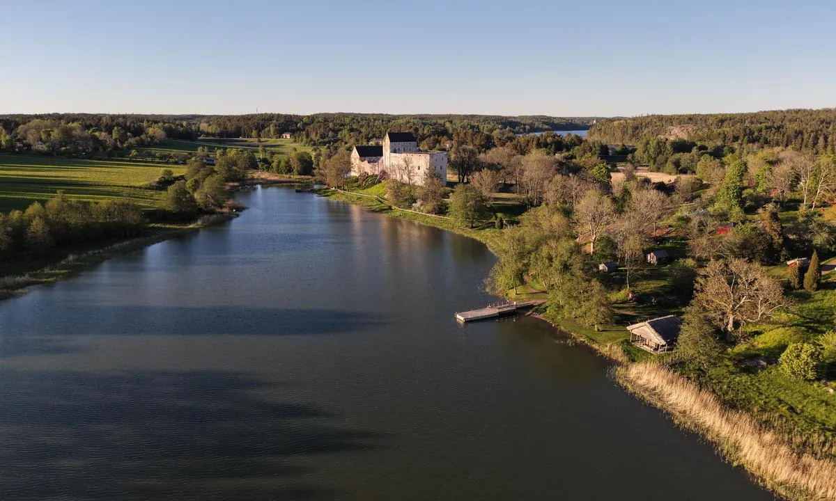 {"base": "en", "no": "Kastelholm slott og dets friluftsmuseum er et must-see, kun en vakker spasertur fra gjestehavnen.", "se": "Kastelholms slott och dess friluftsmuseum \u00e4r ett m\u00e5ste, bara en vacker promenad fr\u00e5n g\u00e4sthamnen.", "en": "Kastelholm slott and its open air museum is a must see, just a beautiful walk from the guest harbor.", "da": "Kastelholm Slot og dets friluftsmuseum er et must see, blot en smuk g\u00e5tur fra g\u00e6stehavnen.", "fr": "Le ch\u00e2teau de Kastelholm et son mus\u00e9e en plein air sont incontournables, \u00e0 quelques pas d'une belle promenade du port de plaisance.", "de": "Kastelholm Schloss und sein Freilichtmuseum sind ein Muss, nur ein sch\u00f6ner Spaziergang vom G\u00e4stehafen entfernt.", "es": "El castillo de Kastelholm y su museo al aire libre son una visita obligada, a solo un hermoso paseo del puerto de hu\u00e9spedes.", "it": "Il Castello di Kastelholm e il suo museo all'aperto sono assolutamente da vedere, una semplice e bellissima passeggiata dal porto turistico.", "pt": "O castelo de Kastelholm e seu museu a c\u00e9u aberto s\u00e3o imperd\u00edveis, apenas uma bela caminhada do porto de h\u00f3spedes.", "nl": "Kastelholm slott en het openluchtmuseum zijn een must-see, slechts een prachtige wandeling van de gastenhaven.", "pl": "Zamek Kastelholm i jego skansen to punkt obowi\u0105zkowy do odwiedzenia, zaledwie pi\u0119kny spacer od przystani dla go\u015bci.", "uk": "\u0417\u0430\u043c\u043e\u043a \u041a\u0430\u0441\u0442\u0435\u043b\u044c\u0445\u043e\u043b\u044c\u043c \u0442\u0430 \u0439\u043e\u0433\u043e \u043c\u0443\u0437\u0435\u0439 \u043f\u0440\u043e\u0441\u0442\u043e \u043d\u0435\u0431\u0430 \u0454 \u043e\u0431\u043e\u0432'\u044f\u0437\u043a\u043e\u0432\u0438\u043c\u0438 \u0434\u043b\u044f \u0432\u0456\u0434\u0432\u0456\u0434\u0430\u043d\u043d\u044f, \u043b\u0438\u0448\u0435 \u043a\u0440\u0430\u0441\u0438\u0432\u043e\u044e \u043f\u0440\u043e\u0433\u0443\u043b\u044f\u043d\u043a\u043e\u044e \u0432\u0456\u0434 \u0433\u043e\u0441\u0442\u044c\u043e\u0432\u043e\u0457 \u0433\u0430\u0432\u0430\u043d\u0456.", "ro": "Castelul Kastelholm \u0219i muzeul s\u0103u \u00een aer liber sunt de neratat, fiind doar o plimbare frumoas\u0103 de la portul de oaspe\u021bi.", "tr": "Kastelholm kalesi ve a\u00e7\u0131k hava m\u00fczesi, misafir liman\u0131ndan sadece g\u00fczel bir y\u00fcr\u00fcy\u00fc\u015f mesafesinde mutlaka g\u00f6r\u00fclmesi gereken bir yerdir.", "el": "\u03a4\u03bf \u03ba\u03ac\u03c3\u03c4\u03c1\u03bf Kastelholm \u03ba\u03b1\u03b9 \u03c4\u03bf \u03c5\u03c0\u03b1\u03af\u03b8\u03c1\u03b9\u03bf \u03bc\u03bf\u03c5\u03c3\u03b5\u03af\u03bf \u03c4\u03bf\u03c5 \u03b5\u03af\u03bd\u03b1\u03b9 \u03b1\u03c0\u03b1\u03c1\u03b1\u03af\u03c4\u03b7\u03c4\u03b7 \u03b5\u03c0\u03af\u03c3\u03ba\u03b5\u03c8\u03b7, \u03bc\u03cc\u03bb\u03b9\u03c2 \u03ad\u03bd\u03b1\u03c2 \u03cc\u03bc\u03bf\u03c1\u03c6\u03bf\u03c2 \u03c0\u03b5\u03c1\u03af\u03c0\u03b1\u03c4\u03bf\u03c2 \u03b1\u03c0\u03cc \u03c4\u03bf \u03bb\u03b9\u03bc\u03ac\u03bd\u03b9 \u03c6\u03b9\u03bb\u03bf\u03be\u03b5\u03bd\u03bf\u03c5\u03bc\u03ad\u03bd\u03c9\u03bd.", "cs": "Hrad Kastelholm a jeho skanzen jsou nezbytnost\u00ed, jen kr\u00e1sn\u00e1 proch\u00e1zka z p\u0159\u00edstavu pro hosty.", "hu": "A Kastelholm v\u00e1r \u00e9s a szabadt\u00e9ri m\u00fazeuma k\u00f6telez\u0151 l\u00e1tnival\u00f3, csak egy gy\u00f6ny\u00f6r\u0171 s\u00e9ta a vend\u00e9gkik\u00f6t\u0151t\u0151l.", "fi": "Kastelholman linna ja sen ulkoilmamuseo ovat ehdoton n\u00e4ht\u00e4vyys, vain kaunis k\u00e4velymatka vierasvenesatamasta.", "bg": "\u0417\u0430\u043c\u044a\u043a\u044a\u0442 \u041a\u0430\u0441\u0442\u0435\u043b\u0445\u043e\u043b\u043c \u0438 \u043d\u0435\u0433\u043e\u0432\u0438\u044f\u0442 \u043c\u0443\u0437\u0435\u0439 \u043d\u0430 \u043e\u0442\u043a\u0440\u0438\u0442\u043e \u0441\u0430 \u0437\u0430\u0434\u044a\u043b\u0436\u0438\u0442\u0435\u043b\u043d\u0438 \u0437\u0430 \u043f\u043e\u0441\u0435\u0449\u0435\u043d\u0438\u0435, \u0441\u0430\u043c\u043e \u043d\u0430 \u043a\u0440\u0430\u0441\u0438\u0432\u0430 \u0440\u0430\u0437\u0445\u043e\u0434\u043a\u0430 \u043e\u0442 \u0433\u043e\u0441\u0442\u0443\u0432\u0430\u0449\u043e\u0442\u043e \u043f\u0440\u0438\u0441\u0442\u0430\u043d\u0438\u0449\u0435.", "sr": "Dvorac Kastelholm i njegov muzej na otvorenom su obavezni za posetiti, samo prelepa \u0161etnja od gostinskog pristani\u0161ta.", "et": "Kastelholmi loss ja selle vaba\u00f5humuuseum on kohustuslik vaatamisv\u00e4\u00e4rsus, vaid kaunis jalutusk\u00e4ik k\u00fclalissadamast.", "lv": "Kastelholmas pils un t\u0101s br\u012bvdabas muzejs ir oblig\u0101ti j\u0101redz, tas ir tikai skaists pastaigas att\u0101lums no viesu ostas.", "lt": "Kastelholmo pilis ir jos atviras muziejus yra b\u016btina pamatyti, vos gra\u017eus pasivaik\u0161\u010diojimas nuo sve\u010di\u0173 uosto."}